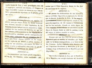 tendrá. .fpet•za ..de L:~y, y s·ei:á prelJlul~~dO:.: coino iaft"
á- menos .._que, cor1·iendo e-ste térm.in.a, el UongJ!eso...Si
l1aya SUSpendido Ó puesto en receso.; en cuyo C380'..fle_::
.....
Egecutivo, 'dentro de dos dia~$
!Ín me'zclm·sE,.. en" la ·ui·gen~ía.
' .'
•u.J-- ~ f p:asarse las 'deliberaCÍOileS de una Cámara á
Lerán pr·esentarle las .objecioñe.s- . en )a primera prÓxi
ma sesion. l - .. ~
t ntt·a, y af Podet"' Egecutívo, se $ Xt>resarán Jos dias en
JJ.RTieULO 49.
La" sattcion dd ·P..ode~Egecutivo es tamhien n~·-
. cesarla para que teng:;m fueria - las· -déi:úa~s ..resol.uc10:~
nes, decretos, estatrrt os .y .actos legislativos de las
Cámaras, R:cepto lo~ que sean de .suspensi~n -y. eu{pla-
zaJuiento de ..sus .sesiones; los decretos, en que ·pi~-~
tla:n informes, ó dén comisiones. en los negocio·s .dé sú·-
iucumbencia'; Jas .elecciones·· .que les cor¡·esponden; lo ·
juicios .sob e .cali ..sus n1jemhros; las ót·- ·
dáñes pa1•.a llenar .algunas Yacantes .en las C:áma.
· l'as; las J'eglas de ·.sus .debates y policía interior; el-
cástigo de sus miembros, J de cuanto-s .les~ falten al
d ébido respeto; y cualesquiera .otros actos en qué n&
..sea necesaria la' ~poncur~e.ncia~ :dé ambas·.
tes
)1R 1'ICULO 50~
Las p1·oposi.ciones que hayan pasado .como urgen-
en la-s dos Cámaras, ..sel'áu .sancionadas ó de-._·
que se discutió- la roátéria~ la feéha de las- l'especti-
,,. fl"e~, •nclnsa rfa dQ•ürgdicia' cná~Jo ~~ ha-
~ ... .. ., r ~--,.
yaf . a .exposicion ,de fas; · r azón.
es y · f'undainento~
q:u.e la;s -han motivado;. . Cuando sé OlÍ1Í'ta alguno dJ
estos requ¡sitos deberá O'lVel·se-·-et: acre; tlentro"':de Üos~
días . á la Cámara <foRde ~e ·nóte Ia omision, ó á 1~
-4,el ot·ígen s1 hubrer~ ocnrri(Io en amba~..
.J
SiE"mpre que una I.Py f1aya oe- pnsnrsc ni Poder-
EgeNltin• para su sanciorr, .se extenderá pot• dupli-
~tttl.cp •·u ta· form:r·'correS]loníiíente-, y se fee'di. t'n las:
(loE> Cámaras·~ Ambos; ot·igínales set·an fil·maÚoS' por;
!US t·cs.p..ect.ivos; ·Pa.·esiúentes-· y Secretários·; y se- pre-·
st•ntat·~~ : luego. al .Presi.tlente de Ja República ¡wr un~
Diputucion"' :
JIRTICULO 53'~
Saucionatla: ú objetada la L(·¡ por el Pt·csidcnte·
de fa República, con al'l'egl'o al articulOl •46, devohern...
Digitalizado por la Biblioteca Luis Ángel Arango del Banco de la República, Colombia.
 