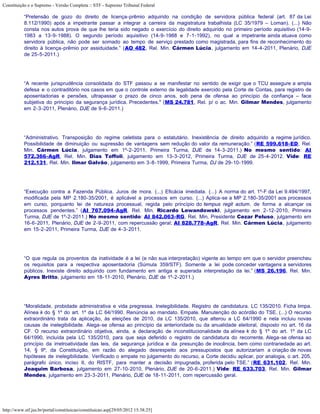 Constituição e o Supremo - Versão Completa :: STF - Supremo Tribunal Federal

           “Pretensão de gozo do direito de licença-prêmio adquirido na condição de servidora pública federal (art. 87 da Lei
           8.112/1990) após a impetrante passar a integrar a carreira da magistratura trabalhista (LC 35/1979 – Loman). (...) Não
           consta nos autos prova de que lhe teria sido negado o exercício do direito adquirido no primeiro período aquisitivo (14-9-
           1983 a 13-9-1988). O segundo período aquisitivo (14-9-1988 e 7-1-1992), no qual a impetrante ainda atuava como
           servidora pública, não pode ser somado ao tempo de serviço prestado como magistrada, para fins de reconhecimento do
           direito à licença-prêmio por assiduidade.” (AO 482, Rel. Min. Cármen Lúcia, julgamento em 14-4-2011, Plenário, DJE
           de 25-5-2011.)




           “A recente jurisprudência consolidada do STF passou a se manifestar no sentido de exigir que o TCU assegure a ampla
           defesa e o contraditório nos casos em que o controle externo de legalidade exercido pela Corte de Contas, para registro de
           aposentadorias e pensões, ultrapassar o prazo de cinco anos, sob pena de ofensa ao princípio da confiança – face
           subjetiva do princípio da segurança jurídica. Precedentes." (MS 24.781, Rel. p/ o ac. Min. Gilmar Mendes, julgamento
           em 2-3-2011, Plenário, DJE de 9-6-2011.)




           “Administrativo. Transposição do regime celetista para o estatutário. Inexistência de direito adquirido a regime jurídico.
           Possibilidade de diminuição ou supressão de vantagens sem redução do valor da remuneração.” (RE 599.618-ED, Rel.
           Min. Cármen Lúcia, julgamento em 1º-2-2011, Primeira Turma, DJE de 14-3-2011.) No mesmo sentido: AI
           572.366-AgR, Rel. Min. Dias Toffoli, julgamento em 13-3-2012, Primeira Turma, DJE de 25-4-2012. Vide: RE
           212.131, Rel. Min. Ilmar Galvão, julgamento em 3-8-1999, Primeira Turma, DJ de 29-10-1999.




           “Execução contra a Fazenda Pública. Juros de mora. (...) Eficácia imediata. (...) A norma do art. 1º-F da Lei 9.494/1997,
           modificada pela MP 2.180-35/2001, é aplicável a processos em curso. (...) Aplica-se a MP 2.180-35/2001 aos processos
           em curso, porquanto lei de natureza processual, regida pelo princípio do tempus regit actum, de forma a alcançar os
           processos pendentes.” (AI 767.094-AgR, Rel. Min. Ricardo Lewandowski, julgamento em 2-12-2010, Primeira
           Turma, DJE de 1º-2-2011.) No mesmo sentido: AI 842.063-RG, Rel. Min. Presidente Cezar Peluso, julgamento em
           16-6-2011, Plenário, DJE de 2-9-2011, com repercussão geral; AI 828.778-AgR, Rel. Min. Cármen Lúcia, julgamento
           em 15-2-2011, Primeira Turma, DJE de 4-3-2011.




           “O que regula os proventos da inatividade é a lei (e não sua interpretação) vigente ao tempo em que o servidor preencheu
           os requisitos para a respectiva aposentadoria (Súmula 359/STF). Somente a lei pode conceder vantagens a servidores
           públicos. Inexiste direito adquirido com fundamento em antiga e superada interpretação da lei.” (MS 26.196, Rel. Min.
           Ayres Britto, julgamento em 18-11-2010, Plenário, DJE de 1º-2-2011.)




           “Moralidade, probidade administrativa e vida pregressa. Inelegibilidade. Registro de candidatura. LC 135/2010. Ficha limpa.
           Alínea k do § 1º do art. 1º da LC 64/1990. Renúncia ao mandato. Empate. Manutenção do acórdão do TSE. (...) O recurso
           extraordinário trata da aplicação, às eleições de 2010, da LC 135/2010, que alterou a LC 64/1990 e nela incluiu novas
           causas de inelegibilidade. Alega-se ofensa ao princípio da anterioridade ou da anualidade eleitoral, disposto no art. 16 da
           CF. O recurso extraordinário objetiva, ainda, a declaração de inconstitucionalidade da alínea k do § 1º do art. 1º da LC
           64/1990, incluída pela LC 135/2010, para que seja deferido o registro de candidatura do recorrente. Alega-se ofensa ao
           princípio da irretroatividade das leis, da segurança jurídica e da presunção de inocência, bem como contrariedade ao art.
           14, § 9º, da Constituição, em razão do alegado desrespeito aos pressupostos que autorizariam a criação de novas
           hipóteses de inelegibilidade. Verificado o empate no julgamento do recurso, a Corte decidiu aplicar, por analogia, o art. 205,
           parágrafo único, inciso II, do RISTF, para manter a decisão impugnada, proferida pelo TSE.” (RE 631.102, Rel. Min.
           Joaquim Barbosa, julgamento em 27-10-2010, Plenário, DJE de 20-6-2011.) Vide: RE 633.703, Rel. Min. Gilmar
           Mendes, julgamento em 23-3-2011, Plenário, DJE de 18-11-2011, com repercussão geral.




http://www.stf.jus.br/portal/constituicao/constituicao.asp[29/05/2012 15:38:25]
 