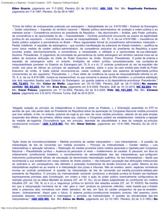 Constituição e o Supremo - Versão Completa :: STF - Supremo Tribunal Federal

           Ellen Gracie, julgamento em 1º-7-2002, Plenário, DJ de 20-9-2002; ADI 165, Rel. Min. Sepúlveda Pertence,
           julgamento em 7-8-1997, Plenário, DJ de 26-9-1997.




           "Crime de tráfico de entorpecentes praticado por estrangeiro – Aplicabilidade da Lei 6.815/1980 – Estatuto do Estrangeiro
           – Súdito colombiano – Expulsão do território nacional – Medida político-administrativa de proteção à ordem pública e ao
           interesse social – Competência exclusiva do presidente da República – Ato discricionário – Análise, pelo Poder Judiciário,
           da conveniência e da oportunidade do ato – Impossibilidade – Controle jurisdicional circunscrito ao exame da legitimidade
           jurídica do ato expulsório – Inocorrência de causas de inexpulsabilidade – Art. 75, II, da Lei 6.815/1980 – Inexistência de
           direito público subjetivo à permanência no Brasil – Plena regularidade formal do procedimento administrativo instaurado –
           Pedido indeferido. A expulsão de estrangeiros – que constitui manifestação da soberania do Estado brasileiro – qualifica-se
           como típica medida de caráter político-administrativo, da competência exclusiva do presidente da República, a quem
           incumbe avaliar, discricionariamente, a conveniência, a necessidade, a utilidade e a oportunidade de sua efetivação.
           Doutrina. Precedentes. O julgamento da nocividade da permanência do súdito estrangeiro em território nacional inclui-se na
           esfera de exclusiva atribuição do chefe do Poder Executivo da União. Doutrina. Precedentes. O poder de ordenar a
           expulsão de estrangeiros sofre, no entanto, limitações de ordem jurídica consubstanciadas nas condições de
           inexpulsabilidade previstas no Estatuto do Estrangeiro (art. 75, II, a e b). O controle jurisdicional do ato de expulsão não
           incide, sob pena de ofensa ao princípio da separação de poderes, sobre o juízo de valor emitido pelo chefe do Poder
           Executivo da União. A tutela judicial circunscreve-se, nesse contexto, apenas aos aspectos de legitimidade jurídica
           concernentes ao ato expulsório. Precedentes. (...) Para efeito de incidência da causa de inexpulsabilidade referida no art.
           75, II, b, da Lei 6.815/1980, mostra-se imprescindível, no que concerne à pessoa do filho brasileiro, a cumulativa satisfação
           dos dois requisitos fixados pelo Estatuto do Estrangeiro: (a) guarda paterna e (b) dependência econômica. Precedentes."
           (HC 72.851, Rel. Min. Celso de Mello, julgamento em 25-10-1995, Plenário, DJE de 28-11-2008.) No mesmo
           sentido: HC 85.203, Rel. Min. Eros Grau, julgamento em 6-8-2009, Plenário, DJE de 16-12-2010; HC 82.893, Rel.
           Min. Cezar Peluso, julgamento em 17-12-2004, Plenário, DJ de 8-4-2005. Vide: HC 101.269, Rel. Min. Cármen
           Lúcia, julgamento em 3-8-2010, Primeira Turma, DJE de 20-8-2010.




           “Alegada violação ao princípio da independência e harmonia entre os Poderes. (...) Orientação assentada no STF no
           sentido de que, não sendo dado ao Presidente da República retirar da apreciação do Congresso Nacional medida provisória
           que tiver editado, é-lhe, no entanto, possível ab-rogá-la por meio de nova medida provisória, valendo tal ato pela simples
           suspensão dos efeitos da primeira, efeitos esses que, todavia, o Congresso poderá ver estabelecidos, mediante a rejeição
           da medida ab-rogatória. Circunstância que, em princípio, desveste de plausibilidade a tese da violação ao princípio
           constitucional invocado.” (ADI 1.315-MC, Rel. Min. Ilmar Galvão, julgamento em 10-8-1995, Plenário, DJ de 25-8-
           1995.)




           "Ação direta de inconstitucionalidade – Medida provisória de caráter interpretativo – Leis interpretativas – A questão da
           interpretação de leis de conversão por medida provisória – Princípio da irretroatividade – Caráter relativo – Leis
           interpretativas e aplicação retroativa – Reiteração de medida provisória sobre matéria apreciada e rejeitada pelo Congresso
           Nacional – Plausibilidade jurídica – Ausência do periculum in mora – Indeferimento da cautelar. É plausível, em face do
           ordenamento constitucional brasileiro, o reconhecimento da admissibilidade das leis interpretativas, que configuram
           instrumento juridicamente idôneo de veiculação da denominada interpretação autêntica. As leis interpretativas – desde que
           reconhecida a sua existência em nosso sistema de direito positivo – não traduzem usurpação das atribuições institucionais
           do Judiciário e, em consequência, não ofendem o postulado fundamental da divisão funcional do poder. Mesmo as leis
           interpretativas expõem-se ao exame e à interpretação dos juízes e tribunais. Não se revelam, assim, espécies normativas
           imunes ao controle jurisdicional. A questão da interpretação de leis de conversão por medida provisória editada pelo
           presidente da República. O princípio da irretroatividade ‘somente’ condiciona a atividade jurídica do Estado nas hipóteses
           expressamente previstas pela Constituição, em ordem a inibir a ação do poder público eventualmente configuradora de
           restrição gravosa (a) ao status libertatis da pessoa (CF, art. 5º, XL), (b) ao status subjectionais do contribuinte em matéria
           tributária (CF, art. 150, III, a) e (c) a ‘segurança’ jurídica no domínio das relações sociais (CF, art. 5º, XXXVI). Na medida
           em que a retroprojeção normativa da lei ‘não’ gere e ‘nem’ produza os gravames referidos, nada impede que o Estado
           edite e prescreva atos normativos com efeito retroativo. As leis, em face do caráter prospectivo de que se revestem,
           devem, ‘ordinariamente’, dispor para o futuro. O sistema jurídico-constitucional brasileiro, contudo, ‘não’ assentou, como
           postulado absoluto, incondicional e inderrogável, o princípio da irretroatividade. A questão da retroatividade das leis
           interpretativas." (ADI 605-MC, Rel. Min. Celso de Mello, julgamento em 23-10-1991, Plenário, DJ de 5-3-1993.) No


http://www.stf.jus.br/portal/constituicao/constituicao.asp[29/05/2012 15:38:25]
 