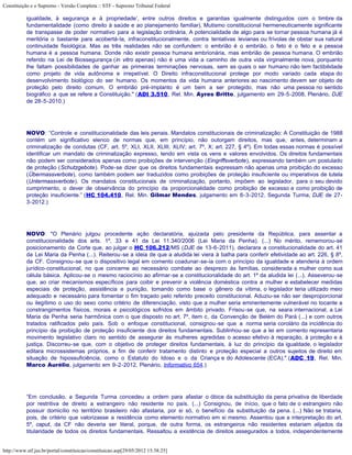 Constituição e o Supremo - Versão Completa :: STF - Supremo Tribunal Federal

           igualdade, à segurança e à propriedade’, entre outros direitos e garantias igualmente distinguidos com o timbre da
           fundamentalidade (como direito à saúde e ao planejamento familiar). Mutismo constitucional hermeneuticamente significante
           de transpasse de poder normativo para a legislação ordinária. A potencialidade de algo para se tornar pessoa humana já é
           meritória o bastante para acobertá-la, infraconstitucionalmente, contra tentativas levianas ou frívolas de obstar sua natural
           continuidade fisiológica. Mas as três realidades não se confundem: o embrião é o embrião, o feto é o feto e a pessoa
           humana é a pessoa humana. Donde não existir pessoa humana embrionária, mas embrião de pessoa humana. O embrião
           referido na Lei de Biossegurança (in vitro apenas) não é uma vida a caminho de outra vida virginalmente nova, porquanto
           lhe faltam possibilidades de ganhar as primeiras terminações nervosas, sem as quais o ser humano não tem factibilidade
           como projeto de vida autônoma e irrepetível. O Direito infraconstitucional protege por modo variado cada etapa do
           desenvolvimento biológico do ser humano. Os momentos da vida humana anteriores ao nascimento devem ser objeto de
           proteção pelo direito comum. O embrião pré-implanto é um bem a ser protegido, mas não uma pessoa no sentido
           biográfico a que se refere a Constituição." (ADI 3.510, Rel. Min. Ayres Britto, julgamento em 29-5-2008, Plenário, DJE
           de 28-5-2010.)




           NOVO: “Controle e constitucionalidade das leis penais. Mandatos constitucionais de criminalização: A Constituição de 1988
           contém um significativo elenco de normas que, em princípio, não outorgam direitos, mas que, antes, determinam a
           criminalização de condutas (CF, art. 5º, XLI, XLII, XLIII, XLIV; art. 7º, X; art. 227, § 4º). Em todas essas normas é possível
           identificar um mandato de criminalização expresso, tendo em vista os vens e valores envolvidos. Os direitos fundamentais
           não podem ser considerados apenas como proibições de intervenção (Eingriffsverbote), expressando também um postulado
           de proteção (Schutzgebote). Pode-se dizer que os direitos fundamentais expressam não apenas uma proibição do excesso
           (Übermassverbote), como também podem ser traduzidos como proibições de proteção insuficiente ou imperativos de tutela
           (Untermassverbote). Os mandatos constitucionais de criminalização, portanto, impõem ao legislador, para o seu devido
           cumprimento, o dever de observância do princípio da proporcionalidade como proibição de excesso e como proibição de
           proteção insuficiente.” (HC 104.410, Rel. Min. Gilmar Mendes, julgamento em 6-3-2012, Segunda Turma, DJE de 27-
           3-2012.)




           NOVO: "O Plenário julgou procedente ação declaratória, ajuizada pelo presidente da República, para assentar a
           constitucionalidade dos arts. 1º, 33 e 41 da Lei 11.340/2006 (Lei Maria da Penha). (...) No mérito, rememorou-se
           posicionamento da Corte que, ao julgar o HC 106.212/MS (DJE de 13-6-2011), declarara a constitucionalidade do art. 41
           da Lei Maria da Penha (...). Reiterou-se a ideia de que a aludida lei viera à balha para conferir efetividade ao art. 226, § 8º,
           da CF. Consignou-se que o dispositivo legal em comento coadunar-se-ia com o princípio da igualdade e atenderia à ordem
           jurídico-constitucional, no que concerne ao necessário combate ao desprezo às famílias, considerada a mulher como sua
           célula básica. Aplicou-se o mesmo raciocínio ao afirmar-se a constitucionalidade do art. 1º da aludida lei (...). Asseverou-se
           que, ao criar mecanismos específicos para coibir e prevenir a violência doméstica contra a mulher e estabelecer medidas
           especiais de proteção, assistência e punição, tomando como base o gênero da vítima, o legislador teria utilizado meio
           adequado e necessário para fomentar o fim traçado pelo referido preceito constitucional. Aduziu-se não ser desproporcional
           ou ilegítimo o uso do sexo como critério de diferenciação, visto que a mulher seria eminentemente vulnerável no tocante a
           constrangimentos físicos, morais e psicológicos sofridos em âmbito privado. Frisou-se que, na seara internacional, a Lei
           Maria da Penha seria harmônica com o que disposto no art. 7º, item c, da Convenção de Belém do Pará (...) e com outros
           tratados ratificados pelo país. Sob o enfoque constitucional, consignou-se que a norma seria corolário da incidência do
           princípio da proibição de proteção insuficiente dos direitos fundamentais. Sublinhou-se que a lei em comento representaria
           movimento legislativo claro no sentido de assegurar às mulheres agredidas o acesso efetivo à reparação, à proteção e à
           justiça. Discorreu-se que, com o objetivo de proteger direitos fundamentais, à luz do princípio da igualdade, o legislador
           editara microssistemas próprios, a fim de conferir tratamento distinto e proteção especial a outros sujeitos de direito em
           situação de hipossuficiência, como o Estatuto do Idoso e o da Criança e do Adolescente (ECA)." (ADC 19, Rel. Min.
           Marco Aurélio, julgamento em 9-2-2012, Plenário, Informativo 654.)




           “Em conclusão, a Segunda Turma concedeu a ordem para afastar o óbice da substituição da pena privativa de liberdade
           por restritiva de direito a estrangeiro não residente no país. (...) Consignou, de início, que o fato de o estrangeiro não
           possuir domicílio no território brasileiro não afastaria, por si só, o benefício da substituição da pena. (...) Não se trataria,
           pois, de critério que valorizasse a residência como elemento normativo em si mesmo. Assentou que a interpretação do art.
           5º, caput, da CF não deveria ser literal, porque, de outra forma, os estrangeiros não residentes estariam alijados da
           titularidade de todos os direitos fundamentais. Ressaltou a existência de direitos assegurados a todos, independentemente


http://www.stf.jus.br/portal/constituicao/constituicao.asp[29/05/2012 15:38:25]
 