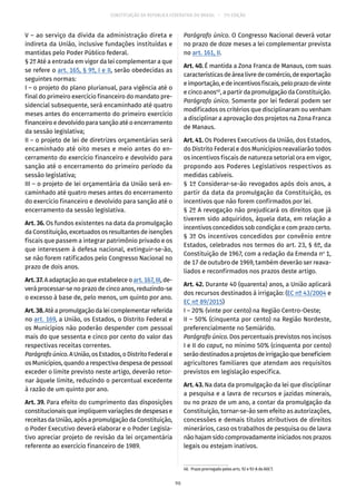 CONSTITUIÇÃO DA REPÚBLICA FEDERATIVA DO BRASIL – 51ª EDIÇÃO
V – ao serviço da dívida da administração direta e
indireta da União, inclusive fundações instituídas e
mantidas pelo Poder Público federal.
§ 2º Até a entrada em vigor da lei complementar a que
se refere o art. 165, § 9º, I e II, serão obedecidas as
seguintes normas:
I – o projeto do plano plurianual, para vigência até o
final do primeiro exercício financeiro do mandato pre-
sidencial subsequente, será encaminhado até quatro
meses antes do encerramento do primeiro exercício
financeiro e devolvido para sanção até o encerramento
da sessão legislativa;
II – o projeto de lei de diretrizes orçamentárias será
encaminhado até oito meses e meio antes do en-
cerramento do exercício financeiro e devolvido para
sanção até o encerramento do primeiro período da
sessão legislativa;
III – o projeto de lei orçamentária da União será en-
caminhado até quatro meses antes do encerramento
do exercício financeiro e devolvido para sanção até o
encerramento da sessão legislativa.
Art. 36. Os fundos existentes na data da promulgação
da Constituição, excetuados os resultantes de isenções
fiscais que passem a integrar patrimônio privado e os
que interessem à defesa nacional, extinguir-se-ão,
se não forem ratificados pelo Congresso Nacional no
prazo de dois anos.
Art.37.A adaptação ao que estabelece o art. 167, III, de-
verá processar-se no prazo de cinco anos, reduzindo-se
o excesso à base de, pelo menos, um quinto por ano.
Art.38.Atéapromulgaçãodaleicomplementarreferida
no art. 169, a União, os Estados, o Distrito Federal e
os Municípios não poderão despender com pessoal
mais do que sessenta e cinco por cento do valor das
respectivas receitas correntes.
Parágrafoúnico.AUnião,osEstados,oDistritoFederale
os Municípios, quando a respectiva despesa de pessoal
exceder o limite previsto neste artigo, deverão retor-
nar àquele limite, reduzindo o percentual excedente
à razão de um quinto por ano.
Art. 39. Para efeito do cumprimento das disposições
constitucionaisqueimpliquemvariaçõesdedespesase
receitas da União, após a promulgação da Constituição,
o Poder Executivo deverá elaborar e o Poder Legisla-
tivo apreciar projeto de revisão da lei orçamentária
referente ao exercício financeiro de 1989.
Parágrafo único. O Congresso Nacional deverá votar
no prazo de doze meses a lei complementar prevista
no art. 161, II.
Art. 40. É mantida a Zona Franca de Manaus, com suas
característicasdeárealivredecomércio,deexportação
eimportação,edeincentivosfiscais,peloprazodevinte
e cinco anos40
, a partir da promulgação da Constituição.
Parágrafo único. Somente por lei federal podem ser
modificados os critérios que disciplinaram ou venham
a disciplinar a aprovação dos projetos na Zona Franca
de Manaus.
Art. 41. Os Poderes Executivos da União, dos Estados,
do Distrito Federal e dos Municípios reavaliarão todos
os incentivos fiscais de natureza setorial ora em vigor,
propondo aos Poderes Legislativos respectivos as
medidas cabíveis.
§ 1º Considerar-se-ão revogados após dois anos, a
partir da data da promulgação da Constituição, os
incentivos que não forem confirmados por lei.
§ 2º A revogação não prejudicará os direitos que já
tiverem sido adquiridos, àquela data, em relação a
incentivos concedidos sob condição e com prazo certo.
§ 3º Os incentivos concedidos por convênio entre
Estados, celebrados nos termos do art. 23, § 6º, da
Constituição de 1967, com a redação da Emenda no
 1,
de 17 de outubro de 1969, também deverão ser reava-
liados e reconfirmados nos prazos deste artigo.
Art. 42. Durante 40 (quarenta) anos, a União aplicará
dos recursos destinados à irrigação: (EC nº 43/2004 e
EC nº 89/2015)
I – 20% (vinte por cento) na Região Centro-Oeste;
II – 50% (cinquenta por cento) na Região Nordeste,
preferencialmente no Semiárido.
Parágrafo único. Dos percentuais previstos nos incisos
I e II do caput, no mínimo 50% (cinquenta por cento)
serãodestinadosaprojetosdeirrigaçãoquebeneficiem
agricultores familiares que atendam aos requisitos
previstos em legislação específica.
Art. 43. Na data da promulgação da lei que disciplinar
a pesquisa e a lavra de recursos e jazidas minerais,
ou no prazo de um ano, a contar da promulgação da
Constituição, tornar-se-ão sem efeito as autorizações,
concessões e demais títulos atributivos de direitos
minerários, caso os trabalhos de pesquisa ou de lavra
não hajam sido comprovadamente iniciados nos prazos
legais ou estejam inativos.
40.  Prazo prorrogado pelos arts. 92 e 92-A do ADCT.
96
 
