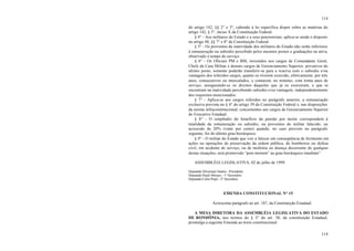 114
114
do artigo 142, §§ 2° e 3°, cabendo à lei específica dispor sobre as matérias do
artigo 142, § 3°, inciso X da Constituição Federal.
§ 4° - Aos militares do Estado e a seus pensionistas, aplica-se ainda o disposto
no artigo 40, §§ 7° e 8° da Constituição Federal.
§ 5° - Os proventos da inatividade dos militares do Estado não serão inferiores
à remuneração ou subsidio percebido pelos mesmos postos e graduações na ativa,
observado o tempo de serviço.
§ 6° - Os Oficiais PM e BM, investidos nos cargos de Comandante Geral,
Chefe da Casa Militar e demais cargos de Gerenciamento Superior, privativos do
ultimo posto, somente poderão transferir-se para a reserva com o subsidio e/ou
vantagens dos referidos cargos, quanto os tiverem exercido, efetivamente, por três
anos, consecutivos ou intercalados, e contarem, no mínimo, com trinta anos de
serviço, assegurando-se os direitos daqueles que já os exerceram, e que se
encontram na inatividade percebendo subsidio e/ou vantagem, independentemente
dos requisitos mencionados.
§ 7° - Aplica-se aos cargos referidos no parágrafo anterior, a remuneração
exclusiva prevista no § 4° do artigo 39 da Constituição Federal e, nas disposições
da norma infraconstitucional, concernentes aos cargos de Gerenciamento Superior
do Executivo Estadual.
§ 8° - O estipêndio do benefício da pensão por morte corresponderá à
totalidade da remuneração ou subsídio, ou proventos do militar falecido, ou
acrescido de 20% (vinte por cento) quando, no caso previsto no parágrafo
seguinte, for do último grau hierárquico.
§ 9° - O militar do Estado que vier a falecer em conseqüência de ferimento em
ações ou operações de preservação da ordem pública, de bombeiros ou defesa
civil, em acidente de serviço, ou de moléstia ou doença decorrente de qualquer
destas situações, será promovido “post mortem” ao grau hierárquico imediato”.
ASSEMBLÉIA LEGISLATIVA, 02 de julho de 1999.
Deputado Silvernani Santos - Presidente
Deputado Paulo Moraes - 1° Secretário
Deputado Celso Popó - 2° Secretário
EMENDA CONSTITUCIONAL N° 15
Acrescenta parágrafo ao art. 187, da Constituição Estadual.
A MESA DIRETORA DA ASSEMBLÉIA LEGISLATIVA DO ESTADO
DE RONDÔNIA, nos termos do § 3° do art. 38, da constituição Estadual,
promulga a seguinte Emenda ao texto constitucional:
 