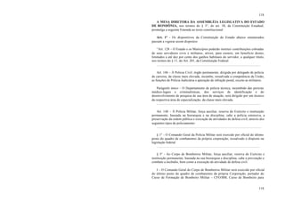 118
118
A MESA DIRETORA DA ASSEMBLÉIA LEGISLATIVA DO ESTADO
DE RONDÔNIA, nos termos do § 3°, do art. 38, da Constituição Estadual,
promulga a seguinte Emenda ao texto constitucional:
Art. 1° - Os dispositivos da Constituição do Estado abaixo enumerados
passam a vigorar assim dispostos:
“Art. 128 – O Estado e os Municípios poderão instituir contribuições cobradas
de seus servidores civis e militares, ativos, para custeio, em benefício destes,
limitados a até dez por cento dos ganhos habituais do servidor, a qualquer título,
nos termos do § 11, do Art. 201, da Constituição Federal.
...........................................................................................................................
Art. 146 – À Policia Civil, órgão permanente, dirigida por delegado de polícia
de carreira, da classe mais elevada, incumbe, ressalvada a competência da União,
as funções de Polícia Judiciária e apuração de infração penal, exceto as militares.
Parágrafo único – O Departamento de policia técnica, incumbido das perícias
médico-legais e criminalísticas, dos serviços de identificação e do
desenvolvimento de pesquisa de sua área de atuação, será dirigido por um técnico
da respectiva área de especialização, da classe mais elevada.
...........................................................................................................................
Art. 148 – À Policia Militar, força auxiliar, reserva do Exército e instituição
permanente, baseada na hierarquia e na disciplina, cabe a polícia ostensiva, a
preservação da ordem pública e execução de atividades de defesa civil, através dos
seguintes tipos de policiamento:
............................................................................................................................
§ 1° - O Comando Geral da Polícia Militar será exercido por oficial do último
posto do quadro de combatentes da própria corporação, ressalvado o disposto na
legislação federal.
..........................................................................................................................
§ 3° - Ao Corpo de Bombeiros Militar, força auxiliar, reserva do Exército e
instituição permanente, baseada na sua hierarquia e disciplina, cabe a prevenção e
combate a incêndio, bem como a execução de atividade de defesa civil.
I – O Comando Geral do Corpo de Bombeiros Militar será exercido por oficial
do último posto do quadro de combatentes da própria Corporação, portador do
Curso de Formação de Bombeiro Militar – CFO/BM, Curso de Bombeiro para
 