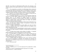 15
15
Art. 20 - Os servidores da administração pública direta, das autarquias e das
fundações públicas terão regime jurídico único e planos de carreira estabelecidos
em lei.
§ 1° - Fica assegurada aos servidores da administração direta isonomia de
vencimentos para cargos de atribuições iguais ou assemelhados do mesmo Poder,
ou entre servidores dos Poderes Legislativo, Executivo e Judiciário, ressalvadas as
vantagens de caráter individual e as relativas à natureza ou ao local de trabalho.
§ 2° - Aplicam-se aos servidores públicos civis estaduais as normas dos arts.
39, 40 e 41 da Constituição Federal e as desta Constituição.
§ 3° - As garantias expressas no § 1° do art. 41 da Constituição Federal são
extensivas ao servidor público estadual não estável que esteja no exercício de
mandato eletivo, ou em diretoria de entidade sindical ou associativa,
representativa da categoria de servidor público, sem prejuízo da remuneração
integral, a qualquer título, devida pelos Poderes do Estado, não podendo
ultrapassar a quatro membros por diretoria.
§ 4° - Os servidores eleitos para dirigentes sindicais ficam à disposição do seu
sindicato, com ônus para o órgão de origem, na proporção de um para cada
quinhentos servidores na base sindical.
§ 5° - É vedada a transferência do servidor público que esteja em efetivo
exercício de mandato eletivo junto à entidade sindical de sua categoria, salvo
quando requerida pelo servidor.
* § 6° - Constituirá crime de responsabilidade do titular de poder ou responsável
administrativo de órgão, autarquia ou fundação, a retenção dolosa da remuneração
do servidor.5
§ 7° - O Estado proverá seguro contra acidente de trabalho, e a legislação
própria estabelecerá os casos de indenização ao servidor acidentado.
* § 8° - O servidor público, ao completar 25, 30 ou 35 anos, na forma da lei, de
efetivo exercício, ao se aposentar, receberá um aumento de gratificação
equivalente a vinte por cento, dos seus vencimentos ou remuneração, ou ascenderá
à classe imediatamente superior, se houver.
§ 9° - O salário mínimo dos diplomados pelos cursos superiores mantidos
pelas Escolas de Engenharia, de Química, de Arquitetura, de Zootecnia, de
Agronomia e de Veterinária é fixado em nove vezes o piso nacional de salário ou
seu equivalente.6
* § 10 – (inconstitucional)7
5
Adin 132-9 (S/Liminar)
6
Adin 105-1. A eficácia dos §§ 8º e 9º do art. 20 foi suspensa pelo STF em medida liminar - Acórdão,
DJ 11/09/92.
7
Adin 1255-0. O § 10 do art. 20, adicionado pela Emenda Constitucional nº 3/92, foi julgado
inconstitucional pelo STF – Acórdão, DJ 06/09/2001.
 