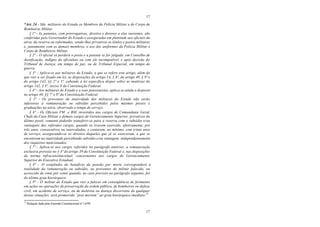 17
17
*Art. 24 - São militares do Estado os Membros da Polícia Militar e do Corpo de
Bombeiros Militar.
§ 1° - As patentes, com prerrogativas, direitos e deveres a elas inerentes, são
conferidas pelo Governador do Estado e asseguradas em plenitude aos oficiais da
ativa, da reserva ou reformados, sendo-lhes privativos os títulos e postos militares
e, juntamente com os demais membros, o uso dos uniformes da Polícia Militar e
Corpo de Bombeiros Militar.
§ 2° - O oficial só perderá o posto e a patente se for julgado, em Conselho de
Justificação, indígno do oficialato ou com ele incompatível, e após decisão do
Tribunal de Justiça, em tempo de paz, ou de Tribunal Especial, em tempo de
guerra.
§ 3° - Aplica-se aos militares do Estado, a que se refere este artigo, além do
que vier a ser fixado em lei, as disposições do artigo 14, § 8º, do artigo 40, § 9º e
do artigo 142, §§ 2º e 3º, cabendo à lei específica dispor sobre as matérias do
artigo 142, § 3º, inciso X da Constituição Federal.
§ 4° - Aos militares do Estado e a seus pensionistas, aplica-se ainda o disposto
no artigo 40, §§ 7º e 8º da Constituição Federal.
§ 5° - Os proventos da inatividade dos militares do Estado não serão
inferiores à remuneração ou subsídio percebidos pelos mesmos postos e
graduações na ativa, observado o tempo de serviço.
§ 6º - Os Oficiais PM e BM, investidos nos cargos de Comandante Geral,
Chefe da Casa Militar e demais cargos de Gerenciamento Superior, privativos do
último posto, somente poderão transferir-se para a reserva com o subsídio e/ou
vantagens dos referidos cargos, quando os tiverem exercido, efetivamente, por
três anos, consecutivos ou intercalados, e contarem, no mínimo, com trinta anos
de serviço, assegurando-se os direitos daqueles que já os exerceram, e que se
encontram na inatividade percebendo subsídio e/ou vantagem, independentemente
dos requisitos mencionados.
§ 7º - Aplica-se aos cargos referidos no parágrafo anterior, a remuneração
exclusiva prevista no § 4º do artigo 39 da Constituição Federal e, nas disposições
da norma infraconstitucional, concernentes aos cargos de Gerenciamento
Superior do Executivo Estadual.
§ 8° - O estipêndio do benefício da pensão por morte corresponderá à
totalidade da remuneração ou subsídio, ou proventos do militar falecido, ou
acrescido de vinte por cento quando, no caso previsto no parágrafo seguinte, for
do último grau hierárquico.
§ 9° - O militar do Estado que vier a falecer em conseqüência de ferimento
em ações ou operações de preservação da ordem pública, de bombeiros ou defesa
civil, em acidente de serviço, ou de moléstia ou doença decorrente de qualquer
destas situações, será promovido “post mortem” ao grau hierárquico imediato.12
12
Redação dada pela Emenda Constitucional nº 14/99.
 