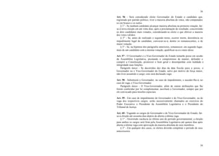 34
34
Art. 56 - Será considerado eleito Governador do Estado o candidato que,
registrado por partido político, tiver a maioria absoluta de votos, não computados
os em branco e os nulos.
§ 1° - Se nenhum candidato alcançar maioria absoluta na primeira votação, far-
se-á nova eleição em até vinte dias, após a proclamação do resultado, concorrendo
os dois candidatos mais votados, considerando-se eleito o que obtiver a maioria
dos votos válidos.
§ 2° - Se, antes de realizado o segundo turno, ocorrer morte, desistência ou
impedimento legal de candidato, convocar-se-á, dentre os remanescentes, o de
maior votação.
§ 3° - Se, na hipótese dos parágrafos anteriores, remanescer, em segundo lugar,
mais de um candidato com a mesma votação, qualificar-se-á o mais idoso.
Art. 57 - O Governador e o Vice-Governador do Estado tomarão posse em sessão
da Assembléia Legislativa, prestando o compromisso de manter, defender e
cumprir a Constituição, promover o bem geral e desempenhar com lealdade e
integridade suas funções.
Parágrafo único - Se decorridos dez dias da data fixa da para a posse, o
Governador ou o Vice-Governador do Estado, salvo por motivo de força maior,
não tiver assumido o cargo, este será declarado vago.
Art. 58 - Substituirá o Governador, no caso de impedimento, e suceder-lhe-á, no
caso de vaga, o Vice-Governador.
Parágrafo único - O Vice-Governador, além de outras atribuições que lhe
forem conferidas por lei complementar, auxiliará o Governador, sempre que por
ele convocado para missões especiais.
Art. 59 - Em caso de impedimento do Governador e do Vice-Governador, ou de
vaga dos respectivos cargos, serão sucessivamente chamados ao exercício do
Poder Executivo o Presidente da Assembléia Legislativa e o Presidente do
Tribunal de Justiça.
Art. 60 - Vagando os cargos de Governador e de Vice-Governador do Estado, far-
se-á eleição até sessenta dias depois de aberta a última vaga.
§ 1° - Ocorrendo vacância no último ano do período governamental, a eleição
para ambos os cargos será feita pela Assembléia Legislativa até quinze dias após
aberta a última vaga com aprovação da maioria absoluta de seus membros.
§ 2° - Em qualquer dos casos, os eleitos deverão completar o período de seus
antecessores.
 