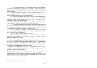 41
41
c) o merecimento deverá ser aferido pelos critérios de presteza e de
segurança no despachar e no sentenciar, assiduidade e pontualidade aos atos
judiciais, bem como freqüência e aproveitamento em cursos reconhecidos de
aperfeiçoamento;
d) na apuração da antigüidade, o Tribunal somente poderá recusar o juiz
mais antigo pelo voto de dois terços de seus membros, conforme procedimento
próprio, repetindo-se a votação até fixar-se a indicação;
III - o acesso aos tribunais de segundo grau será feito por antigüidade e
merecimento, alternadamente, apurado na última entrância ou no Tribunal de
Alçada, se houver, quando se tratar de promoção para o Tribunal de Justiça,
observados o inciso II e a classe de origem;
IV - previsão de cursos oficiais de preparação e aperfeiçoamento de
magistrados como requisitos para ingresso e promoção na carreira;
* V - os vencimentos dos juízes serão fixados com diferença não superior a
dez por cento de uma para outra das categorias da carreira, não podendo os do juiz
de categoria mais elevada ser inferior a noventa por cento dos vencimentos de
Desembargador, excetuadas as vantagens de caráter pessoal;38
VI - a aposentadoria, com proventos integrais, é compulsória, por invalidez
ou aos setenta anos de idade, e facultativa, aos trinta anos de serviço, após cinco
anos de exercício efetivo na judicatura;
VI - o juiz titular residirá na respectiva comarca;
VII - o ato de remoção, disponibilidade e aposentadoria do magistrado, por
interesse público, fundar-se-á em decisão por voto de dois terços do respectivo
tribunal, assegurada ampla defesa.
Art. 81 - Um quinto dos lugares do Tribunal de Justiça e, se houver, do Tribunal
de Alçada, será composto de membros do Ministério Público e de advogados de
notório saber jurídico e de reputação ilibada, com mais de dez anos de carreira ou
de efetiva atividade profissional, respectivamente, indicados, em lista sêxtupla,
pelos órgãos de representação das respectivas classes.
Parágrafo único - Recebidas as indicações, o Tribunal de Justiça formará a lista
tríplice, enviando-a ao Governador, que, nos vinte dias subseqüentes, escolherá
um de seus integrantes para nomeação.
Art. 82 - Todos os julgamentos dos órgãos do Poder Judiciário serão públicos, e
fundamentadas todas as decisões, sob pena de nulidade, podendo a lei, se o
interesse público o exigir, limitar a presença, em determinados atos, às próprias
partes e a seus advogados, ou somente a estes.
38
Adin 96-9 (S/Liminar - Acórdão, DJ 10/11/89)
 