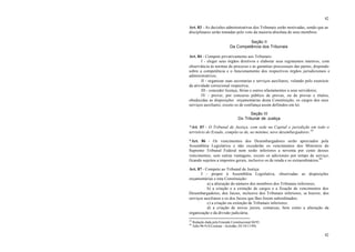 42
42
Art. 83 - As decisões administrativas dos Tribunais serão motivadas, sendo que as
disciplinares serão tomadas pelo voto da maioria absoluta de seus membros.
Seção II
Da Competência dos Tribunais
Art. 84 - Compete privativamente aos Tribunais:
I - eleger seus órgãos diretivos e elaborar seus regimentos internos, com
observância às normas de processo e às garantias processuais das partes, dispondo
sobre a competência e o funcionamento dos respectivos órgãos jurisdicionais e
administrativos;
II - organizar suas secretarias e serviços auxiliares, velando pelo exercício
da atividade correcional respectiva;
III - conceder licença, férias e outros afastamentos a seus servidores;
IV - prover, por concurso público de provas, ou de provas e títulos,
obedecidas as disposições orçamentárias desta Constituição, os cargos dos seus
serviços auxiliares, exceto os de confiança assim definidos em lei.
Seção III
Do Tribunal de Justiça
*Art. 85 - O Tribunal de Justiça, com sede na Capital e jurisdição em todo o
território do Estado, compõe-se de, no mínimo, nove desembargadores.39
*Art. 86 - Os vencimentos dos Desembargadores serão apreciados pela
Assembléia Legislativa e não excederão os vencimentos dos Ministros do
Supremo Tribunal Federal nem serão inferiores a noventa por cento desses
vencimentos, sem outras vantagens, exceto os adicionais por tempo de serviço,
ficando sujeitos a impostos gerais, inclusive os de renda e os extraordinários.40
Art. 87 - Compete ao Tribunal de Justiça:
I - propor à Assembléia Legislativa, observadas as disposições
orçamentárias e esta Constituição:
a) a alteração do número dos membros dos Tribunais inferiores;
b) a criação e a extinção de cargos e a fixação de vencimentos dos
Desembargadores, dos Juizes, inclusive dos Tribunais inferiores, se houver, dos
serviços auxiliares e os dos Juizes que lhes forem subordinados;
c) a criação ou extinção de Tribunais inferiores;
d) a criação de novos juízos, comarcas, bem como a alteração da
organização e da divisão judiciária;
39
Redação dada pela Emenda Constitucional 04/93.
40
Adin 96-9 (S/Liminar - Acórdão, DJ 10/11/89)
 
