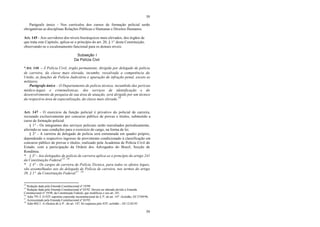 59
59
Parágrafo único - Nos currículos dos cursos de formação policial serão
obrigatórias as disciplinas Relações Públicas e Humanas e Direitos Humanos.
Art. 145 - Aos servidores dos níveis hierárquicos mais elevados, dos órgãos de
que trata este Capítulo, aplica-se o princípio do art. 20, § 1° desta Constituição,
observando-se o escalonamento funcional para os demais níveis.
Subseção I
Da Polícia Civil
*Art. 146 – À Polícia Civil, órgão permanente, dirigida por delegado de polícia
de carreira, da classe mais elevada, incumbe, ressalvada a competência da
União, as funções de Polícia Judiciária e apuração de infração penal, exceto as
militares.
Parágrafo único – O Departamento de polícia técnica, incumbido das perícias
médico-legais e criminalísticas, dos serviços de identificação e do
desenvolvimento de pesquisa de sua área de atuação, será dirigido por um técnico
da respectiva área de especialização, da classe mais elevada.54
Art. 147 - O exercício da função policial é privativo do policial de carreira,
recrutado exclusivamente por concurso público de provas e títulos, submetido a
curso de formação policial.
§ 1° - Os integrantes dos serviços policiais serão reavaliados periodicamente,
aferindo-se suas condições para o exercício do cargo, na forma de lei.
§ 2° - A carreira de delegado de polícia será estruturada em quadro próprio,
dependendo o respectivo ingresso de provimento condicionado à classificação em
concurso público de provas e títulos, realizado pela Academia de Polícia Civil do
Estado, com a participação da Ordem dos Advogados do Brasil, Secção de
Rondônia.
* § 3° - Aos delegados de polícia de carreira aplica-se o princípio do artigo 241
da Constituição Federal.55 56
* § 4° - Os cargos de carreira de Polícia Técnica, para todos os efeitos legais,
são assemelhados aos do delegado de Polícia de carreira, nos termos do artigo
39, § 1° da Constituição Federal.57 58
54
Redação dada pela Emenda Constitucional nº 19/99.
55
Redação dada pela Emenda Constitucional nº 03/92. Deverá ser alterado devido a Emenda
Constitucional nº 19/98, da Constituição Federal, que modificou o seu art. 241.
56
Adin 791-2. O STF suprimiu expressão inconstitucional do § 3º, do art. 147 -Acórdão, DJ 27/09/96.
57
Acrescentado pela Emenda Constitucional n° 03/92.
58
Adin 802-1. A eficácia do § 4º , do art. 147, foi suspensa pelo STF, acórdão – DJ 12-02-93
 