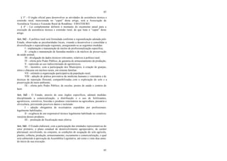 65
65
§ 3° - O órgão oficial para desenvolver as atividades de assistência técnica e
extensão rural, mencionada no “caput” deste artigo, será a Associação de
Assistência Técnica e Extensão Rural de Rondônia - EMATER/RO.
§ 4° - Lei complementar definirá o montante do orçamento anual para a
execução da assistência técnica e extensão rural, de que trata o “caput” deste
artigo.
Art. 162 - A política rural será formulada conforme a regionalização adotada pelo
Estado, observadas as peculiaridades locais, visando a desenvolver e consolidar a
diversificação e especialização regionais, assegurando-se as seguintes medidas:
I - implantação e manutenção de núcleo de profissionalização específica;
II - criação e manutenção de fazendas-modelo e de núcleos de preservação
da saúde animal;
III - divulgação de dados técnicos relevantes, relativos à política rural;
IV - oferta pelo Poder Público, de garantia de armazenamento da produção;
V - repressão ao uso indiscriminado de agrotóxicos;
VI - incentivo, com a participação dos Municípios, à criação de granjas,
sítios e chácaras em núcleos rurais, em sistema familiar;
VII - estímulo à organização participativa da população rural;
VIII - adoção de prática preventiva da medicina humana e veterinária e de
técnicas de reposição florestal, compatibilizadas com a exploração do solo e a
preservação do meio ambiente;
IX - oferta pelo Poder Público, de escolas, postos de saúde e centros de
lazer.
Art. 163 - O Estado, através de seus órgãos específicos, adotará medidas
disciplinando a comercialização, a distribuição e o uso de fertilizantes,
agrotóxicos, corretivos, biocidas e produtos veterinários na agricultura, pecuária e
silvicultura, prevenindo possíveis danos e incluindo:
I - adoção obrigatória de receituários expedidos por profissionais
legalmente habilitados;
II - exigência de um responsável técnico legalmente habilitado no comércio
varejista desses produtos;
III - promoção de fiscalização mais efetiva.
Art. 164 - O Estado elaborará, com a participação das entidades representativas do
setor primário, o plano estadual de desenvolvimento agropecuário, de caráter
plurianual, envolvendo, no conjunto, as condições de ocupação do solo agrícola,
plantio, colheita, produção, armazenamento, escoamento e comercialização, o qual
será submetido à aprovação da Assembléia Legislativa, até cento e vinte dias antes
do início de sua execução.
 