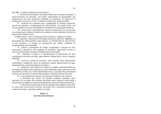 69
69
Art. 181 - A política industrial tem por objetivo:
I - incremento da produção e da produtividade pela evolução tecnológica, o
desenvolvimento de mercados, com ampla oportunidade de participação, que
proporcionem aos seus integrantes igualdade de tratamento, de forma que se
estabeleçam, em todos os níveis, as mesmas condições de competitividade;
II - melhoria das condições para a implantação de distritos industriais,
através da expansão e modernização da infra-estrutura, de capital social e de
serviços públicos, por meio de adequados mecanismos de organização industrial;
III - conservação e restauração dos recursos naturais pelo seu uso racional,
concorrendo para o desenvolvimento de condições de meio ambiente favoráveis à
preservação da fauna e flora.
Parágrafo único - Para a consecução desses objetivos, compete ao Estado:
I - organizar o processo de formulação da política industrial, adaptando-a à
participação do sistema político representativo, às contribuições do setor privado,
à livre iniciativa e à seleção de instrumentos que melhor conduzam ao
cumprimento de suas finalidade;
II - reduzir a intervenção do Estado, estimulando o mercado de livre
concorrência, mantendo-o sob condições de equilíbrio, objetivando reverter os
processos de distorção estrutural resultantes dessa intervenção;
III - estimular a criação e o fortalecimento de mecanismos de auto-
sustentação da iniciativa privada, especialmente voltados para o micro e pequeno
industrial;
IV - prevenir a perda de mercados, tanto nacional como internacional,
viabilizando a redução de custos de transporte, energia, abastecimento de água,
armazenamento e comercialização dos produtos;
V - estabelecer uma política de compra de produtos industrializados que
privilegie a produção local, ainda que os preços praticados sejam superiores aos da
concorrência externa, até o limite estabelecido em lei, e que parte desse diferencial
de preço seja alocado ao Fundo de Planejamento e Desenvolvimento Industrial;
VI - criar programa de incentivos fiscais para a indústria com recursos:
a) derivados dos valores de impostos estaduais incidentes sobre
operações de circulação dos produtos fabricados pelas empresas beneficiadas e
efetivamente recolhidos ao Fundo de Planejamento e Desenvolvimento Industrial;
b) advindos do diferencial de preços ajustados pela indústria local sobre
os valores das concorrências externas, de acordo com a execução da política de
compras do Estado, e alocados também ao Fundo.
Seção VI
Dos Recursos Minerais
 