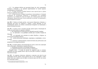 73
73
§ 4° - Lei ordinária definirá um percentual dentro do valor orçamentário
destinado à Educação, a ser aplicado especificamente no ensino especial,
normatizando-se a sua aplicação.
* § 5º - O Poder Executivo Estadual manterá conta especial para os efeitos
financeiros definidos neste artigo.
§ 6º - O Poder Executivo Estadual encaminhará, trimestralmente, à Comissão
Permanente de Fiscalização Financeira e Orçamentária da Assembléia
Legislativa e ao Tribunal de Contas do Estado, até o décimo quinto dia do mês
subseqüente, demonstrativo dos recursos aplicados no período, na manutenção e
desenvolvimento do ensino.72
Art. 190 - É defeso ao Estado auxiliar, com recursos financeiros e humanos, o
Município que deixe de comprovar a regular e eficaz aplicação, no ano
imediatamente anterior, do mínimo constitucional obrigatório na manutenção e
desenvolvimento do ensino.
Art. 191 - O ensino é livre à iniciativa privada, porém sujeito à fiscalização do
Estado, devendo atender às seguintes condições:
I - dar cumprimento às normas gerais de educação nacional e estadual;
II - ser autorizado e sua qualidade avaliada pelo Conselho Estadual de
Educação;
III - ser ministrado sem restrições de ordem filosófica e religiosa, ou
preconceitos de qualquer natureza;
IV - utilizar profissionais habilitados, respeitadas as modalidades e níveis
de ensino;
V - incentivar o aperfeiçoamento e desenvolvimento dos profissionais com
programas de reciclagem permanente.
Art. 192 - O Estado adotará a descentralização do ensino, através da cooperação
com os Municípios, obedecidas as seguintes diretrizes:
I - atendimento prioritário à escolaridade obrigatória;
II - garantia de repasse de recursos técnicos e financeiros;
Parágrafo único - A cessão de pessoal do magistério para os sistemas
municipais de ensino, quando houver, dar-se-á com todos os direitos e vantagens
funcionais do cargo.
Art. 193 - As empresas comerciais, industriais e agrícolas com mais de cem
empregados deverão garantir ensino gratuito para os seus empregados e filhos
destes, entre seis e catorze anos de idade, ou concorrer para este fim, nos termos
da Constituição Federal.
72
Acrescentado pela Emenda Constitucional nº 17/99.
 