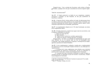 98
98
Parágrafo único - Com a extinção das Secretarias, serão extintas as funções
gratificadas, a qualquer nível, dos que se encontram em exercício naqueles órgãos.
95
*Art. 24 - (inconstitucional)96
Art. 25 - O Estado promoverá, no âmbito de sua competência, condições
necessárias à instalação, na rede hospitalar, de alas para atendimento de
hemofílicos e aidéticos.
Art. 26 - A Imprensa Oficial e demais gráficas do Estado, da administração direta
ou indireta, promoverão edição popular do texto integral desta Constituição, que
será posta à disposição das escolas, cartórios, sindicatos, quartéis, igrejas e outras
instituições representativas da comunidade, gratuitamente.
Art. 27 - Lei regulamentará o disposto no art. 103, desta Constituição, nos termos
da lei complementar federal.
Art. 28 - O Estado promoverá a criação de um seguro rural em seu território, com
as seguintes modalidades de cobertura:
I - Seguro de custeio agrícola;
II- Seguro pecuário;
III - Seguro de bens, benfeitorias e produtos agropecuários;
IV - Seguro de vida para o pequeno agricultor e sua família.
Parágrafo único - Os meios e as condições de implementação do seguro rural
serão definidos em lei, no máximo, após um ano da promulgação desta
Constituição, como medida indispensável à segurança e sustentação das atividades
agrícolas e pecuárias do Estado de Rondônia.
Art. 29 - As leis complementares e ordinárias, exigidas para a complementação
dos dispositivos da nova Constituição Estadual, deverão ter a sua elaboração nos
seguintes prazos:
I - os projetos de lei, tanto complementar como ordinária, que se destinem
à regulamentação dos dispositivos constitucionais, deverão ser elaborados no
prazo de cento e oitenta dias, contados da promulgação desta Constituição;
II - os projetos de lei que se destinem à instituição ou criação de órgãos ou
conselhos deverão ser elaboradas no prazo de trezentos e sessenta dias, contados
da promulgação da Constituição.
95
Adin 102-7. A eficácia do art. 23 das Disposições Transitórias foi suspensa pelo STF em medida
liminar - Acórdão, DJ 17/11/89.
96
Adin 97-7 – Procedente - Acórdão, DJ 22/10/93.
 
