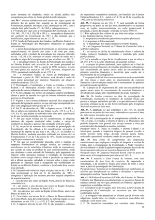 exato montante do dispêndio, títulos de dívida pública não
computáveis para efeito do limite global de endividamento.
Art. 34. O sistema tributário nacional entrará em vigor a partir do
primeiro dia do quinto mês seguinte ao da promulgação da
Constituição, mantido, até então, o da Constituição de 1967, com a
redação dada pela Emenda nº 1, de 1969, e pelas posteriores.
§ 1º Entrarão em vigor com a promulgação da Constituição os arts.
148, 149, 150, 154, I, 156, III, e 159, I, c , revogadas as disposições
em contrário da Constituição de 1967 e das emendas que a
modificaram, especialmente de seu art. 25, III.
§ 2º O Fundo de Participação dos Estados e do Distrito Federal e o
Fundo de Participação dos Municípios obedecerão às seguintes
determinações:
I - a partir da promulgação da Constituição, os percentuais serão,
respectivamente, de dezoito por cento e de vinte por cento,
calculados sobre o produto da arrecadação dos impostos referidos
no art. 153, III e IV, mantidos os atuais critérios de rateio até a
entrada em vigor da lei complementar a que se refere o art. 161, II;
II - o percentual relativo ao Fundo de Participação dos Estados e
do Distrito Federal será acrescido de um ponto percentual no
exercício financeiro de 1989 e, a partir de 1990, inclusive, à razão
de meio ponto por exercício, até 1992, inclusive, atingindo em
1993 o percentual estabelecido no art. 159, I, a ;
III - o percentual relativo ao Fundo de Participação dos
Municípios, a partir de 1989, inclusive, será elevado à razão de
meio ponto percentual por exercício financeiro, até atingir o
estabelecido no art. 159, I, b.
§ 3º Promulgada a Constituição, a União, os Estados, o Distrito
Federal e os Municípios poderão editar as leis necessárias à
aplicação do sistema tributário nacional nela previsto.
§ 4º As leis editadas nos termos do parágrafo anterior produzirão
efeitos a partir da entrada em vigor do sistema tributário nacional
previsto na Constituição.
§ 5º Vigente o novo sistema tributário nacional, fica assegurada a
aplicação da legislação anterior, no que não seja incompatível com
ele e com a legislação referida nos §§ 3º e 4º.
§ 6º Até 31 de dezembro de 1989, o disposto no art. 150, III, b ,
não se aplica aos impostos de que tratam os arts. 155, I, a e b , e
156, II e III, que podem ser cobrados trinta dias após a publicação
da lei que os tenha instituído ou aumentado.
§ 7º Até que sejam fixadas em lei complementar, as alíquotas
máximas do imposto municipal sobre vendas a varejo de
combustíveis líquidos e gasosos não excederão a três por cento.
§ 8º Se, no prazo de sessenta dias contados da promulgação da
Constituição, não for editada a lei complementar necessária à
instituição do imposto de que trata o art. 155, I, b , os Estados e o
Distrito Federal, mediante convênio celebrado nos termos da Lei
Complementar nº 24, de 7 de janeiro de 1975, fixarão normas para
regular provisoriamente a matéria.
§ 9º Até que lei complementar disponha sobre a matéria, as
empresas distribuidoras de energia elétrica, na condição de
contribuintes ou de substitutos tributários, serão as responsáveis,
por ocasião da saída do produto de seus estabelecimentos, ainda
que destinado a outra unidade da Federação, pelo pagamento do
imposto sobre operações relativas à circulação de mercadorias
incidente sobre energia elétrica, desde a produção ou importação
até a última operação, calculado o imposto sobre o preço então
praticado na operação final e assegurado seu recolhimento ao
Estado ou ao Distrito Federal, conforme o local onde deva ocorrer
essa operação.
§ 10. Enquanto não entrar em vigor a lei prevista no art. 159, I, c ,
cuja promulgação se fará até 31 de dezembro de 1989, é
assegurada a aplicação dos recursos previstos naquele dispositivo
da seguinte maneira:
I - seis décimos por cento na Região Norte, através do Banco da
Amazônia S.A.;
II - um inteiro e oito décimos por cento na Região Nordeste,
através do Banco do Nordeste do Brasil S.A.;
III - seis décimos por cento na Região Centro-Oeste, através do
Banco do Brasil S.A.
§ 11. Fica criado, nos termos da lei, o Banco de Desenvolvimento
do Centro-Oeste, para dar cumprimento, na referida região, ao que
determinam os arts. 159, I, c , e 192, § 2º, da Constituição.
§ 12. A urgência prevista no art. 148, II, não prejudica a cobrança

do empréstimo compulsório instituído, em benefício das Centrais
Elétricas Brasileiras S.A. , pela Lei nº 4.156, de 28 de novembro de
1962, com as alterações posteriores.
Art. 35. O disposto no art. 165, § 7º, será cumprido de forma
progressiva, no prazo de até dez anos, distribuindo-se os recursos
entre as regiões macroeconômicas em razão proporcional à
população, a partir da situação verificada no biênio 1986-87.
§ 1º Para aplicação dos critérios de que trata este artigo, excluemse das despesas totais as relativas:
I - aos projetos considerados prioritários no plano plurianual;
II - à segurança e defesa nacional;
III - à manutenção dos órgãos federais no Distrito Federal;
IV - ao Congresso Nacional, ao Tribunal de Contas da União e
ao Poder Judiciário;
V - ao serviço da dívida da administração direta e indireta da
União, inclusive fundações instituídas e mantidas pelo poder
público federal.
§ 2º Até a entrada em vigor da lei complementar a que se refere o
art. 165, § 9º, I e II, serão obedecidas as seguintes normas:
I - o projeto do plano plurianual, para vigência até o final do
primeiro exercício financeiro do mandato presidencial subseqüente,
será encaminhado até quatro meses antes do encerramento do
primeiro exercício financeiro e devolvido para sanção até o
encerramento da sessão legislativa;
II - o projeto de lei de diretrizes orçamentárias será encaminhado
até oito meses e meio antes do encerramento do exercício
financeiro e devolvido para sanção até o encerramento do primeiro
período da sessão legislativa;
III - o projeto de lei orçamentária da União será encaminhado até
quatro meses antes do encerramento do exercício financeiro e
devolvido para sanção até o encerramento da sessão legislativa.
Art. 36. Os fundos existentes na data da promulgação da
Constituição, excetuados os resultantes de isenções fiscais que
passem a integrar patrimônio privado e os que interessem à defesa
nacional, extinguir-se-ão se não forem ratificados pelo Congresso
Nacional no prazo de dois anos.
Art. 37. A adaptação ao que estabelece o art. 167, III, deverá
processar-se no prazo de cinco anos, reduzindo-se o excesso à base
de, pelo menos, um quinto por ano.
Art. 38. Até a promulgação da lei complementar referida no art.
169, a União, os Estados, o Distrito Federal e os Municípios não
poderão despender com pessoal mais do que sessenta e cinco por
cento do valor das respectivas receitas correntes.
Parágrafo único. A União, os Estados, o Distrito Federal e os
Municípios, quando a respectiva despesa de pessoal exceder o
limite previsto neste artigo, deverão retornar àquele limite,
reduzindo o percentual excedente à razão de um quinto por ano.
Art. 39. Para efeito do cumprimento das disposições
constitucionais que impliquem variações de despesas e receitas da
União, após a promulgação da Constituição, o Poder Executivo
deverá elaborar e o Poder Legislativo apreciar projeto de revisão da
lei orçamentária referente ao exercício financeiro de 1989.
Parágrafo único. O Congresso Nacional deverá votar no prazo de
doze meses a lei complementar prevista no art. 161, II.
Art. 40. É mantida a Zona Franca de Manaus, com suas
características de área livre de comércio, de exportação e
importação, e de incentivos fiscais, pelo prazo de vinte e cinco
anos, a partir da promulgação da Constituição.
Parágrafo único. Somente por lei federal podem ser modificados os
critérios que disciplinaram ou venham a disciplinar a aprovação
dos projetos na Zona Franca de Manaus.
Art. 41. Os Poderes Executivos da União, dos Estados, do Distrito
Federal e dos Municípios reavaliarão todos os incentivos fiscais de
natureza setorial ora em vigor, propondo aos Poderes Legislativos
respectivos as medidas cabíveis.
§ 1º Considerar-se-ão revogados após dois anos, a partir da data da
promulgação da Constituição, os incentivos que não forem
confirmados por lei.
§ 2º A revogação não prejudicará os direitos que já tiverem sido
adquiridos, àquela data, em relação a incentivos concedidos sob
condição e com prazo certo.
§ 3º Os incentivos concedidos por convênio entre Estados,
52

 