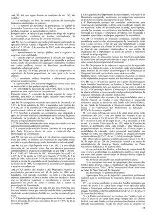 Art. 52. Até que sejam fixadas as condições do art. 192, são
vedados:
I - a instalação, no País, de novas agências de instituições
financeiras domiciliadas no exterior;
II - o aumento do percentual de participação, no capital de
instituições financeiras com sede no País, de pessoas físicas ou
jurídicas residentes ou domiciliadas no exterior.
Parágrafo único. A vedação a que se refere este artigo não se aplica
às autorizações resultantes de acordos internacionais, de
reciprocidade, ou de interesse do Governo brasileiro.
Art. 53. Ao ex-combatente que tenha efetivamente participado de
operações bélicas durante a Segunda Guerra Mundial, nos termos
da Lei nº 5.315, de 12 de setembro de 1967, serão assegurados os
seguintes direitos:
I - aproveitamento no serviço público, sem a exigência de
concurso, com estabilidade;
II - pensão especial correspondente à deixada por segundotenente das Forças Armadas, que poderá ser requerida a qualquer
tempo, sendo inacumulável com quaisquer rendimentos recebidos
dos cofres públicos, exceto os benefícios previdenciários,
ressalvado o direito de opção;
III - em caso de morte, pensão à viúva ou companheira ou
dependente, de forma proporcional, de valor igual à do inciso
anterior;
IV - assistência médica, hospitalar e educacional gratuita,
extensiva aos dependentes;
V - aposentadoria com proventos integrais aos vinte e cinco anos
de serviço efetivo, em qualquer regime jurídico;
VI - prioridade na aquisição da casa própria, para os que não a
possuam ou para suas viúvas ou companheiras.
Parágrafo único. A concessão da pensão especial do inciso II
substitui, para todos os efeitos legais, qualquer outra pensão já
concedida ao ex-combatente.
Art. 54. Os seringueiros recrutados nos termos do Decreto-Lei nº
5.813, de 14 de setembro de 1943, e amparados pelo Decreto-Lei
nº 9.882, de 16 de setembro de 1946, receberão, quando carentes,
pensão mensal vitalícia no valor de dois salários mínimos.
§ 1º O benefício é estendido aos seringueiros que, atendendo a
apelo do Governo brasileiro, contribuíram para o esforço de guerra,
trabalhando na produção de borracha, na Região Amazônica,
durante a Segunda Guerra Mundial.
§ 2º Os benefícios estabelecidos neste artigo são transferíveis aos
dependentes reconhecidamente carentes.
§ 3º A concessão do benefício far-se-á conforme lei a ser proposta
pelo Poder Executivo dentro de cento e cinqüenta dias da
promulgação da Constituição.
Art. 55. Até que seja aprovada a lei de diretrizes orçamentárias,
trinta por cento, no mínimo, do orçamento da seguridade social,
excluído o seguro-desemprego, serão destinados ao setor de saúde.
Art. 56. Até que a lei disponha sobre o art. 195, I, a arrecadação
decorrente de, no mínimo, cinco dos seis décimos percentuais
correspondentes à alíquota da contribuição de que trata o DecretoLei nº 1.940, de 25 de maio de 1982, alterada pelo Decreto-Lei nº
2.049, de 1º de agosto de 1983, pelo Decreto nº 91.236, de 8 de
maio de 1985, e pela Lei nº 7.611, de 8 de julho de 1987, passa a
integrar a receita da seguridade social, ressalvados, exclusivamente
no exercício de 1988, os compromissos assumidos com programas
e projetos em andamento.
Art. 57. Os débitos dos Estados e dos Municípios relativos às
contribuições previdenciárias até 30 de junho de 1988 serão
liquidados, com correção monetária, em cento e vinte parcelas
mensais, dispensados os juros e multas sobre eles incidentes, desde
que os devedores requeiram o parcelamento e iniciem seu
pagamento no prazo de cento e oitenta dias a contar da
promulgação da Constituição.
§ 1º O montante a ser pago em cada um dos dois primeiros anos
não será inferior a cinco por cento do total do débito consolidado e
atualizado, sendo o restante dividido em parcelas mensais de igual
valor.
§ 2º A liquidação poderá incluir pagamentos na forma de cessão de
bens e prestação de serviços, nos termos da Lei nº 7.578, de 23 de
dezembro de 1986.

§ 3º Em garantia do cumprimento do parcelamento, os Estados e os
Municípios consignarão, anualmente, nos respectivos orçamentos
as dotações necessárias ao pagamento de seus débitos.
§ 4º Descumprida qualquer das condições estabelecidas para
concessão do parcelamento, o débito será considerado vencido em
sua totalidade, sobre ele incidindo juros de mora; nesta hipótese,
parcela dos recursos correspondentes aos fundos de participação,
destinada aos Estados e Municípios devedores, será bloqueada e
repassada à previdência social para pagamento de seus débitos.
Art. 58. Os benefícios de prestação continuada, mantidos pela
previdência social na data da promulgação da Constituição, terão
seus valores revistos, a fim de que seja restabelecido o poder
aquisitivo, expresso em número de salários mínimos, que tinham
na data de sua concessão, obedecendo-se a esse critério de
atualização até a implantação do plano de custeio e benefícios
referidos no artigo seguinte.
Parágrafo único. As prestações mensais dos benefícios atualizadas
de acordo com este artigo serão devidas e pagas a partir do sétimo
mês a contar da promulgação da Constituição.
Art. 59. Os projetos de lei relativos à organização da seguridade
social e aos planos de custeio e de benefício serão apresentados no
prazo máximo de seis meses da promulgação da Constituição ao
Congresso Nacional, que terá seis meses para apreciá-los.
Parágrafo único. Aprovados pelo Congresso Nacional, os planos
serão implantados progressivamente nos dezoito meses seguintes.
Art. 60. Até o 14º (décimo quarto) ano a partir da promulgação
desta Emenda Constitucional, os Estados, o Distrito Federal e os
Municípios destinarão parte dos recursos a que se refere o caput do
art. 212 da Constituição Federal à manutenção e desenvolvimento
da educação básica e à remuneração condigna dos trabalhadores da
educação, respeitadas as seguintes disposições:
I - a distribuição dos recursos e de responsabilidades entre o
Distrito Federal, os Estados e seus Municípios é assegurada
mediante a criação, no âmbito de cada Estado e do Distrito Federal,
de um Fundo de Manutenção e Desenvolvimento da Educação
Básica e de Valorização dos Profissionais da Educação FUNDEB, de natureza contábil;
II - os Fundos referidos no inciso I do caput deste artigo serão
constituídos por 20% (vinte por cento) dos recursos a que se
referem os incisos I, II e III do art. 155; o inciso II do caput do art.
157; os incisos II, III e IV do caput do art. 158; e as alíneas a e b do
inciso I e o inciso II do caput do art. 159, todos da Constituição
Federal, e distribuídos entre cada Estado e seus Municípios,
proporcionalmente ao número de alunos das diversas etapas e
modalidades da educação básica presencial, matriculados nas
respectivas redes, nos respectivos âmbitos de atuação prioritária
estabelecidos nos §§ 2º e 3º do art. 211 da Constituição Federal;
III - observadas as garantias estabelecidas nos incisos I, II, III e
IV do caput do art. 208 da Constituição Federal e as metas de
universalização da educação básica estabelecidas no Plano
Nacional de Educação, a lei disporá sobre:
a) a organização dos Fundos, a distribuição proporcional de
seus recursos, as diferenças e as ponderações quanto ao valor anual
por aluno entre etapas e modalidades da educação básica e tipos de
estabelecimento de ensino;
b) a forma de cálculo do valor anual mínimo por aluno;
c) os percentuais máximos de apropriação dos recursos dos
Fundos pelas diversas etapas e modalidades da educação básica,
observados os arts. 208 e 214 da Constituição Federal, bem como
as metas do Plano Nacional de Educação;
d) a fiscalização e o controle dos Fundos;
e) prazo para fixar, em lei específica, piso salarial profissional
nacional para os profissionais do magistério público da educação
básica;
IV - os recursos recebidos à conta dos Fundos instituídos nos
termos do inciso I do caput deste artigo serão aplicados pelos
Estados e Municípios exclusivamente nos respectivos âmbitos de
atuação prioritária, conforme estabelecido nos §§ 2º e 3º do art. 211
da Constituição Federal;
V - a União complementará os recursos dos Fundos a que se
refere o inciso II do caput deste artigo sempre que, no Distrito
Federal e em cada Estado, o valor por aluno não alcançar o mínimo
definido nacionalmente, fixado em observância ao disposto no
54

 