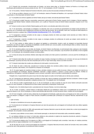 § 4º Enquanto não concretizada a transformação em Estados, nos termos deste artigo, os Territórios Federais de Roraima e do Amapá serão
beneficiados pela transferência de recursos prevista nos arts. 159, I, "a", da Constituição, e 34, § 2º, II, deste Ato.
Art. 15. Fica extinto o Território Federal de Fernando de Noronha, sendo sua área reincorporada ao Estado de Pernambuco.
Art. 16. Até que se efetive o disposto no art. 32, § 2º, da Constituição, caberá ao Presidente da República, com a aprovação do Senado Federal, indicar
o Governador e o Vice-Governador do Distrito Federal.
§ 1º A competência da Câmara Legislativa do Distrito Federal, até que se instale, será exercida pelo Senado Federal.
§ 2º A fiscalização contábil, financeira, orçamentária, operacional e patrimonial do Distrito Federal, enquanto não for instalada a Câmara Legislativa,
será exercida pelo Senado Federal, mediante controle externo, com o auxílio do Tribunal de Contas do Distrito Federal, observado o disposto no art. 72 da
Constituição.
§ 3º Incluem-se entre os bens do Distrito Federal aqueles que lhe vierem a ser atribuídos pela União na forma da lei.
Art. 17. Os vencimentos, a remuneração, as vantagens e os adicionais, bem como os proventos de aposentadoria que estejam sendo percebidos em
desacordo com a Constituição serão imediatamente reduzidos aos limites dela decorrentes, não se admitindo, neste caso, invocação de direito adquirido ou
percepção de excesso a qualquer título. (Vide Emenda Constitucional nº 41, 19.12.2003)
§ 1º É assegurado o exercício cumulativo de dois cargos ou empregos privativos de médico que estejam sendo exercidos por médico militar na
administração pública direta ou indireta.
§ 2º É assegurado o exercício cumulativo de dois cargos ou empregos privativos de profissionais de saúde que estejam sendo exercidos na
administração pública direta ou indireta.
Art. 18. Ficam extintos os efeitos jurídicos de qualquer ato legislativo ou administrativo, lavrado a partir da instalação da Assembléia Nacional
Constituinte, que tenha por objeto a concessão de estabilidade a servidor admitido sem concurso público, da administração direta ou indireta, inclusive das
fundações instituídas e mantidas pelo Poder Público.
Art. 19. Os servidores públicos civis da União, dos Estados, do Distrito Federal e dos Municípios, da administração direta, autárquica e das fundações
públicas, em exercício na data da promulgação da Constituição, há pelo menos cinco anos continuados, e que não tenham sido admitidos na forma regulada
no art. 37, da Constituição, são considerados estáveis no serviço público.
§ 1º O tempo de serviço dos servidores referidos neste artigo será contado como título quando se submeterem a concurso para fins de efetivação, na
forma da lei.
§ 2º O disposto neste artigo não se aplica aos ocupantes de cargos, funções e empregos de confiança ou em comissão, nem aos que a lei declare de
livre exoneração, cujo tempo de serviço não será computado para os fins do "caput" deste artigo, exceto se se tratar de servidor.
§ 3º O disposto neste artigo não se aplica aos professores de nível superior, nos termos da lei.
Art. 20. Dentro de cento e oitenta dias, proceder-se-á à revisão dos direitos dos servidores públicos inativos e pensionistas e à atualização dos
proventos e pensões a eles devidos, a fim de ajustá-los ao disposto na Constituição.
Art. 21. Os juízes togados de investidura limitada no tempo, admitidos mediante concurso público de provas e títulos e que estejam em exercício na
data da promulgação da Constituição, adquirem estabilidade, observado o estágio probatório, e passam a compor quadro em extinção, mantidas as
competências, prerrogativas e restrições da legislação a que se achavam submetidos, salvo as inerentes à transitoriedade da investidura.
Parágrafo único. A aposentadoria dos juízes de que trata este artigo regular-se-á pelas normas fixadas para os demais juízes estaduais.
Art. 22. É assegurado aos defensores públicos investidos na função até a data de instalação da Assembléia Nacional Constituinte o direito de opção
pela carreira, com a observância das garantias e vedações previstas no art. 134, parágrafo único, da Constituição.
Art. 23. Até que se edite a regulamentação do art. 21, XVI, da Constituição, os atuais ocupantes do cargo de censor federal continuarão exercendo
funções com este compatíveis, no Departamento de Polícia Federal, observadas as disposições constitucionais.
Parágrafo único. A lei referida disporá sobre o aproveitamento dos Censores Federais, nos termos deste artigo.
Art. 24. A União, os Estados, o Distrito Federal e os Municípios editarão leis que estabeleçam critérios para a compatibilização de seus quadros de
pessoal ao disposto no art. 39 da Constituição e à reforma administrativa dela decorrente, no prazo de dezoito meses, contados da sua promulgação.
Art. 25. Ficam revogados, a partir de cento e oitenta dias da promulgação da Constituição, sujeito este prazo a prorrogação por lei, todos os dispositivos
legais que atribuam ou deleguem a órgão do Poder Executivo competência assinalada pela Constituição ao Congresso Nacional, especialmente no que
tange a:
I - ação normativa;
II - alocação ou transferência de recursos de qualquer espécie.
§ 1º Os decretos-lei em tramitação no Congresso Nacional e por este não apreciados até a promulgação da Constituição terão seus efeitos regulados
da seguinte forma:
I - se editados até 2 de setembro de 1988, serão apreciados pelo Congresso Nacional no prazo de até cento e oitenta dias a contar da promulgação da
Constituição, não computado o recesso parlamentar;
II - decorrido o prazo definido no inciso anterior, e não havendo apreciação, os decretos-lei alí mencionados serão considerados rejeitados;
III - nas hipóteses definidas nos incisos I e II, terão plena validade os atos praticados na vigência dos respectivos decretos-lei, podendo o Congresso
Nacional, se necessário, legislar sobre os efeitos deles remanescentes.
§ 2º Os decretos-lei editados entre 3 de setembro de 1988 e a promulgação da Constituição serão convertidos, nesta data, em medidas provisórias,
aplicando-se-lhes as regras estabelecidas no art. 62, parágrafo único.
Art. 26. No prazo de um ano a contar da promulgação da Constituição, o Congresso Nacional promoverá, através de Comissão mista, exame analítico
e pericial dos atos e fatos geradores do endividamento externo brasileiro.
Constituição http://www.planalto.gov.br/ccivil_03/Constituicao/Constituicao.htm
89 de 106 10/12/2015 09:24
 