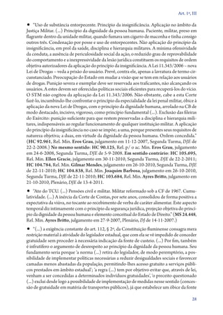 Art. 1º, III

•• “Uso de substância entorpecente. Princípio da insignificância. Aplicação no âmbito da
Justiça Militar. (...) Princípio da dignidade da pessoa humana. Paciente, militar, preso em
flagrante dentro da unidade militar, quando fumava um cigarro de maconha e tinha consigo
outros três. Condenação por posse e uso de entorpecentes. Não aplicação do princípio da
insignificância, em prol da saúde, disciplina e hierarquia militares. A mínima ofensividade
da conduta, a ausência de periculosidade social da ação, o reduzido grau de reprovabilidade
do comportamento e a inexpressividade da lesão jurídica constituem os requisitos de ordem
objetiva autorizadores da aplicação do princípio da insignificância. A Lei 11.343/2006 – nova
Lei de Drogas – veda a prisão do usuário. Prevê, contra ele, apenas a lavratura de termo cir-
cunstanciado. Preocupação do Estado em mudar a visão que se tem em relação aos usuários
de drogas. Punição severa e exemplar deve ser reservada aos traficantes, não alcançando os
usuários. A estes devem ser oferecidas políticas sociais eficientes para recuperá­‑los do vício.
O STM não cogitou da aplicação da Lei 11.343/2006. Não obstante, cabe a esta Corte
fazê­‑lo, incumbindo­‑lhe confrontar o princípio da especialidade da lei penal militar, óbice à
aplicação da nova Lei de Drogas, com o princípio da dignidade humana, arrolado na CB de
modo destacado, incisivo, vigoroso, como princípio fundamental (...). Exclusão das fileiras
do Exército: punição suficiente para que restem preservadas a disciplina e hierarquia mili-
tares, indispensáveis ao regular funcionamento de qualquer instituição militar. A aplicação
do princípio da insignificância no caso se impõe; a uma, porque presentes seus requisitos de
natureza objetiva; a duas, em virtude da dignidade da pessoa humana. Ordem concedida.”
(HC 92.961, Rel. Min. Eros Grau, julgamento em 11‑12‑2007, Segunda Turma, DJE de
22‑2‑2008.) No mesmo sentido: HC 90.125, Rel. p/ o ac. Min. Eros Grau, julgamento
em 24‑6‑2008, Segunda Turma, DJE de 5‑9‑2008. Em sentido contrário: HC 105.695,
Rel. Min. Ellen Gracie, julgamento em 30‑11‑2010, Segunda Turma, DJE de 22‑2‑2011;
HC 104.784, Rel. Min. Gilmar Mendes, julgamento em 26‑10‑2010, Segunda Turma, DJE
de 22‑11‑2010; HC 104.838, Rel. Min. Joaquim Barbosa, julgamento em 26‑10‑2010,
Segunda Turma, DJE de 22‑11‑2010; HC 103.684, Rel. Min. Ayres Britto, julgamento em
21‑10‑2010, Plenário, DJE de 13‑4‑2011.
•• “Ato do TCU. (...) Pensões civil e militar. Militar reformado sob a CF de 1967. Cumu-
latividade. (...) A inércia da Corte de Contas, por sete anos, consolidou de forma positiva a
expectativa da viúva, no tocante ao recebimento de verba de caráter alimentar. Este aspecto
temporal diz intimamente com o princípio da segurança jurídica, projeção objetiva do princí-
pio da dignidade da pessoa humana e elemento conceitual do Estado de Direito.” (MS 24.448,
Rel. Min. Ayres Britto, julgamento em 27‑9‑2007, Plenário, DJ de 14‑11‑2007.)
•• “(...) a exigência constante do art. 112, § 2º, da Constituição fluminense consagra mera
restrição material à atividade do legislador estadual, que com ela se vê impedido de conceder
gratuidade sem proceder à necessária indicação da fonte de custeio. (...) Por fim, também
é infrutífero o argumento de desrespeito ao princípio da dignidade da pessoa humana. Seu
fundamento seria porque ‘a norma (...) retira do legislador, de modo peremptório, a pos-
sibilidade de implementar políticas necessárias a reduzir desigualdades sociais e favorecer
camadas menos abastadas da população, permitindo­‑lhes acesso gratuito a serviços públi-
cos prestados em âmbito estadual’; ‘a regra (...) tem por objetivo evitar que, através de lei,
venham a ser concedidas a determinados indivíduos gratuidades’, ‘o preceito questionado
(...) exclui desde logo a possibilidade de implementação de medidas nesse sentido (conces-
são de gratuidade em matéria de transportes públicos), já que estabelece um óbice da fonte

                                                                                              28
 