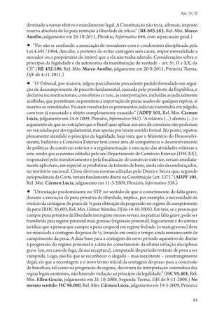 Art. 5º, II

destinado a tornar efetivo o mandamento legal. A Constituição não teria, ademais, imposto
reserva absoluta de lei para restrição à liberdade de ofício.” (RE 603.583, Rel. Min. Marco
Aurélio, julgamento em 26‑10‑2011, Plenário, Informativo 646, com repercussão geral.)
•• “Por não se confundir a associação de moradores com o condomínio disciplinado pela
Lei 4.591/1964, descabe, a pretexto de evitar vantagem sem causa, impor mensalidade a
morador ou a proprietário de imóvel que a ela não tenha aderido. Considerações sobre o
princípio da legalidade e da autonomia da manifestação de vontade – art. 5º, II e XX, da
CF.” (RE 432.106, Rel. Min. Marco Aurélio, julgamento em 20‑9‑2011, Primeira Turma,
DJE de 4‑11‑2011.)
•• “O Tribunal, por maioria, julgou parcialmente procedente pedido formulado em argui-
ção de descumprimento de preceito fundamental, ajuizada pelo presidente da República, e
declarou inconstitucionais, com efeitos ex tunc, as interpretações, incluídas as judicialmente
acolhidas, que permitiram ou permitem a importação de pneus usados de qualquer espécie, aí
insertos os remoldados. Ficaram ressalvados os provimentos judiciais transitados em julgado,
com teor já executado e objeto completamente exaurido.” (ADPF 101, Rel. Min. Cármen
Lúcia, julgamento em 24‑6‑2009, Plenário, Informativo 552). “A relatora (...) afastou (...) o
argumento de que as restrições que o Brasil quer aplicar aos atos de comércio não poderiam
ser veiculadas por ato regulamentar, mas apenas por lei em sentido formal. No ponto, reputou
plenamente atendido o princípio da legalidade, haja vista que o Ministério do Desenvolvi-
mento, Indústria e Comércio Exterior tem como área de competência o desenvolvimento
de políticas de comércio exterior e a regulamentação e execução das atividades relativas a
este, sendo que as normas editadas pelo seu Departamento de Comércio Exterior (DECEX),
responsável pelo monitoramento e pela fiscalização do comércio exterior, seriam imediata-
mente aplicáveis, em especial as proibitivas de trânsito de bens, ainda não desembaraçados,
no território nacional. Citou diversas normas editadas pelo Decex e Secex que, segundo
jurisprudência da Corte, teriam fundamento direto na Constituição (art. 237).” (ADPF 101,
Rel. Min. Cármen Lúcia, julgamento em 11‑3‑2009, Plenário, Informativo 538.)
•• “Orientação predominante no STF no sentido de que o cometimento de falta grave,
durante a execução da pena privativa de liberdade, implica, por exemplo, a necessidade de
reinício da contagem do prazo de 1/6 para obtenção da progressão no regime de cumprimento
da pena (RHC 85.605, Rel. Min. Gilmar Mendes, DJ de 14‑10‑2005). Em tese, se a pessoa que
cumpre pena privativa de liberdade em regime menos severo, ao praticar falta grave, pode ser
transferida para regime prisional mais gravoso (regressão prisional), logicamente é do sistema
jurídico que a pessoa que cumpre a pena corporal em regime fechado (o mais gravoso) deve
ter reiniciada a contagem do prazo de 1/6, levando em conta o tempo ainda remanescente de
cumprimento da pena. A data­‑base para a contagem do novo período aquisitivo do direito
à progressão do regime prisional é a data do cometimento da última infração disciplinar
grave (ou, em caso de fuga, da sua recaptura), computado do período restante de pena a ser
cumprida. Logo, não há que se reconhecer o alegado – mas inexistente – constrangimento
ilegal, eis que a recontagem e o novo termo inicial da contagem do prazo para a concessão
de benefício, tal como na progressão de regime, decorrem de interpretação sistemática das
regras legais existentes, não havendo violação ao princípio da legalidade.” (HC 95.401, Rel.
Min. Ellen Gracie, julgamento em 21‑10‑2008, Segunda Turma, DJE de 8‑11‑2008.) No
mesmo sentido: HC 96.060, Rel. Min. Cármen Lúcia, julgamento em 19‑5‑2009, Primeira

                                                                                            84
 