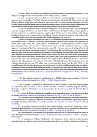 85
ao norte - no rio São Marcos, no ponto em que este é interceptado pelo travessão oeste da Linha
Porto; daí, sobe por esse rio até seu encontro com a estrada Criúva/Ana Rech;
ao leste - na estrada Criúva/Ana Rech, no ponto onde esta é interceptada pelo rio São Marcos;
segue por essa em direção a Ana Rech até seu entroncamento com a Estrada BR-453; continua por esta
última em direção a Ana Rech até seu encontro com o Arroio da Erva; desce por esse até sua foz no Arroio
Faxinal; continua por esse, águas abaixo, até sua confluência com o Arroio Juca Stumpf; sobe por esse até
sua confluência com o Arroio Guilherme Stumpf; segue por essas águas acima até sua nascente;
ao sul - da nascente do Arroio Guilherme Stumpf; daí se liga por linha seca e reta, direção geral
oeste, até o ângulo nordeste do lote rural nº 52 da Linha Cremona; desse ponto inflete, direção geral sul,
pelo travessão leste da Linha Cremona até o ângulo sudeste do lote rural nº 2 da referida Linha; inflete,
direção geral oeste, pelo travessão sul da mesma Linha Cremona até seu encontro com o travessão sul da
Linha Diamantina; segue por este travessão até o ângulo sudoeste do lote rural nº 21;
a oeste - do ângulo sudoeste do lote rural nº 21; daí inflete, direção geral norte, pela divisa oeste
dos lotes rurais 21 e 22 da Linha Diamantina até seu encontro com o travessão sul da Linha Gablontz; daí
inflete, direção geral oeste, até o ângulo sudoeste do lote rural nº 45 da referida Linha; continua, direção
geral norte, pela divisa oeste do lote 45, até seu encontro com a estrada vicinal que conduz a São Ciro;
segue por essa direção a São Ciro, até seu encontro com a BR-116; segue por essa, direção geral norte, até
seu entroncamento com a estrada que conduz à Fazenda Souza; daí, por linha seca e reta, direção geral
noroeste, até o pico do morro cotado em novecentos e quatro metros; daí, por linha seca e reta, direção
geral nordeste, até o entroncamento da estrada Santo Antônio/São João com uma vicinal que conduz a
Olaria; segue pela estrada Santo Antônio/São João, direção geral norte, por um percurso de mil metros;
daí, por linha seca e reta, direção geral noroeste, até o ângulo sudoeste do lote rural 114 da Linha Pedro
Américo; daí, inflete, direção geral norte, até o travessão sul da Linha Henrique D'Avila; daí, prossegue até
o ângulo sudoeste do lote rural 149; inflete para o norte seguindo a divisa oeste dos lotes 149 e 150 da
Linha Henrique D'Avila até o ângulo noroeste do lote rural 150 da Linha Henrique D'Avila; daí inflete,
direção geral leste, pelo norte dessa Linha, até a BR-116; continua por essa, direção geral norte, até seu
encontro com o travessão oeste da Linha Porto; daí inflete, direção geral norte, seguindo o citado travessão
até interceptar o rio São Marcos. (Declarada a inconstitucionalidade do dispositivo na ADI n.º 192/STF,
DJ de 06/09/01)
§ 2.º Será sede do Município a localidade de ANA RECH, transformada em cidade. (Declarada
a inconstitucionalidade do dispositivo na ADI n.º 192/STF, DJ de 06/09/01)
§ 3.º O Prefeito, Vice-Prefeito e Vereadores serão eleitos até cento e vinte dias da promulgação
da Constituição, mas não antes de 15 de fevereiro de 1990, a critério do Tribunal Regional Eleitoral,
observado o seguinte: (Declarada a inconstitucionalidade do dispositivo na ADI n.º 192/STF, DJ de
06/09/01)
I - o prazo de filiação partidária dos candidatos será encerrado setenta e cinco dias antes da data
da eleição; (Declarada a inconstitucionalidade do dispositivo na ADI n.º 192/STF, DJ de 06/09/01)
II - a Justiça Eleitoral organizará calendário especial sobre propaganda, convenção municipal,
deliberação quanto a coligações, registros de candidatos e demais procedimentos legais necessários à
realização da eleição; (Declarada a inconstitucionalidade do dispositivo na ADI n.º 192/STF, DJ de
06/09/01)
III - a comissão executiva regional de cada partido designará comissão provisória para o novo
Município, à qual caberão as tarefas atribuídas à convenção municipal, até a instalação do Município;
(Declarada a inconstitucionalidade do dispositivo na ADI n.º 192/STF, DJ de 06/09/01)
IV - são inelegíveis os ocupantes de cargos municipais que não se tenham afastado até setenta e
cinco dias antes da data da eleição; (Declarada a inconstitucionalidade do dispositivo na ADI n.º 192/STF,
DJ de 06/09/01)
V - os mandatos do Prefeito, Vice-Prefeito e dos Vereadores eleitos conforme o disposto neste
parágrafo extinguir-se-ão na mesma data dos mandatos dos eleitos nas eleições municipais realizadas no
 