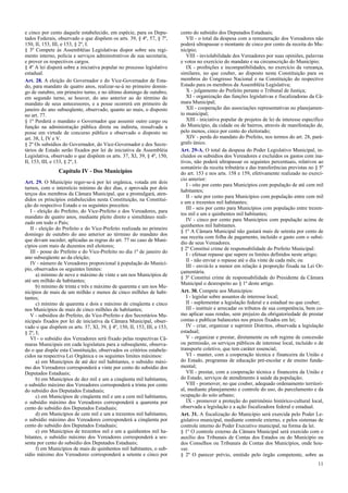 e cinco por cento daquele estabelecido, em espécie, para os Depu-
tados Federais, observado o que dispõem os arts. 39, § 4º, 57, § 7º,
150, II, 153, III, e 153, § 2º, I.
§ 3º Compete às Assembléias Legislativas dispor sobre seu regi-
mento interno, polícia e serviços administrativos de sua secretaria,
e prover os respectivos cargos.
§ 4º A lei disporá sobre a iniciativa popular no processo legislativo
estadual.
Art. 28. A eleição do Governador e do Vice-Governador de Esta-
do, para mandato de quatro anos, realizar-se-á no primeiro domin-
go de outubro, em primeiro turno, e no último domingo de outubro,
em segundo turno, se houver, do ano anterior ao do término do
mandato de seus antecessores, e a posse ocorrerá em primeiro de
janeiro do ano subseqüente, observado, quanto ao mais, o disposto
no art. 77.
§ 1º Perderá o mandato o Governador que assumir outro cargo ou
função na administração pública direta ou indireta, ressalvada a
posse em virtude de concurso público e observado o disposto no
art. 38, I, IV e V.
§ 2º Os subsídios do Governador, do Vice-Governador e dos Secre-
tários de Estado serão fixados por lei de iniciativa da Assembléia
Legislativa, observado o que dispõem os arts. 37, XI, 39, § 4º, 150,
II, 153, III, e 153, § 2º, I.
Capítulo IV - Dos Municípios
Art. 29. O Município reger-se-á por lei orgânica, votada em dois
turnos, com o interstício mínimo de dez dias, e aprovada por dois
terços dos membros da Câmara Municipal, que a promulgará, aten-
didos os princípios estabelecidos nesta Constituição, na Constitui-
ção do respectivo Estado e os seguintes preceitos:
I - eleição do Prefeito, do Vice-Prefeito e dos Vereadores, para
mandato de quatro anos, mediante pleito direto e simultâneo reali-
zado em todo o País;
II - eleição do Prefeito e do Vice-Prefeito realizada no primeiro
domingo de outubro do ano anterior ao término do mandato dos
que devam suceder, aplicadas as regras do art. 77 no caso de Muni-
cípios com mais de duzentos mil eleitores;
III - posse do Prefeito e do Vice-Prefeito no dia 1º de janeiro do
ano subseqüente ao da eleição;
IV - número de Vereadores proporcional à população do Municí-
pio, observados os seguintes limites:
a) mínimo de nove e máximo de vinte e um nos Municípios de
até um milhão de habitantes;
b) mínimo de trinta e três e máximo de quarenta e um nos Mu-
nicípios de mais de um milhão e menos de cinco milhões de habi-
tantes;
c) mínimo de quarenta e dois e máximo de cinqüenta e cinco
nos Municípios de mais de cinco milhões de habitantes;
V - subsídios do Prefeito, do Vice-Prefeito e dos Secretários Mu-
nicipais fixados por lei de iniciativa da Câmara Municipal, obser-
vado o que dispõem os arts. 37, XI, 39, § 4º, 150, II, 153, III, e 153,
§ 2º, I;
VI - o subsídio dos Vereadores será fixado pelas respectivas Câ-
maras Municipais em cada legislatura para a subseqüente, observa-
do o que dispõe esta Constituição, observados os critérios estabele-
cidos na respectiva Lei Orgânica e os seguintes limites máximos:
a) em Municípios de até dez mil habitantes, o subsídio máxi-
mo dos Vereadores corresponderá a vinte por cento do subsídio dos
Deputados Estaduais;
b) em Municípios de dez mil e um a cinqüenta mil habitantes,
o subsídio máximo dos Vereadores corresponderá a trinta por cento
do subsídio dos Deputados Estaduais;
c) em Municípios de cinqüenta mil e um a cem mil habitantes,
o subsídio máximo dos Vereadores corresponderá a quarenta por
cento do subsídio dos Deputados Estaduais;
d) em Municípios de cem mil e um a trezentos mil habitantes,
o subsídio máximo dos Vereadores corresponderá a cinqüenta por
cento do subsídio dos Deputados Estaduais;
e) em Municípios de trezentos mil e um a quinhentos mil ha-
bitantes, o subsídio máximo dos Vereadores corresponderá a ses-
senta por cento do subsídio dos Deputados Estaduais;
f) em Municípios de mais de quinhentos mil habitantes, o sub-
sídio máximo dos Vereadores corresponderá a setenta e cinco por
cento do subsídio dos Deputados Estaduais;
VII - o total da despesa com a remuneração dos Vereadores não
poderá ultrapassar o montante de cinco por cento da receita do Mu-
nicípio;
VIII - inviolabilidade dos Vereadores por suas opiniões, palavras
e votos no exercício do mandato e na circunscrição do Município;
IX - proibições e incompatibilidades, no exercício da vereança,
similares, no que couber, ao disposto nesta Constituição para os
membros do Congresso Nacional e na Constituição do respectivo
Estado para os membros da Assembléia Legislativa;
X - julgamento do Prefeito perante o Tribunal de Justiça;
XI - organização das funções legislativas e fiscalizadoras da Câ-
mara Municipal;
XII - cooperação das associações representativas no planejamen-
to municipal;
XIII - iniciativa popular de projetos de lei de interesse específico
do Município, da cidade ou de bairros, através de manifestação de,
pelo menos, cinco por cento do eleitorado;
XIV - perda do mandato do Prefeito, nos termos do art. 28, pará-
grafo único.
Art. 29-A. O total da despesa do Poder Legislativo Municipal, in-
cluídos os subsídios dos Vereadores e excluídos os gastos com ina-
tivos, não poderá ultrapassar os seguintes percentuais, relativos ao
somatório da receita tributária e das transferências previstas no § 5º
do art. 153 e nos arts. 158 e 159, efetivamente realizado no exercí-
cio anterior:
I - oito por cento para Municípios com população de até cem mil
habitantes;
II - sete por cento para Municípios com população entre cem mil
e um e trezentos mil habitantes;
III - seis por cento para Municípios com população entre trezen-
tos mil e um e quinhentos mil habitantes;
IV - cinco por cento para Municípios com população acima de
quinhentos mil habitantes.
§ 1º A Câmara Municipal não gastará mais de setenta por cento de
sua receita com folha de pagamento, incluído o gasto com o subsí-
dio de seus Vereadores.
§ 2º Constitui crime de responsabilidade do Prefeito Municipal:
I - efetuar repasse que supere os limites definidos neste artigo;
II - não enviar o repasse até o dia vinte de cada mês; ou
III - enviá-lo a menor em relação à proporção fixada na Lei Or-
çamentária.
§ 3º Constitui crime de responsabilidade do Presidente da Câmara
Municipal o desrespeito ao § 1º deste artigo.
Art. 30. Compete aos Municípios:
I - legislar sobre assuntos de interesse local;
II - suplementar a legislação federal e a estadual no que couber;
III - instituir e arrecadar os tributos de sua competência, bem co-
mo aplicar suas rendas, sem prejuízo da obrigatoriedade de prestar
contas e publicar balancetes nos prazos fixados em lei;
IV - criar, organizar e suprimir Distritos, observada a legislação
estadual;
V - organizar e prestar, diretamente ou sob regime de concessão
ou permissão, os serviços públicos de interesse local, incluído o de
transporte coletivo, que tem caráter essencial;
VI - manter, com a cooperação técnica e financeira da União e
do Estado, programas de educação pré-escolar e de ensino funda-
mental;
VII - prestar, com a cooperação técnica e financeira da União e
do Estado, serviços de atendimento à saúde da população;
VIII - promover, no que couber, adequado ordenamento territori-
al, mediante planejamento e controle do uso, do parcelamento e da
ocupação do solo urbano;
IX - promover a proteção do patrimônio histórico-cultural local,
observada a legislação e a ação fiscalizadora federal e estadual.
Art. 31. A fiscalização do Município será exercida pelo Poder Le-
gislativo municipal, mediante controle externo, e pelos sistemas de
controle interno do Poder Executivo municipal, na forma da lei.
§ 1º O controle externo da Câmara Municipal será exercido com o
auxílio dos Tribunais de Contas dos Estados ou do Município ou
dos Conselhos ou Tribunais de Contas dos Municípios, onde hou-
ver.
§ 2º O parecer prévio, emitido pelo órgão competente, sobre as
11
 