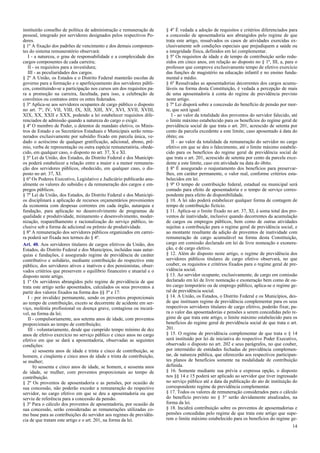 instituirão conselho de política de administração e remuneração de
pessoal, integrado por servidores designados pelos respectivos Po-
deres.
§ 1º A fixação dos padrões de vencimento e dos demais componen-
tes do sistema remuneratório observará:
I - a natureza, o grau de responsabilidade e a complexidade dos
cargos componentes de cada carreira;
II - os requisitos para a investidura;
III - as peculiaridades dos cargos.
§ 2º A União, os Estados e o Distrito Federal manterão escolas de
governo para a formação e o aperfeiçoamento dos servidores públi-
cos, constituindo-se a participação nos cursos um dos requisitos pa-
ra a promoção na carreira, facultada, para isso, a celebração de
convênios ou contratos entre os entes federados.
§ 3º Aplica-se aos servidores ocupantes de cargo público o disposto
no art. 7º, IV, VII, VIII, IX, XII, XIII, XV, XVI, XVII, XVIII,
XIX, XX, XXII e XXX, podendo a lei estabelecer requisitos dife-
renciados de admissão quando a natureza do cargo o exigir.
§ 4º O membro de Poder, o detentor de mandato eletivo, os Minis-
tros de Estado e os Secretários Estaduais e Municipais serão remu-
nerados exclusivamente por subsídio fixado em parcela única, ve-
dado o acréscimo de qualquer gratificação, adicional, abono, prê-
mio, verba de representação ou outra espécie remuneratória, obede-
cido, em qualquer caso, o disposto no art. 37, X e XI.
§ 5º Lei da União, dos Estados, do Distrito Federal e dos Municípi-
os poderá estabelecer a relação entre a maior e a menor remunera-
ção dos servidores públicos, obedecido, em qualquer caso, o dis-
posto no art. 37, XI.
§ 6º Os Poderes Executivo, Legislativo e Judiciário publicarão anu-
almente os valores do subsídio e da remuneração dos cargos e em-
pregos públicos.
§ 7º Lei da União, dos Estados, do Distrito Federal e dos Municípi-
os disciplinará a aplicação de recursos orçamentários provenientes
da economia com despesas correntes em cada órgão, autarquia e
fundação, para aplicação no desenvolvimento de programas de
qualidade e produtividade, treinamento e desenvolvimento, moder-
nização, reaparelhamento e racionalização do serviço público, in-
clusive sob a forma de adicional ou prêmio de produtividade.
§ 8º A remuneração dos servidores públicos organizados em carrei-
ra poderá ser fixada nos termos do § 4º.
Art. 40. Aos servidores titulares de cargos efetivos da União, dos
Estados, do Distrito Federal e dos Municípios, incluídas suas autar-
quias e fundações, é assegurado regime de previdência de caráter
contributivo e solidário, mediante contribuição do respectivo ente
público, dos servidores ativos e inativos e dos pensionistas, obser-
vados critérios que preservem o equilíbrio financeiro e atuarial e o
disposto neste artigo.
§ 1º Os servidores abrangidos pelo regime de previdência de que
trata este artigo serão aposentados, calculados os seus proventos a
partir dos valores fixados na forma dos §§ 3º e 17:
I - por invalidez permanente, sendo os proventos proporcionais
ao tempo de contribuição, exceto se decorrente de acidente em ser-
viço, moléstia profissional ou doença grave, contagiosa ou incurá-
vel, na forma da lei;
II - compulsoriamente, aos setenta anos de idade, com proventos
proporcionais ao tempo de contribuição;
III - voluntariamente, desde que cumprido tempo mínimo de dez
anos de efetivo exercício no serviço público e cinco anos no cargo
efetivo em que se dará a aposentadoria, observadas as seguintes
condições:
a) sessenta anos de idade e trinta e cinco de contribuição, se
homem, e cinqüenta e cinco anos de idade e trinta de contribuição,
se mulher;
b) sessenta e cinco anos de idade, se homem, e sessenta anos
de idade, se mulher, com proventos proporcionais ao tempo de
contribuição.
§ 2º Os proventos de aposentadoria e as pensões, por ocasião de
sua concessão, não poderão exceder a remuneração do respectivo
servidor, no cargo efetivo em que se deu a aposentadoria ou que
serviu de referência para a concessão da pensão.
§ 3º Para o cálculo dos proventos de aposentadoria, por ocasião da
sua concessão, serão consideradas as remunerações utilizadas co-
mo base para as contribuições do servidor aos regimes de previdên-
cia de que tratam este artigo e o art. 201, na forma da lei.
§ 4º É vedada a adoção de requisitos e critérios diferenciados para
a concessão de aposentadoria aos abrangidos pelo regime de que
trata este artigo, ressalvados os casos de atividades exercidas ex-
clusivamente sob condições especiais que prejudiquem a saúde ou
a integridade física, definidos em lei complementar.
§ 5º Os requisitos de idade e de tempo de contribuição serão redu-
zidos em cinco anos, em relação ao disposto no § 1º, III, a, para o
professor que comprove exclusivamente tempo de efetivo exercício
das funções de magistério na educação infantil e no ensino funda-
mental e médio.
§ 6º Ressalvadas as aposentadorias decorrentes dos cargos acumu-
láveis na forma desta Constituição, é vedada a percepção de mais
de uma aposentadoria à conta do regime de previdência previsto
neste artigo.
§ 7º Lei disporá sobre a concessão do benefício de pensão por mor-
te, que será igual:
I - ao valor da totalidade dos proventos do servidor falecido, até
o limite máximo estabelecido para os benefícios do regime geral de
previdência social de que trata o art. 201, acrescido de setenta por
cento da parcela excedente a este limite, caso aposentado à data do
óbito; ou
II - ao valor da totalidade da remuneração do servidor no cargo
efetivo em que se deu o falecimento, até o limite máximo estabele-
cido para os benefícios do regime geral de previdência social de
que trata o art. 201, acrescido de setenta por cento da parcela exce-
dente a este limite, caso em atividade na data do óbito.
§ 8º É assegurado o reajustamento dos benefícios para preservar-
lhes, em caráter permanente, o valor real, conforme critérios esta-
belecidos em lei.
§ 9º O tempo de contribuição federal, estadual ou municipal será
contado para efeito de aposentadoria e o tempo de serviço corres-
pondente para efeito de disponibilidade.
§ 10. A lei não poderá estabelecer qualquer forma de contagem de
tempo de contribuição fictício.
§ 11. Aplica-se o limite fixado no art. 37, XI, à soma total dos pro-
ventos de inatividade, inclusive quando decorrentes da acumulação
de cargos ou empregos públicos, bem como de outras atividades
sujeitas a contribuição para o regime geral de previdência social, e
ao montante resultante da adição de proventos de inatividade com
remuneração de cargo acumulável na forma desta Constituição,
cargo em comissão declarado em lei de livre nomeação e exonera-
ção, e de cargo eletivo.
§ 12. Além do disposto neste artigo, o regime de previdência dos
servidores públicos titulares de cargo efetivo observará, no que
couber, os requisitos e critérios fixados para o regime geral de pre-
vidência social.
§ 13. Ao servidor ocupante, exclusivamente, de cargo em comissão
declarado em lei de livre nomeação e exoneração bem como de ou-
tro cargo temporário ou de emprego público, aplica-se o regime ge-
ral de previdência social.
§ 14. A União, os Estados, o Distrito Federal e os Municípios, des-
de que instituam regime de previdência complementar para os seus
respectivos servidores titulares de cargo efetivo, poderão fixar, pa-
ra o valor das aposentadorias e pensões a serem concedidas pelo re-
gime de que trata este artigo, o limite máximo estabelecido para os
benefícios do regime geral de previdência social de que trata o art.
201.
§ 15. O regime de previdência complementar de que trata o § 14
será instituído por lei de iniciativa do respectivo Poder Executivo,
observado o disposto no art. 202 e seus parágrafos, no que couber,
por intermédio de entidades fechadas de previdência complemen-
tar, de natureza pública, que oferecerão aos respectivos participan-
tes planos de benefícios somente na modalidade de contribuição
definida.
§ 16. Somente mediante sua prévia e expressa opção, o disposto
nos §§ 14 e 15 poderá ser aplicado ao servidor que tiver ingressado
no serviço público até a data da publicação do ato de instituição do
correspondente regime de previdência complementar.
§ 17. Todos os valores de remuneração considerados para o cálculo
do benefício previsto no § 3° serão devidamente atualizados, na
forma da lei.
§ 18. Incidirá contribuição sobre os proventos de aposentadorias e
pensões concedidas pelo regime de que trata este artigo que supe-
rem o limite máximo estabelecido para os benefícios do regime ge-
14
 