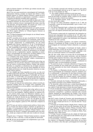 nador do Distrito Federal e do Prefeito que tenham exercido mais
da metade do mandato.
Art. 6º Nos seis meses posteriores à promulgação da Constituição,
parlamentares federais, reunidos em número não inferior a trinta,
poderão requerer ao Tribunal Superior Eleitoral o registro de novo
partido político, juntando ao requerimento o manifesto, o estatuto e
o programa devidamente assinados pelos requerentes.
§ 1º O registro provisório, que será concedido de plano pelo Tribu-
nal Superior Eleitoral, nos termos deste artigo, defere ao novo par-
tido todos os direitos, deveres e prerrogativas dos atuais, entre eles
o de participar, sob legenda própria, das eleições que vierem a ser
realizadas nos doze meses seguintes a sua formação.
§ 2º O novo partido perderá automaticamente seu registro provisó-
rio se, no prazo de vinte e quatro meses, contados de sua formação,
não obtiver registro definitivo no Tribunal Superior Eleitoral, na
forma que a lei dispuser.
Art. 7º O Brasil propugnará pela formação de um tribunal interna-
cional dos direitos humanos.
Art. 8º É concedida anistia aos que, no período de 18 de setembro
de 1946 até a data da promulgação da Constituição, foram atingi-
dos, em decorrência de motivação exclusivamente política, por atos
de exceção, institucionais ou complementares, aos que foram
abrangidos pelo Decreto Legislativo nº 18, de 15 de dezembro de
1961, e aos atingidos pelo Decreto-Lei nº 864, de 12 de setembro
de 1969, asseguradas as promoções, na inatividade, ao cargo, em-
prego, posto ou graduação a que teriam direito se estivessem em
serviço ativo, obedecidos os prazos de permanência em atividade
previstos nas leis e regulamentos vigentes, respeitadas as caracte-
rísticas e peculiaridades das carreiras dos servidores públicos civis
e militares e observados os respectivos regimes jurídicos.
§ 1º O disposto neste artigo somente gerará efeitos financeiros a
partir da promulgação da Constituição, vedada a remuneração de
qualquer espécie em caráter retroativo.
§ 2º Ficam assegurados os benefícios estabelecidos neste artigo aos
trabalhadores do setor privado, dirigentes e representantes sindicais
que, por motivos exclusivamente políticos, tenham sido punidos,
demitidos ou compelidos ao afastamento das atividades remunera-
das que exerciam, bem como aos que foram impedidos de exercer
atividades profissionais em virtude de pressões ostensivas ou expe-
dientes oficiais sigilosos.
§ 3º Aos cidadãos que foram impedidos de exercer, na vida civil,
atividade profissional específica, em decorrência das Portarias Re-
servadas do Ministério da Aeronáutica nº S-50-GM5, de 19 de ju-
nho de 1964, e nº S-285-GM5, será concedida reparação de nature-
za econômica, na forma que dispuser lei de iniciativa do Congresso
Nacional e a entrar em vigor no prazo de doze meses a contar da
promulgação da Constituição.
§ 4º Aos que, por força de atos institucionais, tenham exercido gra-
tuitamente mandato eletivo de Vereador serão computados, para
efeito de aposentadoria no serviço público e previdência social, os
respectivos períodos.
§ 5º A anistia concedida nos termos deste artigo aplica-se aos ser-
vidores públicos civis e aos empregados em todos os níveis de go-
verno ou em suas fundações, empresas públicas ou empresas mis-
tas sob controle estatal, exceto nos Ministérios militares, que te-
nham sido punidos ou demitidos por atividades profissionais inter-
rompidas em virtude de decisão de seus trabalhadores, bem como
em decorrência do Decreto-Lei nº 1.632, de 4 de agosto de 1978,
ou por motivos exclusivamente políticos, assegurada a readmissão
dos que foram atingidos a partir de 1979, observado o disposto no
§ 1º.
Art. 9º Os que, por motivos exclusivamente políticos, foram cassa-
dos ou tiveram seus direitos políticos suspensos no período de 15
de julho a 31 de dezembro de 1969, por ato do então Presidente da
República, poderão requerer ao Supremo Tribunal Federal o reco-
nhecimento dos direitos e vantagens interrompidos pelos atos puni-
tivos, desde que comprovem terem sido estes eivados de vício gra-
ve.
Parágrafo único. O Supremo Tribunal Federal proferirá a decisão
no prazo de cento e vinte dias, a contar do pedido do interessado.
Art. 10. Até que seja promulgada a lei complementar a que se refe-
re o art. 7º, I, da Constituição:
I - fica limitada a proteção nele referida ao aumento, para quatro
vezes, da porcentagem prevista no art. 6º, caput e § 1º, da Lei nº
5.107, de 13 de setembro de 1966;
II - fica vedada a dispensa arbitrária ou sem justa causa:
a) do empregado eleito para cargo de direção de comissões in-
ternas de prevenção de acidentes, desde o registro de sua candida-
tura até um ano após o final de seu mandato;
b) da empregada gestante, desde a confirmação da gravidez
até cinco meses após o parto.
§ 1º Até que a lei venha a disciplinar o disposto no art. 7º, XIX, da
Constituição, o prazo da licença-paternidade a que se refere o inci-
so é de cinco dias.
§ 2º Até ulterior disposição legal, a cobrança das contribuições pa-
ra o custeio das atividades dos sindicatos rurais será feita junta-
mente com a do imposto territorial rural, pelo mesmo órgão arreca-
dador.
§ 3º Na primeira comprovação do cumprimento das obrigações tra-
balhistas pelo empregador rural, na forma do art. 233, após a pro-
mulgação da Constituição, será certificada perante a Justiça do Tra-
balho a regularidade do contrato e das atualizações das obrigações
trabalhistas de todo o período.
Art. 11. Cada Assembléia Legislativa, com poderes constituintes,
elaborará a Constituição do Estado, no prazo de um ano, contado
da promulgação da Constituição Federal, obedecidos os princípios
desta.
Parágrafo único. Promulgada a Constituição do Estado, caberá à
Câmara Municipal, no prazo de seis meses, votar a lei orgânica res-
pectiva, em dois turnos de discussão e votação, respeitado o dis-
posto na Constituição Federal e na Constituição estadual.
Art. 12. Será criada, dentro de noventa dias da promulgação da
Constituição, comissão de estudos territoriais, com dez membros
indicados pelo Congresso Nacional e cinco pelo Poder Executivo,
com a finalidade de apresentar estudos sobre o território nacional e
anteprojetos relativos a novas unidades territoriais, notadamente na
Amazônia Legal e em áreas pendentes de solução.
§ 1º No prazo de um ano, a comissão submeterá ao Congresso Na-
cional os resultados de seus estudos para, nos termos da Constitui-
ção, serem apreciados nos doze meses subseqüentes, extinguindo-
se logo após.
§ 2º Os Estados e os Municípios deverão, no prazo de três anos, a
contar da promulgação da Constituição, promover, mediante acor-
do ou arbitramento, a demarcação de suas linhas divisórias atual-
mente litigiosas, podendo para isso fazer alterações e compensa-
ções de área que atendam aos acidentes naturais, critérios históri-
cos, conveniências administrativas e comodidade das populações
limítrofes.
§ 3º Havendo solicitação dos Estados e Municípios interessados, a
União poderá encarregar-se dos trabalhos demarcatórios.
§ 4º Se, decorrido o prazo de três anos, a contar da promulgação da
Constituição, os trabalhos demarcatórios não tiverem sido concluí-
dos, caberá à União determinar os limites das áreas litigiosas.
§ 5º Ficam reconhecidos e homologados os atuais limites do Estado
do Acre com os Estados do Amazonas e de Rondônia, conforme le-
vantamentos cartográficos e geodésicos realizados pela comissão
tripartite integrada por representantes dos Estados e dos serviços
técnico-especializados do Instituto Brasileiro de Geografia e Esta-
tística.
Art. 13. É criado o Estado do Tocantins, pelo desmembramento da
área descrita neste artigo, dando-se sua instalação no quadragésimo
sexto dia após a eleição prevista no § 3º, mas não antes de 1º de ja-
neiro de 1989.
§ 1º O Estado do Tocantins integra a Região Norte e limita-se com
o Estado de Goiás pelas divisas norte dos Municípios de São Mi-
guel do Araguaia, Porangatu, Formoso, Minaçu, Cavalcante, Mon-
te Alegre de Goiás e Campos Belos, conservando a leste, norte e
oeste as divisas atuais de Goiás com os Estados da Bahia, Piauí,
Maranhão, Pará e Mato Grosso.
§ 2º O Poder Executivo designará uma das cidades do Estado para
sua capital provisória até a aprovação da sede definitiva do gover-
no pela Assembléia Constituinte.
§ 3º O Governador, o Vice-Governador, os Senadores, os Deputa-
dos Federais e os Deputados Estaduais serão eleitos, em um único
turno, até setenta e cinco dias após a promulgação da Constituição,
47
 