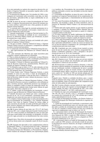 de os atos praticados na vigência dos respectivos decretos-leis, po-
dendo o Congresso Nacional, se necessário, legislar sobre os efei-
tos deles remanescentes.
§ 2º Os decretos-leis editados entre 3 de setembro de 1988 e a pro-
mulgação da Constituição serão convertidos, nesta data, em medi-
das provisórias, aplicando-se-lhes as regras estabelecidas no art.
62, parágrafo único.
Art. 26. No prazo de um ano a contar da promulgação da Consti-
tuição, o Congresso Nacional promoverá, através de comissão mis-
ta, exame analítico e pericial dos atos e fatos geradores do endivi-
damento externo brasileiro.
§ 1º A comissão terá a força legal de comissão parlamentar de in-
quérito para os fins de requisição e convocação, e atuará com o au-
xílio do Tribunal de Contas da União.
§ 2º Apurada irregularidade, o Congresso Nacional proporá ao Po-
der Executivo a declaração de nulidade do ato e encaminhará o
processo ao Ministério Público Federal, que formalizará, no prazo
de sessenta dias, a ação cabível.
Art. 27. O Superior Tribunal de Justiça será instalado sob a presi-
dência do Supremo Tribunal Federal.
§ 1º Até que se instale o Superior Tribunal de Justiça, o Supremo
Tribunal Federal exercerá as atribuições e competências definidas
na ordem constitucional precedente.
§ 2º A composição inicial do Superior Tribunal de Justiça far-se-á:
I - pelo aproveitamento dos Ministros do Tribunal Federal de
Recursos;
II - pela nomeação dos Ministros que sejam necessários para
completar o número estabelecido na Constituição.
§ 3º Para os efeitos do disposto na Constituição, os atuais Ministros
do Tribunal Federal de Recursos serão considerados pertencentes à
classe de que provieram, quando de sua nomeação.
§ 4º Instalado o Tribunal, os Ministros aposentados do Tribunal Fe-
deral de Recursos tornar-se-ão, automaticamente, Ministros apo-
sentados do Superior Tribunal de Justiça.
§ 5º Os Ministros a que se refere o § 2º, II, serão indicados em lista
tríplice pelo Tribunal Federal de Recursos, observado o disposto no
art. 104, parágrafo único, da Constituição.
§ 6º Ficam criados cinco Tribunais Regionais Federais, a serem
instalados no prazo de seis meses a contar da promulgação da
Constituição, com a jurisdição e sede que lhes fixar o Tribunal Fe-
deral de Recursos, tendo em conta o número de processos e sua lo-
calização geográfica.
§ 7º Até que se instalem os Tribunais Regionais Federais, o Tribu-
nal Federal de Recursos exercerá a competência a eles atribuída em
todo o território nacional, cabendo-lhe promover sua instalação e
indicar os candidatos a todos os cargos da composição inicial, me-
diante lista tríplice, podendo desta constar juízes federais de qual-
quer região, observado o disposto no § 9º.
§ 8º É vedado, a partir da promulgação da Constituição, o provi-
mento de vagas de Ministros do Tribunal Federal de Recursos.
§ 9º Quando não houver juiz federal que conte o tempo mínimo
previsto no art. 107, II, da Constituição, a promoção poderá con-
templar juiz com menos de cinco anos no exercício do cargo.
§ 10. Compete à Justiça Federal julgar as ações nela propostas até a
data da promulgação da Constituição, e aos Tribunais Regionais
Federais, bem como ao Superior Tribunal de Justiça, julgar as
ações rescisórias das decisões até então proferidas pela Justiça Fe-
deral, inclusive daquelas cuja matéria tenha passado à competência
de outro ramo do Judiciário.
Art. 28. Os juízes federais de que trata o art. 123, § 2º, da Consti-
tuição de 1967, com a redação dada pela Emenda Constitucional nº
7, de 1977, ficam investidos na titularidade de varas na seção judi-
ciária para a qual tenham sido nomeados ou designados; na inexis-
tência de vagas, proceder-se-á ao desdobramento das varas existen-
tes.
Parágrafo único. Para efeito de promoção por antiguidade, o tempo
de serviço desses juízes será computado a partir do dia de sua pos-
se.
Art. 29. Enquanto não aprovadas as leis complementares relativas
ao Ministério Público e à Advocacia-Geral da União, o Ministério
Público Federal, a Procuradoria-Geral da Fazenda Nacional, as
Consultorias Jurídicas dos Ministérios, as Procuradorias e Departa-
mentos Jurídicos de autarquias federais com representação própria
e os membros das Procuradorias das universidades fundacionais
públicas continuarão a exercer suas atividades na área das respecti-
vas atribuições.
§ 1º O Presidente da República, no prazo de cento e vinte dias, en-
caminhará ao Congresso Nacional projeto de lei complementar dis-
pondo sobre a organização e o funcionamento da Advocacia-Geral
da União.
§ 2º Aos atuais Procuradores da República, nos termos da lei com-
plementar, será facultada a opção, de forma irretratável, entre as
carreiras do Ministério Público Federal e da Advocacia-Geral da
União.
§ 3º Poderá optar pelo regime anterior, no que respeita às garantias
e vantagens, o membro do Ministério Público admitido antes da
promulgação da Constituição, observando-se, quanto às vedações,
a situação jurídica na data desta.
§ 4º Os atuais integrantes do quadro suplementar dos Ministérios
Públicos do Trabalho e Militar que tenham adquirido estabilidade
nessas funções passam a integrar o quadro da respectiva carreira.
§ 5º Cabe à atual Procuradoria-Geral da Fazenda Nacional, direta-
mente ou por delegação, que pode ser ao Ministério Público esta-
dual, representar judicialmente a União nas causas de natureza fis-
cal, na área da respectiva competência, até a promulgação das leis
complementares previstas neste artigo.
Art. 30. A legislação que criar a justiça de paz manterá os atuais
juízes de paz até a posse dos novos titulares, assegurando-lhes os
direitos e atribuições conferidos a estes, e designará o dia para a
eleição prevista no art. 98, II, da Constituição.
Art. 31. Serão estatizadas as serventias do foro judicial, assim defi-
nidas em lei, respeitados os direitos dos atuais titulares.
Art. 32. O disposto no art. 236 não se aplica aos serviços notariais
e de registro que já tenham sido oficializados pelo poder público,
respeitando-se o direito de seus servidores.
Art. 33. Ressalvados os créditos de natureza alimentar, o valor dos
precatórios judiciais pendentes de pagamento na data da promulga-
ção da Constituição, incluído o remanescente de juros e correção
monetária, poderá ser pago em moeda corrente, com atualização,
em prestações anuais, iguais e sucessivas, no prazo máximo de oito
anos, a partir de 1º de julho de 1989, por decisão editada pelo Po-
der Executivo até cento e oitenta dias da promulgação da Constitui-
ção.
Parágrafo único. Poderão as entidades devedoras, para o cumpri-
mento do disposto neste artigo, emitir, em cada ano, no exato mon-
tante do dispêndio, títulos de dívida pública não computáveis para
efeito do limite global de endividamento.
Art. 34. O sistema tributário nacional entrará em vigor a partir do
primeiro dia do quinto mês seguinte ao da promulgação da Consti-
tuição, mantido, até então, o da Constituição de 1967, com a reda-
ção dada pela Emenda nº 1, de 1969, e pelas posteriores.
§ 1º Entrarão em vigor com a promulgação da Constituição os arts.
148, 149, 150, 154, I, 156, III, e 159, I, c , revogadas as disposições
em contrário da Constituição de 1967 e das emendas que a modifi-
caram, especialmente de seu art. 25, III.
§ 2º O Fundo de Participação dos Estados e do Distrito Federal e o
Fundo de Participação dos Municípios obedecerão às seguintes de-
terminações:
I - a partir da promulgação da Constituição, os percentuais serão,
respectivamente, de dezoito por cento e de vinte por cento, calcula-
dos sobre o produto da arrecadação dos impostos referidos no art.
153, III e IV, mantidos os atuais critérios de rateio até a entrada em
vigor da lei complementar a que se refere o art. 161, II;
II - o percentual relativo ao Fundo de Participação dos Estados e
do Distrito Federal será acrescido de um ponto percentual no exer-
cício financeiro de 1989 e, a partir de 1990, inclusive, à razão de
meio ponto por exercício, até 1992, inclusive, atingindo em 1993 o
percentual estabelecido no art. 159, I, a ;
III - o percentual relativo ao Fundo de Participação dos Municí-
pios, a partir de 1989, inclusive, será elevado à razão de meio pon-
to percentual por exercício financeiro, até atingir o estabelecido no
art. 159, I, b.
§ 3º Promulgada a Constituição, a União, os Estados, o Distrito Fe-
deral e os Municípios poderão editar as leis necessárias à aplicação
do sistema tributário nacional nela previsto.
49
 