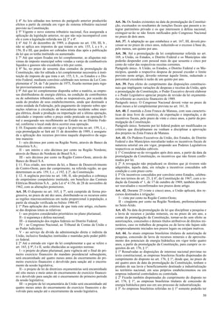 § 4º As leis editadas nos termos do parágrafo anterior produzirão
efeitos a partir da entrada em vigor do sistema tributário nacional
previsto na Constituição.
§ 5º Vigente o novo sistema tributário nacional, fica assegurada a
aplicação da legislação anterior, no que não seja incompatível com
ele e com a legislação referida nos §§ 3º e 4º.
§ 6º Até 31 de dezembro de 1989, o disposto no art. 150, III, b ,
não se aplica aos impostos de que tratam os arts. 155, I, a e b , e
156, II e III, que podem ser cobrados trinta dias após a publicação
da lei que os tenha instituído ou aumentado.
§ 7º Até que sejam fixadas em lei complementar, as alíquotas má-
ximas do imposto municipal sobre vendas a varejo de combustíveis
líquidos e gasosos não excederão a três por cento.
§ 8º Se, no prazo de sessenta dias contados da promulgação da
Constituição, não for editada a lei complementar necessária à insti-
tuição do imposto de que trata o art. 155, I, b , os Estados e o Dis-
trito Federal, mediante convênio celebrado nos termos da Lei Com-
plementar nº 24, de 7 de janeiro de 1975, fixarão normas para regu-
lar provisoriamente a matéria.
§ 9º Até que lei complementar disponha sobre a matéria, as empre-
sas distribuidoras de energia elétrica, na condição de contribuintes
ou de substitutos tributários, serão as responsáveis, por ocasião da
saída do produto de seus estabelecimentos, ainda que destinado a
outra unidade da Federação, pelo pagamento do imposto sobre ope-
rações relativas à circulação de mercadorias incidente sobre ener-
gia elétrica, desde a produção ou importação até a última operação,
calculado o imposto sobre o preço então praticado na operação fi-
nal e assegurado seu recolhimento ao Estado ou ao Distrito Fede-
ral, conforme o local onde deva ocorrer essa operação.
§ 10. Enquanto não entrar em vigor a lei prevista no art. 159, I, c ,
cuja promulgação se fará até 31 de dezembro de 1989, é assegura-
da a aplicação dos recursos previstos naquele dispositivo da segu-
inte maneira:
I - seis décimos por cento na Região Norte, através do Banco da
Amazônia S.A.;
II - um inteiro e oito décimos por cento na Região Nordeste,
através do Banco do Nordeste do Brasil S.A.;
III - seis décimos por cento na Região Centro-Oeste, através do
Banco do Brasil S.A.
§ 11. Fica criado, nos termos da lei, o Banco de Desenvolvimento
do Centro-Oeste, para dar cumprimento, na referida região, ao que
determinam os arts. 159, I, c , e 192, § 2º, da Constituição.
§ 12. A urgência prevista no art. 148, II, não prejudica a cobrança
do empréstimo compulsório instituído, em benefício das Centrais
Elétricas Brasileiras S.A. , pela Lei nº 4.156, de 28 de novembro de
1962, com as alterações posteriores.
Art. 35. O disposto no art. 165, § 7º, será cumprido de forma pro-
gressiva, no prazo de até dez anos, distribuindo-se os recursos entre
as regiões macroeconômicas em razão proporcional à população, a
partir da situação verificada no biênio 1986-87.
§ 1º Para aplicação dos critérios de que trata este artigo, excluem-
se das despesas totais as relativas:
I - aos projetos considerados prioritários no plano plurianual;
II - à segurança e defesa nacional;
III - à manutenção dos órgãos federais no Distrito Federal;
IV - ao Congresso Nacional, ao Tribunal de Contas da União e
ao Poder Judiciário;
V - ao serviço da dívida da administração direta e indireta da
União, inclusive fundações instituídas e mantidas pelo poder públi-
co federal.
§ 2º Até a entrada em vigor da lei complementar a que se refere o
art. 165, § 9º, I e II, serão obedecidas as seguintes normas:
I - o projeto do plano plurianual, para vigência até o final do pri-
meiro exercício financeiro do mandato presidencial subseqüente,
será encaminhado até quatro meses antes do encerramento do pri-
meiro exercício financeiro e devolvido para sanção até o encerra-
mento da sessão legislativa;
II - o projeto de lei de diretrizes orçamentárias será encaminhado
até oito meses e meio antes do encerramento do exercício financei-
ro e devolvido para sanção até o encerramento do primeiro período
da sessão legislativa;
III - o projeto de lei orçamentária da União será encaminhado até
quatro meses antes do encerramento do exercício financeiro e de-
volvido para sanção até o encerramento da sessão legislativa.
Art. 36. Os fundos existentes na data da promulgação da Constitui-
ção, excetuados os resultantes de isenções fiscais que passem a in-
tegrar patrimônio privado e os que interessem à defesa nacional,
extinguir-se-ão se não forem ratificados pelo Congresso Nacional
no prazo de dois anos.
Art. 37. A adaptação ao que estabelece o art. 167, III, deverá pro-
cessar-se no prazo de cinco anos, reduzindo-se o excesso à base de,
pelo menos, um quinto por ano.
Art. 38. Até a promulgação da lei complementar referida no art.
169, a União, os Estados, o Distrito Federal e os Municípios não
poderão despender com pessoal mais do que sessenta e cinco por
cento do valor das respectivas receitas correntes.
Parágrafo único. A União, os Estados, o Distrito Federal e os Mu-
nicípios, quando a respectiva despesa de pessoal exceder o limite
previsto neste artigo, deverão retornar àquele limite, reduzindo o
percentual excedente à razão de um quinto por ano.
Art. 39. Para efeito do cumprimento das disposições constitucio-
nais que impliquem variações de despesas e receitas da União, após
a promulgação da Constituição, o Poder Executivo deverá elaborar
e o Poder Legislativo apreciar projeto de revisão da lei orçamentá-
ria referente ao exercício financeiro de 1989.
Parágrafo único. O Congresso Nacional deverá votar no prazo de
doze meses a lei complementar prevista no art. 161, II.
Art. 40. É mantida a Zona Franca de Manaus, com suas caracterís-
ticas de área livre de comércio, de exportação e importação, e de
incentivos fiscais, pelo prazo de vinte e cinco anos, a partir da pro-
mulgação da Constituição.
Parágrafo único. Somente por lei federal podem ser modificados os
critérios que disciplinaram ou venham a disciplinar a aprovação
dos projetos na Zona Franca de Manaus.
Art. 41. Os Poderes Executivos da União, dos Estados, do Distrito
Federal e dos Municípios reavaliarão todos os incentivos fiscais de
natureza setorial ora em vigor, propondo aos Poderes Legislativos
respectivos as medidas cabíveis.
§ 1º Considerar-se-ão revogados após dois anos, a partir da data da
promulgação da Constituição, os incentivos que não forem confir-
mados por lei.
§ 2º A revogação não prejudicará os direitos que já tiverem sido
adquiridos, àquela data, em relação a incentivos concedidos sob
condição e com prazo certo.
§ 3º Os incentivos concedidos por convênio entre Estados, celebra-
dos nos termos do art. 23, § 6º, da Constituição de 1967, com a re-
dação da Emenda nº 1, de 17 de outubro de 1969, também deverão
ser reavaliados e reconfirmados nos prazos deste artigo.
Art. 42. Durante 25 (vinte e cinco) anos, a União aplicará, dos re-
cursos destinados à irrigação:
I - vinte por cento na Região Centro-Oeste;
II - cinqüenta por cento na Região Nordeste, preferencialmente
no Semi-Árido.
Art. 43. Na data da promulgação da lei que disciplinar a pesquisa e
a lavra de recursos e jazidas minerais, ou no prazo de um ano, a
contar da promulgação da Constituição, tornar-se-ão sem efeito as
autorizações, concessões e demais títulos atributivos de direitos mi-
nerários, caso os trabalhos de pesquisa ou de lavra não hajam sido
comprovadamente iniciados nos prazos legais ou estejam inativos.
Art. 44. As atuais empresas brasileiras titulares de autorização de
pesquisa, concessão de lavra de recursos minerais e de aproveita-
mento dos potenciais de energia hidráulica em vigor terão quatro
anos, a partir da promulgação da Constituição, para cumprir os re-
quisitos do art. 176, § 1º.
§ 1º Ressalvadas as disposições de interesse nacional previstas no
texto constitucional, as empresas brasileiras ficarão dispensadas do
cumprimento do disposto no art. 176, § 1º, desde que, no prazo de
até quatro anos da data da promulgação da Constituição, tenham o
produto de sua lavra e beneficiamento destinado a industrialização
no território nacional, em seus próprios estabelecimentos ou em
empresa industrial controladora ou controlada.
§ 2º Ficarão também dispensadas do cumprimento do disposto no
art. 176, § 1º, as empresas brasileiras titulares de concessão de
energia hidráulica para uso em seu processo de industrialização.
§ 3º As empresas brasileiras referidas no § 1º somente poderão ter
50
 
