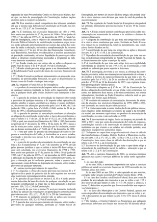 separadas de suas Procuradorias-Gerais ou Advocacias-Gerais, des-
de que, na data da promulgação da Constituição, tenham órgãos
distintos para as respectivas funções.
Art. 70. Fica mantida a atual competência dos tribunais estaduais
até que a mesma seja definida na Constituição do Estado, nos ter-
mos do art. 125, § 1º, da Constituição.
Art. 71. É instituído, nos exercícios financeiros de 1994 e 1995,
bem assim nos períodos de 1º de janeiro de 1996 a 30 de junho de
1997 e 1º de julho de 1997 a 31 de dezembro de 1999, o Fundo So-
cial de Emergência, com o objetivo de saneamento financeiro da
Fazenda Pública Federal e de estabilização econômica, cujos recur-
sos serão aplicados prioritariamente no custeio das ações dos siste-
mas de saúde e educação, incluindo a complementação de recursos
de que trata o § 3º do art. 60 do Ato das Disposições Constitucio-
nais Transitórias, benefícios previdenciários e auxílios assistenciais
de prestação continuada, inclusive liquidação de passivo previden-
ciário, e despesas orçamentárias associadas a programas de rele-
vante interesse econômico social.
§ 1º Ao Fundo criado por este artigo não se aplica o disposto na
parte final do inciso II do § 9° do art. 165 da Constituição.
§ 2º O Fundo criado por este artigo passa a ser denominado Fundo
de Estabilização Fiscal a partir do início do exercício financeiro de
1996.
§ 3º O Poder Executivo publicará demonstrativo da execução orça-
mentária, de periodicidade bimestral, no qual se discriminarão as
fontes e usos do Fundo criado por este artigo.
Art. 72. Integram o Fundo Social de Emergência:
I - o produto da arrecadação do imposto sobre renda e proventos
de qualquer natureza incidente na fonte sobre pagamentos efetua-
dos, a qualquer título, pela União, inclusive suas autarquias e fun-
dações;
II - a parcela do produto da arrecadação do imposto sobre renda
e proventos de qualquer natureza e do imposto sobre operações de
crédito, câmbio e seguro, ou relativas a títulos e valores mobiliári-
os, decorrente das alterações produzidas pela Lei nº 8.894, de 21 de
junho de 1994, e pelas Leis nºs 8.849 e 8.848, ambas de 28 de ja-
neiro de 1994, e modificações posteriores;
III - a parcela do produto da arrecadação resultante da elevação
da alíquota da contribuição social sobre o lucro dos contribuintes a
que se refere o § 1º do art. 22 da Lei nº 8.212, de 24 de julho de
1991, a qual, nos exercícios financeiros de 1994 e 1995, bem assim
no período de 1º de janeiro de 1996 a 30 de junho de 1997, passa a
ser de trinta por cento, sujeita a alteração por lei ordinária, manti-
das as demais normas da Lei nº 7.689, de 15 de dezembro de 1988;
IV - vinte por cento do produto da arrecadação de todos os im-
postos e contribuições da União, já instituídos ou a serem criados,
excetuado o previsto nos incisos I, II e III, observado o disposto
nos §§ 3º e 4º;
V - a parcela do produto da arrecadação da contribuição de que
trata a Lei Complementar nº 7, de 7 de setembro de 1970, devida
pelas pessoas jurídicas a que se refere o inciso III deste artigo, a
qual será calculada, nos exercícios financeiros de 1994 a 1995,
bem assim nos períodos de 1º de janeiro de 1996 a 30 de junho de
1997 e de 1º de julho de 1997 a 31 de dezembro de 1999, mediante
a aplicação da alíquota de setenta e cinco centésimos por cento, su-
jeita a alteração por lei ordinária posterior, sobre a receita bruta
operacional, como definida na legislação do imposto sobre renda e
proventos de qualquer natureza;
VI - outras receitas previstas em lei específica.
§ 1º As alíquotas e a base de cálculo previstas nos incisos III e V
aplicar-se-ão a partir do primeiro dia do mês seguinte aos noventa
dias posteriores à promulgação desta emenda.
§ 2º As parcelas de que tratam os incisos I, II, III e V serão previa-
mente deduzidas da base de cálculo de qualquer vinculação ou par-
ticipação constitucional ou legal, não se lhes aplicando o disposto
nos arts. 159, 212 e 239 da Constituição.
§ 3º A parcela de que trata o inciso IV será previamente deduzida
da base de cálculo das vinculações ou participações constitucionais
previstas nos arts. 153, § 5º, 157, II, 212 e 239 da Constituição.
§ 4º O disposto no parágrafo anterior não se aplica aos recursos
previstos nos arts. 158, II, e 159 da Constituição.
§ 5º A parcela dos recursos provenientes do imposto sobre renda e
proventos de qualquer natureza, destinada ao Fundo Social de
Emergência, nos termos do incisos II deste artigo, não poderá exce-
der a cinco inteiros e seis décimos por cento do total do produto da
sua arrecadação.
Art. 73. Na regulação do Fundo Social de Emergência não poderá
ser utilizado instrumento previsto no inciso V do art. 59 da Consti-
tuição.
Art. 74. A União poderá instituir contribuição provisória sobre mo-
vimentação ou transmissão de valores e de créditos e direitos de
natureza financeira.
§ 1º A alíquota da contribuição de que trata este artigo não excede-
rá a vinte e cinco centésimos por cento, facultado ao Poder Execu-
tivo reduzi-la ou restabelecê-la, total ou parcialmente, nas condi-
ções e limites fixados em lei.
§ 2º À contribuição de que trata este artigo não se aplica o disposto
nos arts. 153, § 5º, e 154, I, da Constituição.
§ 3º O produto da arrecadação da contribuição de que trata este ar-
tigo será destinado integralmente ao Fundo Nacional de Saúde, pa-
ra financiamento das ações e serviços de saúde.
§ 4º A contribuição de que trata este artigo terá sua exigibilidade
subordinada ao disposto no art. 195, § 6º, da Constituição, e não
poderá ser cobrada por prazo superior a dois anos.
Art. 75. É prorrogada, por trinta e seis meses, a cobrança da contri-
buição provisória sobre movimentação ou transmissão de valores e
de créditos e direitos de natureza financeira de que trata o art. 74,
instituída pela Lei nº 9.311, de 24 de outubro de 1996, modificada
pela Lei nº 9.539, de 12 de dezembro de 1997, cuja vigência é tam-
bém prorrogada por idêntico prazo.
§ 1º Observado o disposto no § 6º do art. 195 da Constituição Fe-
deral, a alíquota da contribuição será de trinta e oito centésimos por
cento, nos primeiros doze meses, e de trinta centésimos, nos meses
subseqüentes, facultado ao Poder Executivo reduzi-la total ou par-
cialmente, nos limites aqui definidos.
§ 2º O resultado do aumento da arrecadação, decorrente da altera-
ção da alíquota, nos exercícios financeiros de 1999, 2000 e 2001,
será destinado ao custeio da previdência social.
§ 3º É a União autorizada a emitir títulos da dívida pública interna,
cujos recursos serão destinados ao custeio da saúde e da previdên-
cia social, em montante equivalente ao produto da arrecadação da
contribuição, prevista e não realizada em 1999.
Art. 76. É desvinculado de órgão, fundo ou despesa, no período de
2003 a 2007, vinte por cento da arrecadação da União de impostos,
contribuições sociais e de intervenção no domínio econômico, já
instituídos ou que vierem a ser criados no referido período, seus
adicionais e respectivos acréscimos legais.
§ 1º O disposto no caput deste artigo não reduzirá a base de cálculo
das transferências a Estados, Distrito Federal e Municípios na for-
ma dos arts. 153, § 5º; 157, I; 158, I e II; e 159, I, a e b; e II, da
Constituição, bem como a base de cálculo das destinações a que se
refere o art. 159, I, c, da Constituição.
§ 2º Excetua-se da desvinculação de que trata o caput deste artigo a
arrecadação da contribuição social do salário - educação a que se
refere o art. 212, § 5º, da Constituição.
Art. 77. Até o exercício financeiro de 2004, os recursos mínimos
aplicados nas ações e serviços públicos de saúde serão equivalen-
tes:
I - no caso da União:
a) no ano 2000, o montante empenhado em ações e serviços
públicos de saúde no exercício financeiro de 1999 acrescido de, no
mínimo, cinco por cento;
b) do ano 2001 ao ano 2004, o valor apurado no ano anterior,
corrigido pela variação nominal do Produto Interno Bruto - PIB;
II - no caso dos Estados e do Distrito Federal, doze por cento do
produto da arrecadação dos impostos a que se refere o art. 155 e
dos recursos de que tratam os arts. 157 e 159, inciso I, alínea a, e
inciso II, deduzidas as parcelas que forem transferidas aos respecti-
vos Municípios; e
III - no caso dos Municípios e do Distrito Federal, quinze por
cento do produto da arrecadação dos impostos a que se refere o art.
156 e dos recursos de que tratam os arts. 158 e 159, inciso I, alínea
b e § 3º.
§ 1º Os Estados, o Distrito Federal e os Municípios que apliquem
percentuais inferiores aos fixados nos incisos II e III deverão elevá-
53
 