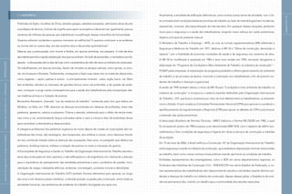 Atualmente, a atividade de edificação defronta-se, como muitos outros ramos de atividade, com o for-
te contraste entre condições bastante primitivas de trabalho ao lado de metodologias bem modernas,
requerendo, inclusive, alta especialização da mão-de-obra. Em qualquer dessas situações, perduram
riscos para a segurança e a saúde dos trabalhadores, exigindo maior esforço em ações preventivas,
objetivo principal do presente manual.
O Ministério de Trabalho e Emprego – MTE, ao criar as normas regulamentadoras (NR) referentes à
Segurança e Medicina do Trabalho em 1977, dedicou a NR-18 a “Obras de construção, demolição e
reparos” com a finalidade de promover condições de saúde e de segurança nos canteiros de obra.
A NR-18 foi modificada e ampliada em 1983 e teve nova revisão em 1995, tornando obrigatória a
elaboração do “Programa de Condições e Meio Ambiente de Trabalho na indústria da construção” –
PCMAT pelas empresas. A implantação do programa possibilita o efetivo gerenciamento do ambiente
de trabalho e do processo produtivo, incluindo a orientação aos trabalhadores a fim de prevenir aci-
dentes de trabalho e doenças ocupacionais.
A versão de 1995 também alterou o título da NR-18 para “Condições e meio ambiente de trabalho na
indústria da construção” e incorporou o sistema tripartite defendido pela Organização Internacional
do Trabalho - OIT, que busca consensos por meio do livre debate entre os trabalhadores, os empresá-
rios e o Estado. Foram criadas as Comissões Permanentes: Nacional (CPN) para aprovar e coordenar o
aperfeiçoamento da regulamentação e Regionais (CPR) para apoiar os debates do CPN e para buscar
a extensão das ações preventivas.
A Associação Brasileira de Normas Técnicas - ABNT elaborou a Norma NB 252/82 em 1982, a qual
foi revisada em janeiro de 1983 e passou a ser denominada NBR 7678, com o objetivo de definir pro-
cedimentos e fixar condições de segurança e higiene em obras e serviços de construção e medidas
de proteção.
Em 19 de maio de 2006, o Brasil ratificou a Convenção 167 da Organização Internacional do Trabalho
sobre segurança e saúde na indústria da construção, que estabelece disposições mínimas relacionadas
ao trabalho, bem como outras normas e boas práticas visando aprimorar as condições de trabalho.
Entidades representativas dos empregadores, como o SESI em vários departamentos regionais, os
Sindicatos das Indústrias da Construção Civil – SINDUSCON nos vários Estados da Federação, e ou-
tras representativas dos trabalhadores vêm desenvolvendo estudos e atividades visando diminuir aci-
dentes e doenças do trabalho na indústria da construção. Apesar dessas ações, a freqüência de ocor-
rências permanece alta, criando um desafio para a continuidade dos estudos nesta área.
páginas
22
e
23
|
manual
de
segurança
e
saúde
no
trabalho
|
indústria
da
construção
civil
–
edificações
|
INTRODUÇÃO
|
1.1 HISTÓRICO
Pirâmides do Egito, muralhas da China, templos gregos, catedrais européias, admiráveis obras de arte
e prodígios de técnica, motivos de orgulho para quem as projetou e deveriam ser, igualmente, para as
centenas de milhares de pessoas que trabalharam na edificação dessas maravilhas da humanidade.
Quantos sofreram acidentes e quantos morreram ao edificá-las? E quantos continuam a se acidentar
ou morrer até os nossos dias, era dos arranha-céus e das pontes quilométricas?
Sabe-se que a preocupação com mortos e feridos, em épocas primitivas, era pequena. A mão-de-obra
abundante permitia a rápida substituição dos que sucumbiam. Ao lado da escravidão, o nomadismo era fre-
qüente – e ele persiste até os dias de hoje como característica da mão-de-obra na indústria da construção.
Os trabalhadores, em épocas remotas, faziam de moradia os abrigos naturais, como grutas, ou árvo-
res, em bosques e florestas. Tardiamente, começaram a fazer suas casas com os materiais disponíveis,
como vegetais – capim, palmas e outros – e principalmente minerais – areia, argila, barro, cal. Além
dos acidentes, devidos ao manuseio de grandes blocos como nas pirâmides, e de quedas de andai-
mes, começam a surgir outras conseqüências para a saúde dos trabalhadores pela manipulação des-
sas matérias-primas e a inalação de poeiras.
Bernardino Ramazzini, chamado “pai da medicina do trabalho” conhecido pelo livro que editou em
Módena, na Itália, em 1700, descreve as doenças encontradas em dezenas de profissões, entre elas
pedreiros, gesseiros, caleiros e pisoeiros. Chama a atenção, sobretudo para o efeito de certos mate-
riais como a cal, recomendando lenços colocados sobre o nariz e a boca e óleo de amêndoas doces
para neutralizar a efervescência desse produto.
A categoria profissional dos pedreiros organizou-se muito depois de criadas as corporações dos tra-
balhadores das minas, das tecelagens, dos transportes, dos artífices e outras, como descreve Hunter
em seu conhecido tratado sobre as doenças das ocupações. Este autor, no parágrafo que dedica aos
pedreiros, building masons, enfatiza a inalação de poeiras no corte e colocação do granito.
A Enciclopédia de Segurança e Saúde no Trabalho da Organização Internacional do Trabalho aborda o
tema das construções em dois capítulos, o das edificações e o da engenharia civil, chamando a atenção
para a importância do planejamento das atividades preventivas e para o problema de quedas, movi-
mentação de cargas, instalações elétricas, andaimes, concretagem, produtos nocivos e demolições.
A Organização Internacional do Trabalho (OIT) também fornece elementos para apreciar, ao longo
dos anos e em diversos paises membros, a elevada posição ocupada pela construção, entre todas as
atividades humanas, nas estatísticas de acidentes do trabalho divulgadas ano após ano.
 