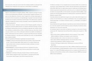 páginas
24
e
25
A indústria da construção civil é um importante setor da economia brasileira, de uso intensivo de
mão-de-obra, criando empregos diretos e indiretos, tendo sido responsável por aproximadamente
6,5% do PIB em 2005. Possui uma cadeia produtiva extensa e complexa que inclui atividades diretas e
indiretas nas quais atuam empresas de todos os portes. De acordo com os dados da Câmara Brasileira
da Indústria da Construção (CBIC), do Instituto Brasileiro de Geografia e Estatísticas (IBGE), a cadeia
produtiva da construção emprega diretamente 5,6 milhões de pessoas, representando 6,36% dos tra-
balhadores ocupados no Brasil.
A ascensão profissional dos trabalhadores, em geral, ocorre a partir do saber de ofício adquirido com
a prática e de modo informal com os colegas. Os trabalhadores iniciam como ajudantes, passam a
funções especializadas, como pedreiros, eletricistas, pintores e, na continuidade, a encarregados e
mestres de obra.
Desses trabalhadores são exigidos disposição e capacidade para executar intensas atividades físicas e
que, muitas vezes, requerem movimentos repetitivos e posturas inadequadas, em ambientes ruidosos,
empoeirados e com outros riscos ocupacionais.
As características gerais da mão-de-obra da indústria da construção civil, de acordo com estudo
realizado pelo SESI – Departamento Nacional (Projeto SESI na Indústria da Construção Civil – 1998)
– eram:
Baixo nível de instrução e qualificação profissional: maioria com apenas o 1º grau completo,
20,0% de analfabetos e 72,0% que nunca realizaram cursos e treinamentos;
Elevada rotatividade no setor: a maioria com menos de um ano na empresa;
Baixos salários: 50,0% dos trabalhadores ganhavam menos de dois salários mínimos;
Elevado índice de absenteísmo: 52,0% por problemas de saúde;
Alcoolismo: 54,3% ingeriam bebida alcoólica, 15,0% abusavam do consumo e 4,4% eram
dependentes.
Segundo a Relação Anual de Informações Sociais – RAIS, em 2005 havia 96.662 empresas de Constru-
ção civil que empregavam 1.245.395 trabalhadores no território nacional. Conforme apresentado nos
quadros 1 e 2, a maioria (97,9%) destas empresas são de micro ou pequeno porte (de acordo com a
classificação do Serviço Brasileiro de Apoio às Micro e Pequenas Empresas -SEBRAE) que empregam
53,0% do total de trabalhadores .
Este manual pode contribuir para o aprimoramento das condições de trabalho na construção Civil de
edificações e para a redução dos riscos ocupacionais ou de seus efeitos nos trabalhadores.
1.2 TIPIFICAÇÃO
Segundo o Instituto Brasileiro de Geografia e Estatística - IBGE, a indústria da construção civil se seg-
menta em duas atividades básicas, edificações e construção pesada. O segmento edificações é com-
posto por obras habitacionais, comerciais e outras. O segmento de construção pesada agrupa vias
de transporte e obras de saneamento, de irrigação/drenagem, de geração e transmissão de energia,
de sistemas de comunicação e de infra-estrutura de forma geral. O foco deste manual é o segmento
edificações, atividade típica do setor privado, que emprega a maioria dos trabalhadores formais da
indústria da construção civil.
A indústria da construção - edificações caracteriza-se pela alta dispersão geográfica, produção de
bens fixos em uma área de trabalho temporária, com reduzido coeficiente de importação, mas eleva-
da utilização de matérias-primas nacionais e por atividades que dependem das condições climáticas
e são realizadas por empresas públicas, privadas ou indivíduos atuando por conta própria. Durante
o processo construtivo ocorre contínua modificação de ambiente, de atividade e de trabalhadores e,
devido à reestruturação do processo construtivo, os serviços de cada etapa da obra são executados
por diferentes empreiteiras, o que pode acarretar duplicidade de comando e de responsabilidade
pelas condições de trabalho.
Outra particularidade das Edificações é a fragmentação da produção em etapas:
Fundação: É a parte da construção que suporta todo peso do prédio e o apóia na parte sólida
do chão. Os tipos de fundação (sapata, tubulão, estaca, etc.) e os materiais utilizados nesta
etapa são determinados com base nas características do projeto da edificação e do terreno
onde a obra será construída.
Estrutura/alvenaria: É o conjunto de elementos que formam o esqueleto de uma obra e
sustentam paredes, telhados, forros e lajes. A estrutura pode ser feita em concreto armado,
aço ou alvenaria.
Acabamento: É a finalização da obra pela colocação de diversos revestimentos de pisos,
paredes, telhados; instalações de água, luz, gás e telefonia; a colocação de portas, janelas,
louças sanitárias, metais, ferragens e vidros; além da limpeza final da obra.
|
manual
de
segurança
e
saúde
no
trabalho
|
indústria
da
construção
civil
–
edificações
|
INTRODUÇÃO
|
 