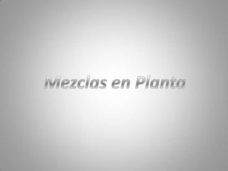 La mezcla para pequeñas cantidades.Para producir pequeñas cantidades de concreto, la mezcla debe hacerse manualmente, y es conveniente que sigas el procedimiento que a continuación se explica:1.– Selecciona un lugar en donde la mezcla que hagas no se contamine con otros materiales como polvos fino, humus, arcillas, tierra negra, etc.2.– Define la cantidad de materiales a mezclar, no mezcles cantidades grandes, selecciona la cantidad que puedas manejar en 30 minutos, ya que en este tiempo la mezcla se mantendrá fresca.3.– Mezcla la arena con el cemento (puedes rociar algo de agua sobre ellos para evitar el polvo).4.– Posteriormente, haz una represa circular o rodete y agrega la grava en el centro.5.– Añade agua y mezcla hasta que tengas un concreto homogéneo.