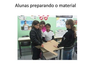 Alunas preparando o material
 