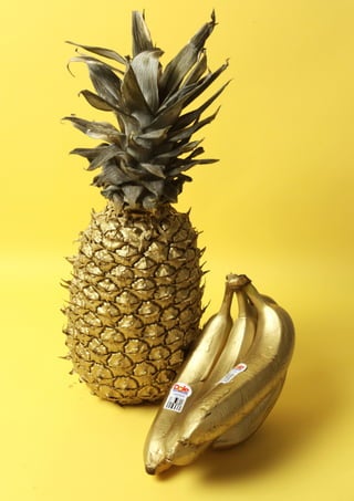 y las creencias de cada localidad. También podemos
observar como, de a poco, se incluye a las orquestas
barriales. Es el caso de la “Orkesta Popular San Bomba” que es muy revalorizada desde hace ya cinco años
por los residentes de la Ciudad de Buenos Aires de
clase media. La razón: cada vez más agentes quieren
conocer aquello que corresponde a un imaginario de
otras culturas.
Finalmente, se podría entender que estas prácticas de

-Ritmos y sabores propios
-”Latinaje”

revalorización presentan una alta impronta de “latinaje” noción que está sujeta a la irrupción de ciertas costumbres y creencias folclóricas de la cultura
latina autóctona. Hacia el futuro, muchos agentes se
volcarán por lo particularmente local y barrial dando mayor preponderancia a esas costumbres que se
fusionan con lo originario y la inclusión de propuestas
que contemplen lo regional. Muchas marcas ya se han
dado cuenta de la importancia que comienza a tener

Los barrios suelen surgir a partir de la expansión gra-

lo realizado en los barrios latinos y la repercusión pro-

dual del centro de la ciudad hacia afuera, a modo de

vechosa que posee el estima por lo propio y originario.

red, dando origen a nuevas zonas urbanas periféricas.

Un ejemplo de esto es son las campañas publicitarias

Actualmente, bajo la premisa de rescatar la historia,

sobre turismo en América latina.

la cultura, la tradición y el semblante de cada barrio
varios agentes buscan impulsar proyectos que propongan la revalorización de estos sitios como el barrio de
“La Boca”. Una de las premisas de esta iniciativa tiene
que ver con lograr destacar la historia de cada barrio
con sus influencias migratorias, culturales y estéticas.
Esta tendencia se escolta con un estimulo a la gastronomía propia de cada distrito. De esta forma se multiplican las tiendas gastronómicas en donde lo artesanal
y las recetas tradicionales revindican el sabor de lo
genuino. Los “bodegones” de barrio vuelven a surgir
como opciones para ir a comer afuera del hogar. El reciente éxito de estos lugares se debe a que mantienen
intactas las tradiciones, las costumbres barriales que
remiten a la familia, una infancia pasada y los buenos
tratos.
A su vez, podemos encontrar una mayor adhesión a
los ritmos autóctonos mezclados con compase modernos como la música electrónica. En este sentido la
cumbia posee un sonido que combina las costumbres
de cada región y barrio ya que imprime en sus temas
historias particulares, costumbres de sitios específicos

 