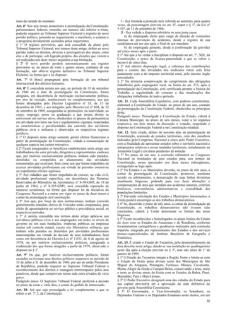 mais da metade do mandato.
Art. 6º Nos seis meses posteriores à promulgação da Constituição,
parlamentares federais, reunidos em número não inferior a trinta,
poderão requerer ao Tribunal Superior Eleitoral o registro de novo
partido político, juntando ao requerimento o manifesto, o estatuto e
o programa devidamente assinados pelos requerentes.
§ 1º O registro provisório, que será concedido de plano pelo
Tribunal Superior Eleitoral, nos termos deste artigo, defere ao novo
partido todos os direitos, deveres e prerrogativas dos atuais, entre
eles o de participar, sob legenda própria, das eleições que vierem a
ser realizadas nos doze meses seguintes a sua formação.
§ 2º O novo partido perderá automaticamente seu registro
provisório se, no prazo de vinte e quatro meses, contados de sua
formação, não obtiver registro definitivo no Tribunal Superior
Eleitoral, na forma que a lei dispuser.
Art. 7º O Brasil propugnará pela formação de um tribunal
internacional dos direitos humanos.
Art. 8º É concedida anistia aos que, no período de 18 de setembro
de 1946 até a data da promulgação da Constituição, foram
atingidos, em decorrência de motivação exclusivamente política,
por atos de exceção, institucionais ou complementares, aos que
foram abrangidos pelo Decreto Legislativo nº 18, de 15 de
dezembro de 1961, e aos atingidos pelo Decreto-Lei nº 864, de 12
de setembro de 1969, asseguradas as promoções, na inatividade, ao
cargo, emprego, posto ou graduação a que teriam direito se
estivessem em serviço ativo, obedecidos os prazos de permanência
em atividade previstos nas leis e regulamentos vigentes, respeitadas
as características e peculiaridades das carreiras dos servidores
públicos civis e militares e observados os respectivos regimes
jurídicos.
§ 1º O disposto neste artigo somente gerará efeitos financeiros a
partir da promulgação da Constituição, vedada a remuneração de
qualquer espécie em caráter retroativo.
§ 2º Ficam assegurados os benefícios estabelecidos neste artigo aos
trabalhadores do setor privado, dirigentes e representantes sindicais
que, por motivos exclusivamente políticos, tenham sido punidos,
demitidos ou compelidos ao afastamento das atividades
remuneradas que exerciam, bem como aos que foram impedidos de
exercer atividades profissionais em virtude de pressões ostensivas
ou expedientes oficiais sigilosos.
§ 3º Aos cidadãos que foram impedidos de exercer, na vida civil,
atividade profissional específica, em decorrência das Portarias
Reservadas do Ministério da Aeronáutica nº S-50-GM5, de 19 de
junho de 1964, e nº S-285-GM5, será concedida reparação de
natureza econômica, na forma que dispuser lei de iniciativa do
Congresso Nacional e a entrar em vigor no prazo de doze meses a
contar da promulgação da Constituição.
§ 4º Aos que, por força de atos institucionais, tenham exercido
gratuitamente mandato eletivo de Vereador serão computados, para
efeito de aposentadoria no serviço público e previdência social, os
respectivos períodos.
§ 5º A anistia concedida nos termos deste artigo aplica-se aos
servidores públicos civis e aos empregados em todos os níveis de
governo ou em suas fundações, empresas públicas ou empresas
mistas sob controle estatal, exceto nos Ministérios militares, que
tenham sido punidos ou demitidos por atividades profissionais
interrompidas em virtude de decisão de seus trabalhadores, bem
como em decorrência do Decreto-Lei nº 1.632, de 4 de agosto de
1978, ou por motivos exclusivamente políticos, assegurada a
readmissão dos que foram atingidos a partir de 1979, observado o
disposto no § 1º.
Art. 9º Os que, por motivos exclusivamente políticos, foram
cassados ou tiveram seus direitos políticos suspensos no período de
15 de julho a 31 de dezembro de 1969, por ato do então Presidente
da República, poderão requerer ao Supremo Tribunal Federal o
reconhecimento dos direitos e vantagens interrompidos pelos atos
punitivos, desde que comprovem terem sido estes eivados de vício
grave.
Parágrafo único. O Supremo Tribunal Federal proferirá a decisão
no prazo de cento e vinte dias, a contar do pedido do interessado.
Art. 10. Até que seja promulgada a lei complementar a que se
refere o art. 7º, I, da Constituição:
I - fica limitada a proteção nele referida ao aumento, para quatro
vezes, da porcentagem prevista no art. 6º, caput e § 1º, da Lei nº
5.107, de 13 de setembro de 1966;
II - fica vedada a dispensa arbitrária ou sem justa causa:
a) do empregado eleito para cargo de direção de comissões
internas de prevenção de acidentes, desde o registro de sua
candidatura até um ano após o final de seu mandato;
b) da empregada gestante, desde a confirmação da gravidez
até cinco meses após o parto.
§ 1º Até que a lei venha a disciplinar o disposto no art. 7º, XIX, da
Constituição, o prazo da licença-paternidade a que se refere o
inciso é de cinco dias.
§ 2º Até ulterior disposição legal, a cobrança das contribuições
para o custeio das atividades dos sindicatos rurais será feita
juntamente com a do imposto territorial rural, pelo mesmo órgão
arrecadador.
§ 3º Na primeira comprovação do cumprimento das obrigações
trabalhistas pelo empregador rural, na forma do art. 233, após a
promulgação da Constituição, será certificada perante a Justiça do
Trabalho a regularidade do contrato e das atualizações das
obrigações trabalhistas de todo o período.
Art. 11. Cada Assembléia Legislativa, com poderes constituintes,
elaborará a Constituição do Estado, no prazo de um ano, contado
da promulgação da Constituição Federal, obedecidos os princípios
desta.
Parágrafo único. Promulgada a Constituição do Estado, caberá à
Câmara Municipal, no prazo de seis meses, votar a lei orgânica
respectiva, em dois turnos de discussão e votação, respeitado o
disposto na Constituição Federal e na Constituição estadual.
Art. 12. Será criada, dentro de noventa dias da promulgação da
Constituição, comissão de estudos territoriais, com dez membros
indicados pelo Congresso Nacional e cinco pelo Poder Executivo,
com a finalidade de apresentar estudos sobre o território nacional e
anteprojetos relativos a novas unidades territoriais, notadamente na
Amazônia Legal e em áreas pendentes de solução.
§ 1º No prazo de um ano, a comissão submeterá ao Congresso
Nacional os resultados de seus estudos para, nos termos da
Constituição, serem apreciados nos doze meses subseqüentes,
extinguindo-se logo após.
§ 2º Os Estados e os Municípios deverão, no prazo de três anos, a
contar da promulgação da Constituição, promover, mediante
acordo ou arbitramento, a demarcação de suas linhas divisórias
atualmente litigiosas, podendo para isso fazer alterações e
compensações de área que atendam aos acidentes naturais, critérios
históricos, conveniências administrativas e comodidade das
populações limítrofes.
§ 3º Havendo solicitação dos Estados e Municípios interessados, a
União poderá encarregar-se dos trabalhos demarcatórios.
§ 4º Se, decorrido o prazo de três anos, a contar da promulgação da
Constituição, os trabalhos demarcatórios não tiverem sido
concluídos, caberá à União determinar os limites das áreas
litigiosas.
§ 5º Ficam reconhecidos e homologados os atuais limites do Estado
do Acre com os Estados do Amazonas e de Rondônia, conforme
levantamentos cartográficos e geodésicos realizados pela comissão
tripartite integrada por representantes dos Estados e dos serviços
técnico-especializados do Instituto Brasileiro de Geografia e
Estatística.
Art. 13. É criado o Estado do Tocantins, pelo desmembramento da
área descrita neste artigo, dando-se sua instalação no quadragésimo
sexto dia após a eleição prevista no § 3º, mas não antes de 1º de
janeiro de 1989.
§ 1º O Estado do Tocantins integra a Região Norte e limita-se com
o Estado de Goiás pelas divisas norte dos Municípios de São
Miguel do Araguaia, Porangatu, Formoso, Minaçu, Cavalcante,
Monte Alegre de Goiás e Campos Belos, conservando a leste, norte
e oeste as divisas atuais de Goiás com os Estados da Bahia, Piauí,
Maranhão, Pará e Mato Grosso.
§ 2º O Poder Executivo designará uma das cidades do Estado para
sua capital provisória até a aprovação da sede definitiva do
governo pela Assembléia Constituinte.
§ 3º O Governador, o Vice-Governador, os Senadores, os
Deputados Federais e os Deputados Estaduais serão eleitos, em um
50
 