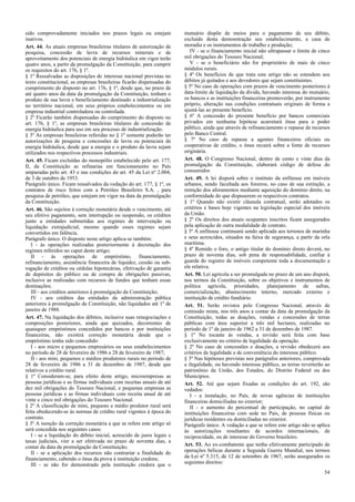 sido comprovadamente iniciados nos prazos legais ou estejam
inativos.
Art. 44. As atuais empresas brasileiras titulares de autorização de
pesquisa, concessão de lavra de recursos minerais e de
aproveitamento dos potenciais de energia hidráulica em vigor terão
quatro anos, a partir da promulgação da Constituição, para cumprir
os requisitos do art. 176, § 1º.
§ 1º Ressalvadas as disposições de interesse nacional previstas no
texto constitucional, as empresas brasileiras ficarão dispensadas do
cumprimento do disposto no art. 176, § 1º, desde que, no prazo de
até quatro anos da data da promulgação da Constituição, tenham o
produto de sua lavra e beneficiamento destinado a industrialização
no território nacional, em seus próprios estabelecimentos ou em
empresa industrial controladora ou controlada.
§ 2º Ficarão também dispensadas do cumprimento do disposto no
art. 176, § 1º, as empresas brasileiras titulares de concessão de
energia hidráulica para uso em seu processo de industrialização.
§ 3º As empresas brasileiras referidas no § 1º somente poderão ter
autorizações de pesquisa e concessões de lavra ou potenciais de
energia hidráulica, desde que a energia e o produto da lavra sejam
utilizados nos respectivos processos industriais.
Art. 45. Ficam excluídas do monopólio estabelecido pelo art. 177,
II, da Constituição as refinarias em funcionamento no País
amparadas pelo art. 43 e nas condições do art. 45 da Lei nº 2.004,
de 3 de outubro de 1953.
Parágrafo único. Ficam ressalvados da vedação do art. 177, § 1º, os
contratos de risco feitos com a Petróleo Brasileiro S.A. , para
pesquisa de petróleo, que estejam em vigor na data da promulgação
da Constituição.
Art. 46. São sujeitos à correção monetária desde o vencimento, até
seu efetivo pagamento, sem interrupção ou suspensão, os créditos
junto a entidades submetidas aos regimes de intervenção ou
liquidação extrajudicial, mesmo quando esses regimes sejam
convertidos em falência.
Parágrafo único. O disposto neste artigo aplica-se também:
I - às operações realizadas posteriormente à decretação dos
regimes referidos no caput deste artigo;
II - às operações de empréstimo, financiamento,
refinanciamento, assistência financeira de liquidez, cessão ou sub-
rogação de créditos ou cédulas hipotecárias, efetivação de garantia
de depósitos do público ou de compra de obrigações passivas,
inclusive as realizadas com recursos de fundos que tenham essas
destinações;
III - aos créditos anteriores à promulgação da Constituição;
IV - aos créditos das entidades da administração pública
anteriores à promulgação da Constituição, não liquidados até 1º de
janeiro de 1988.
Art. 47. Na liquidação dos débitos, inclusive suas renegociações e
composições posteriores, ainda que ajuizados, decorrentes de
quaisquer empréstimos concedidos por bancos e por instituições
financeiras, não existirá correção monetária desde que o
empréstimo tenha sido concedido:
I - aos micro e pequenos empresários ou seus estabelecimentos
no período de 28 de fevereiro de 1986 a 28 de fevereiro de 1987;
II - aos mini, pequenos e médios produtores rurais no período de
28 de fevereiro de 1986 a 31 de dezembro de 1987, desde que
relativos a crédito rural.
§ 1º Consideram-se, para efeito deste artigo, microempresas as
pessoas jurídicas e as firmas individuais com receitas anuais de até
dez mil obrigações do Tesouro Nacional, e pequenas empresas as
pessoas jurídicas e as firmas individuais com receita anual de até
vinte e cinco mil obrigações do Tesouro Nacional.
§ 2º A classificação de mini, pequeno e médio produtor rural será
feita obedecendo-se às normas de crédito rural vigentes à época do
contrato.
§ 3º A isenção da correção monetária a que se refere este artigo só
será concedida nos seguintes casos:
I - se a liquidação do débito inicial, acrescido de juros legais e
taxas judiciais, vier a ser efetivada no prazo de noventa dias, a
contar da data da promulgação da Constituição;
II - se a aplicação dos recursos não contrariar a finalidade do
financiamento, cabendo o ônus da prova à instituição credora;
III - se não for demonstrado pela instituição credora que o
mutuário dispõe de meios para o pagamento de seu débito,
excluído desta demonstração seu estabelecimento, a casa de
moradia e os instrumentos de trabalho e produção;
IV - se o financiamento inicial não ultrapassar o limite de cinco
mil obrigações do Tesouro Nacional;
V - se o beneficiário não for proprietário de mais de cinco
módulos rurais.
§ 4º Os benefícios de que trata este artigo não se estendem aos
débitos já quitados e aos devedores que sejam constituintes.
§ 5º No caso de operações com prazos de vencimento posteriores à
data-limite de liquidação da dívida, havendo interesse do mutuário,
os bancos e as instituições financeiras promoverão, por instrumento
próprio, alteração nas condições contratuais originais de forma a
ajustá-las ao presente benefício.
§ 6º A concessão do presente benefício por bancos comerciais
privados em nenhuma hipótese acarretará ônus para o poder
público, ainda que através de refinanciamento e repasse de recursos
pelo Banco Central.
§ 7º No caso de repasse a agentes financeiros oficiais ou
cooperativas de crédito, o ônus recairá sobre a fonte de recursos
originária.
Art. 48. O Congresso Nacional, dentro de cento e vinte dias da
promulgação da Constituição, elaborará código de defesa do
consumidor.
Art. 49. A lei disporá sobre o instituto da enfiteuse em imóveis
urbanos, sendo facultada aos foreiros, no caso de sua extinção, a
remição dos aforamentos mediante aquisição do domínio direto, na
conformidade do que dispuserem os respectivos contratos.
§ 1º Quando não existir cláusula contratual, serão adotados os
critérios e bases hoje vigentes na legislação especial dos imóveis
da União.
§ 2º Os direitos dos atuais ocupantes inscritos ficam assegurados
pela aplicação de outra modalidade de contrato.
§ 3º A enfiteuse continuará sendo aplicada aos terrenos de marinha
e seus acrescidos, situados na faixa de segurança, a partir da orla
marítima.
§ 4º Remido o foro, o antigo titular do domínio direto deverá, no
prazo de noventa dias, sob pena de responsabilidade, confiar à
guarda do registro de imóveis competente toda a documentação a
ele relativa.
Art. 50. Lei agrícola a ser promulgada no prazo de um ano disporá,
nos termos da Constituição, sobre os objetivos e instrumentos de
política agrícola, prioridades, planejamento de safras,
comercialização, abastecimento interno, mercado externo e
instituição de crédito fundiário.
Art. 51. Serão revistos pelo Congresso Nacional, através de
comissão mista, nos três anos a contar da data da promulgação da
Constituição, todas as doações, vendas e concessões de terras
públicas com área superior a três mil hectares, realizadas no
período de 1º de janeiro de 1962 a 31 de dezembro de 1987.
§ 1º No tocante às vendas, a revisão será feita com base
exclusivamente no critério de legalidade da operação.
§ 2º No caso de concessões e doações, a revisão obedecerá aos
critérios de legalidade e de conveniência do interesse público.
§ 3º Nas hipóteses previstas nos parágrafos anteriores, comprovada
a ilegalidade, ou havendo interesse público, as terras reverterão ao
patrimônio da União, dos Estados, do Distrito Federal ou dos
Municípios.
Art. 52. Até que sejam fixadas as condições do art. 192, são
vedados:
I - a instalação, no País, de novas agências de instituições
financeiras domiciliadas no exterior;
II - o aumento do percentual de participação, no capital de
instituições financeiras com sede no País, de pessoas físicas ou
jurídicas residentes ou domiciliadas no exterior.
Parágrafo único. A vedação a que se refere este artigo não se aplica
às autorizações resultantes de acordos internacionais, de
reciprocidade, ou de interesse do Governo brasileiro.
Art. 53. Ao ex-combatente que tenha efetivamente participado de
operações bélicas durante a Segunda Guerra Mundial, nos termos
da Lei nº 5.315, de 12 de setembro de 1967, serão assegurados os
seguintes direitos:
54
 