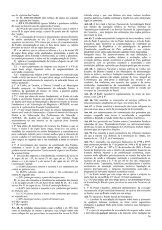 ano de vigência dos Fundos;
b) R$ 3.000.000.000,00 (três bilhões de reais), no segundo
ano de vigência dos Fundos;
c) R$ 4.500.000.000,00 (quatro bilhões e quinhentos milhões
de reais), no terceiro ano de vigência dos Fundos;
d) 10% (dez por cento) do total dos recursos a que se refere o
inciso II do caput deste artigo, a partir do quarto ano de vigência
dos Fundos;
VIII - a vinculação de recursos à manutenção e desenvolvimento
do ensino estabelecida no art. 212 da Constituição Federal
suportará, no máximo, 30% (trinta por cento) da complementação
da União, considerando-se para os fins deste inciso os valores
previstos no inciso VII do caput deste artigo;
IX - os valores a que se referem as alíneas a, b, e c do inciso VII
do caput deste artigo serão atualizados, anualmente, a partir da
promulgação desta Emenda Constitucional, de forma a preservar,
em caráter permanente, o valor real da complementação da União;
X - aplica-se à complementação da União o disposto no art. 160
da Constituição Federal;
XI - o não-cumprimento do disposto nos incisos V e VII do
caput deste artigo importará crime de responsabilidade da
autoridade competente;
XII - proporção não inferior a 60% (sessenta por cento) de cada
Fundo referido no inciso I do caput deste artigo será destinada ao
pagamento dos profissionais do magistério da educação básica em
efetivo exercício.
§ 1º A União, os Estados, o Distrito Federal e os Municípios
deverão assegurar, no financiamento da educação básica, a
melhoria da qualidade de ensino, de forma a garantir padrão
mínimo definido nacionalmente.
§ 2º O valor por aluno do ensino fundamental, no Fundo de cada
Estado e do Distrito Federal, não poderá ser inferior ao praticado
no âmbito do Fundo de Manutenção e Desenvolvimento do Ensino
Fundamental e de Valorização do Magistério - FUNDEF, no ano
anterior à vigência desta Emenda Constitucional.
§ 3º O valor anual mínimo por aluno do ensino fundamental, no
âmbito do Fundo de Manutenção e Desenvolvimento da Educação
Básica e de Valorização dos Profissionais da Educação -
FUNDEB, não poderá ser inferior ao valor mínimo fixado
nacionalmente no ano anterior ao da vigência desta Emenda
Constitucional.
§ 4º Para efeito de distribuição de recursos dos Fundos a que se
refere o inciso I do caput deste artigo, levar-se-á em conta a
totalidade das matrículas no ensino fundamental e considerar-se-á
para a educação infantil, para o ensino médio e para a educação de
jovens e adultos 1/3 (um terço) das matrículas no primeiro ano, 2/3
(dois terços) no segundo ano e sua totalidade a partir do terceiro
ano.
§ 5º A porcentagem dos recursos de constituição dos Fundos,
conforme o inciso II do caput deste artigo, será alcançada
gradativamente nos primeiros 3 (três) anos de vigência dos Fundos,
da seguinte forma:
I - no caso dos impostos e transferências constantes do inciso II
do caput do art. 155; do inciso IV do caput do art. 158; e das
alíneas a e b do inciso I e do inciso II do caput do art. 159 da
Constituição Federal:
a) 16,66% (dezesseis inteiros e sessenta e seis centésimos por
cento), no primeiro ano;
b) 18,33% (dezoito inteiros e trinta e três centésimos por
cento), no segundo ano;
c) 20% (vinte por cento), a partir do terceiro ano;
II - no caso dos impostos e transferências constantes dos incisos
I e III do caput do art. 155; do inciso II do caput do art. 157; e dos
incisos II e III do caput do art. 158 da Constituição Federal:
a) 6,66% (seis inteiros e sessenta e seis centésimos por cento),
no primeiro ano;
b) 13,33% (treze inteiros e trinta e três centésimos por cento),
no segundo ano;
c) 20% (vinte por cento), a partir do terceiro ano.
§ 6º (Revogado).
§ 7º (Revogado).
Art. 61. As entidades educacionais a que se refere o art. 213, bem
como as fundações de ensino e pesquisa cuja criação tenha sido
autorizada por lei, que preencham os requisitos dos incisos I e II do
referido artigo e que, nos últimos três anos, tenham recebido
recursos públicos, poderão continuar a recebê-los, salvo disposição
legal em contrário.
Art. 62. A lei criará o Serviço Nacional de Aprendizagem Rural
nos moldes da legislação relativa ao Serviço Nacional de
Aprendizagem Industrial e ao Serviço Nacional de Aprendizagem
do Comércio , sem prejuízo das atribuições dos órgãos públicos
que atuam na área.
Art. 63. É criada uma comissão composta de nove membros, sendo
três do Poder Legislativo, três do Poder Judiciário e três do Poder
Executivo, para promover as comemorações do centenário da
proclamação da República e da promulgação da primeira
Constituição republicana do País, podendo, a seu critério,
desdobrar-se em tantas subcomissões quantas forem necessárias.
Parágrafo único. No desenvolvimento de suas atribuições, a
comissão promoverá estudos, debates e avaliações sobre a
evolução política, social, econômica e cultural do País, podendo
articular-se com os governos estaduais e municipais e com
instituições públicas e privadas que desejem participar dos eventos.
Art. 64. A Imprensa Nacional e demais gráficas da União, dos
Estados, do Distrito Federal e dos Municípios, da administração
direta ou indireta, inclusive fundações instituídas e mantidas pelo
poder público, promoverão edição popular do texto integral da
Constituição, que será posta à disposição das escolas e dos
cartórios, dos sindicatos, dos quartéis, das igrejas e de outras
instituições representativas da comunidade, gratuitamente, de
modo que cada cidadão brasileiro possa receber do Estado um
exemplar da Constituição do Brasil.
Art. 65. O Poder Legislativo regulamentará, no prazo de doze
meses, o art. 220, § 4º.
Art. 66. São mantidas as concessões de serviços públicos de
telecomunicações atualmente em vigor, nos termos da lei.
Art. 67. A União concluirá a demarcação das terras indígenas no
prazo de cinco anos a partir da promulgação da Constituição.
Art. 68. Aos remanescentes das comunidades dos quilombos que
estejam ocupando suas terras é reconhecida a propriedade
definitiva, devendo o Estado emitir-lhes os títulos respectivos.
Art. 69. Será permitido aos Estados manter Consultorias Jurídicas
separadas de suas Procuradorias-Gerais ou Advocacias-Gerais,
desde que, na data da promulgação da Constituição, tenham órgãos
distintos para as respectivas funções.
Art. 70. Fica mantida a atual competência dos tribunais estaduais
até que a mesma seja definida na Constituição do Estado, nos
termos do art. 125, § 1º, da Constituição.
Art. 71. É instituído, nos exercícios financeiros de 1994 e 1995,
bem assim nos períodos de 1º de janeiro de 1996 a 30 de junho de
1997 e 1º de julho de 1997 a 31 de dezembro de 1999, o Fundo
Social de Emergência, com o objetivo de saneamento financeiro da
Fazenda Pública Federal e de estabilização econômica, cujos
recursos serão aplicados prioritariamente no custeio das ações dos
sistemas de saúde e educação, incluindo a complementação de
recursos de que trata o § 3º do art. 60 do Ato das Disposições
Constitucionais Transitórias, benefícios previdenciários e auxílios
assistenciais de prestação continuada, inclusive liquidação de
passivo previdenciário, e despesas orçamentárias associadas a
programas de relevante interesse econômico social.
§ 1º Ao Fundo criado por este artigo não se aplica o disposto na
parte final do inciso II do § 9° do art. 165 da Constituição.
§ 2º O Fundo criado por este artigo passa a ser denominado Fundo
de Estabilização Fiscal a partir do início do exercício financeiro de
1996.
§ 3º O Poder Executivo publicará demonstrativo da execução
orçamentária, de periodicidade bimestral, no qual se discriminarão
as fontes e usos do Fundo criado por este artigo.
Art. 72. Integram o Fundo Social de Emergência:
I - o produto da arrecadação do imposto sobre renda e proventos
de qualquer natureza incidente na fonte sobre pagamentos
efetuados, a qualquer título, pela União, inclusive suas autarquias e
fundações;
II - a parcela do produto da arrecadação do imposto sobre renda
e proventos de qualquer natureza e do imposto sobre operações de
56
 