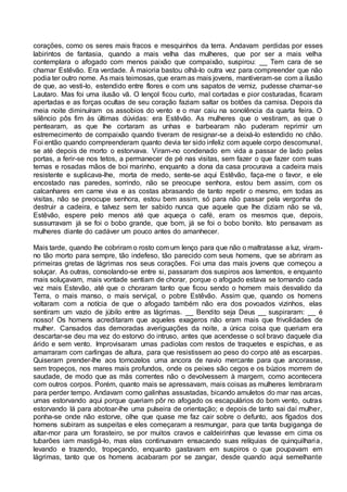 corações, como os seres mais fracos e mesquinhos da terra. Andavam perdidas por esses
labirintos de fantasia, quando a mais velha das mulheres, que por ser a mais velha
contemplara o afogado com menos paixão que compaixão, suspirou: __ Tem cara de se
chamar Estêvão. Era verdade. À maioria bastou olhá-lo outra vez para compreender que não
podia ter outro nome. As mais teimosas, que eram as mais jovens, mantiveram-se com a ilusão
de que, ao vesti-lo, estendido entre flores e com uns sapatos de verniz, pudesse chamar-se
Lautaro. Mas foi uma ilusão vã. O lençol ficou curto, mal cortadas e pior costuradas, ficaram
apertadas e as forças ocultas de seu coração faziam saltar os botões da camisa. Depois da
meia noite diminuíram os assobios do vento e o mar caiu na sonolência da quarta feira. O
silêncio pôs fim às últimas dúvidas: era Estêvão. As mulheres que o vestiram, as que o
pentearam, as que lhe cortaram as unhas e barbearam não puderam reprimir um
estremecimento de compaixão quando tiveram de resignar-se a deixá-lo estendido no chão.
Foi então quando compreenderam quanto devia ter sido infeliz com aquele corpo descomunal,
se até depois de morto o estorvava. Viram-no condenado em vida a passar de lado pelas
portas, a ferir-se nos tetos, a permanecer de pé nas visitas, sem fazer o que fazer com suas
ternas e rosadas mãos de boi marinho, enquanto a dona da casa procurava a cadeira mais
resistente e suplicava-lhe, morta de medo, sente-se aqui Estêvão, faça-me o favor, e ele
encostado nas paredes, sorrindo, não se preocupe senhora, estou bem assim, com os
calcanhares em carne viva e as costas abrasando de tanto repetir o mesmo, em todas as
visitas, não se preocupe senhora, estou bem assim, só para não passar pela vergonha de
destruir a cadeira, e talvez sem ter sabido nunca que aquele que lhe diziam não se vá,
Estêvão, espere pelo menos até que aqueça o café, eram os mesmos que, depois,
sussurravam já se foi o bobo grande, que bom, já se foi o bobo bonito. Isto pensavam as
mulheres diante do cadáver um pouco antes do amanhecer.
Mais tarde, quando lhe cobriram o rosto com um lenço para que não o maltratasse a luz, viram-
no tão morto para sempre, tão indefeso, tão parecido com seus homens, que se abriram as
primeiras gretas de lágrimas nos seus corações. Foi uma das mais jovens que começou a
soluçar. As outras, consolando-se entre si, passaram dos suspiros aos lamentos, e enquanto
mais soluçavam, mais vontade sentiam de chorar, porque o afogado estava se tornando cada
vez mais Estevão, até que o choraram tanto que ficou sendo o homem mais desvalido da
Terra, o mais manso, o mais serviçal, o pobre Estêvão. Assim que, quando os homens
voltaram com a notícia de que o afogado também não era dos povoados vizinhos, elas
sentiram um vazio de júbilo entre as lágrimas. __ Bendito seja Deus __ suspiraram: __ é
nosso! Os homens acreditaram que aqueles exageros não eram mais que frivolidades de
mulher. Cansados das demoradas averiguações da noite, a única coisa que queriam era
descartar-se deu ma vez do estorvo do intruso, antes que acendesse o sol bravo daquele dia
árido e sem vento. Improvisaram umas padiolas com restos de traquetes e espichas, e as
amarraram com carlingas de altura, para que resistissem ao peso do corpo até as escarpas.
Quiseram prender-lhe aos tornozelos uma ancora de navio mercante para que ancorasse,
sem tropeços, nos mares mais profundos, onde os peixes são cegos e os búzios morrem de
saudade, de modo que as más correntes não o devolvessem à margem, como acontecera
com outros corpos. Porém, quanto mais se apressavam, mais coisas as mulheres lembraram
para perder tempo. Andavam como galinhas assustadas, bicando amuletos do mar nas arcas,
umas estorvando aqui porque queriam pôr no afogado os escapulários do bom vento, outras
estorvando lá para abotoar-lhe uma pulseira de orientação; e depois de tanto sai daí mulher,
ponha-se onde não estorve, olhe que quase me faz cair sobre o defunto, aos fígados dos
homens subiram as suspeitas e eles começaram a resmungar, para que tanta bugiganga de
altar-mor para um forasteiro, se por muitos cravos e caldeirinhas que levasse em cima os
tubarões iam mastigá-lo, mas elas continuavam ensacando suas relíquias de quinquilharia,
levando e trazendo, tropeçando, enquanto gastavam em suspiros o que poupavam em
lágrimas, tanto que os homens acabaram por se zangar, desde quando aqui semelhante
 