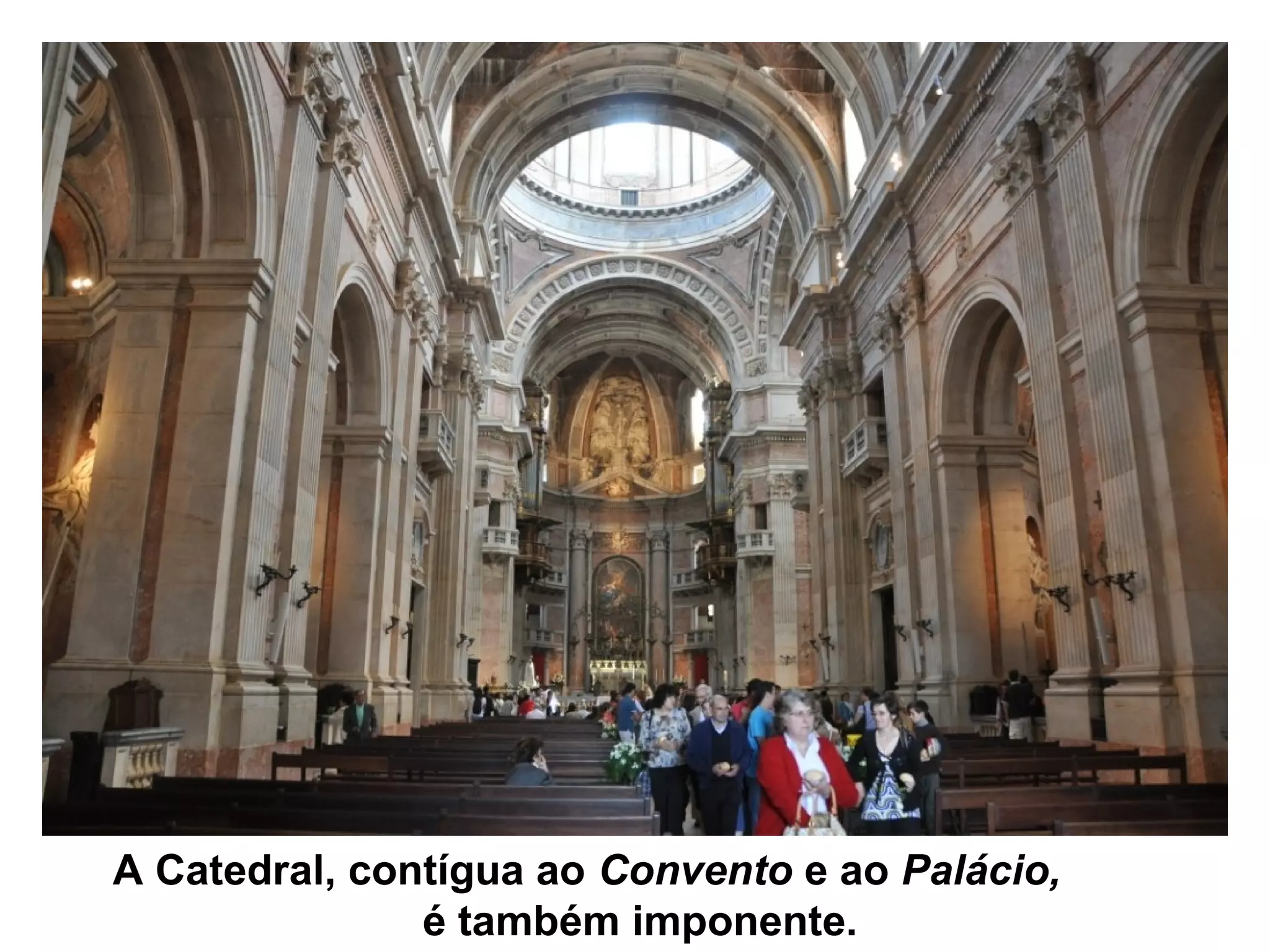A Catedral, contígua ao Convento e ao Palácio,
               é também imponente.
 