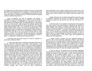 se conseguir que um homem dobre os joelhos em prece e se erga então
para falar, nada realmente dele se conseguiu". O cônego Bryan Green
diz: "O futuro do cristianismo e da evangelização do mundo está nas
mãos dos homens e mulheres comuns e não primariamente naqueles
1
ministros cristãos profissionais".( )
Esses comentários nos vêm da Inglaterra. Na América o
evangelismo se move da margem para o centro da vida das igrejas, e
isso inclui os pastores. O Evangelismo se volta para o que é seu especialmente o evangelismo leigo. Um negociante de St. Louis separou
um dia da semana para visitar pessoas que desejava ganhar para
Cristo. Ele e sua esposa ganharam 120 no primeiro ano. Em qualquer
idade pode-se ganhar outros - uma menininha de dez anos de idade
ganhou dezoito outras crianças. Um jovem de dezessete disse a um
advogado de oitenta: "A que equipe de evangelismo o senhor pertence?"
O advogado respondeu: "Ora, ora, eu não pertenço à igreja". O rapaz
replicou: "Por que não se une a ela agora? O senhor não tem muito
tempo para fazê-lo". Foi o bastante. No domingo seguinte o advogado
caminhou pela nave da igreja com o jovem e entregou-se a Cristo e à
Igreja - o octogenário e o adolescente de dezessete anos!
A primeira coisa que se tem a gravar na mente é: "Qualquer um
pode fazê-lo. Então eu o farei!".
2. Todos foram feitos para a conversão. No âmago da estrutura de
seu ser o homem foi feito para a conversão e dela necessita - e nas
profundezas de sua alma ele a deseja - para a sua própria realização.
Todas as pessoas sentem um quê de incompleto, de frustração, de
carência do sentido da vida, até que a conversão opere. Uma garotinha,
num acampamento, saudosa do lar do qual se separara pela primeira
vez, foi descoberta pela conselheira chorando em sua cama à hora de
dormir, e esta lhe perguntou: "Você está sentindo falta de casa?" "Não,
replicou a menininha. Não sinto falta de casa. Sinto falta daqui". Nas
profundezas de cada alma, quer reconheça isto ou não, há uma "falta
daqui" - uma nostalgia por Deus, a pátria de sua alma. Isto não é algo
que se impõe à alma - está arraigado na própria estrutura. A marca
d’agua no papel não é nele estampada - é uma parte de sua estrutura
verdadeira. Assim nós somos criados por Cristo, para Cristo, e quando O
encontramos, encontramos a nós mesmos". "Tudo foi criado por meio
dele (Cristo) e para ele" (Cl 1.16). O contato de Cristo está em toda a
criação e tudo que foi criado na sua estrutura interior para operar no
Caminho; quando isso ocorre, tudo se opera ritmicamente,

harmoniosamente, para o melhor. Quando corre de outra forma, corre
para a ruína. Somos incuravelmente inclinados para Cristo. O queremos
ainda mesmo quando pensamos que estamos querendo qualquer outra
coisa.
Quando você procura uma pessoa para ganhá-la para Cristo, para
a conversão, lembre-se de que tem um aliado no próprio coração
daquele com quem fala, que tomará o seu lado. São dois contra um sempre.
3. São três contra um na verdade. O Espírito Santo está operando
com toda a pessoa viva. Age através da consciência, da pressão de
ideais elevados, do impacto de pessoas melhores sobre nós, e do
próprio Espírito Santo operando. Lá Ele estava antes de você. "Convencerá o mundo do pecado" - convencer-nos-á daquilo que não fomos
e nem fizemos; "do juízo" – convencerá o mundo da última palavra de
Deus - juízo. O Espírito Santo é fiel aliado. São três contra um: você, o
Espírito Santo e a inata aspiração do homem! É facílimo, exceto nos
casos de endurecimento, e até mesmo esses são freqüentemente
frágeis, facilmente quebráveis.
4. Assim, procure a pessoa com uma esperança positiva de
ganhá-la. Não vá com desculpas, hesitações, ensaios - seja positivo
sem ser rude. Fui a uma loja e pedi um certo tipo de colarinho e o pedi
da seguinte forma: "O senhor não tem o tipo de colarinho que eu quero,
tem?" O balconista replicou: "Por que é tão negativo? Sim, eu tenho".
Francisco de Assis costumava simpatizar com os ladrões e gatunos,
dizendo-lhes que se entristecia por eles, pois eles não podiam expressar
a santidade de seu interior. E como eles reagiam positivamente!
5. Não se iniba por um sentimento de sua própria indignidade.
Certamente você é indigno, quem não o é? Você não está convidando
ninguém para segui-lo, mas para seguir a Cristo. Somos testemunhas
imperfeitas de um Salvador perfeito. Como D. T. Niles diz: "O
Evangelismo é apenas um mendigo contando a outro mendigo onde
encontrar pão". Você não é a fonte - Ele é! Você não precisa ser um
santo para fazer este trabalho, mas tem que ser sincero. Esforcei-me por
realizar trabalho pessoal quando era membro de igreja sem ser
convertido e defrontei-me com esta resposta: "Você só é religioso
durante os reavivamentos". Era verdade. Nunca mais me esforcei até
me converter. A primeira pessoa a quem falei, se converteu - minha avó,
com oitenta e dois anos de vida. Ela queria possuir o que eu havia

 