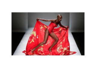 एक के बाद एक रैंप पर गिरती चली गईं मॉडल्‍स : models take dramatic tumbles at a single china fashion week show