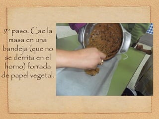 9º paso: Cae la masa en una bandeja (que no se derrita en el horno) forrada de papel vegetal. 