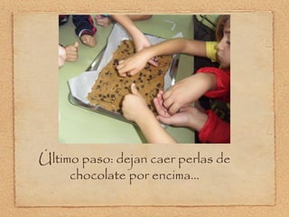 Último paso: dejan caer perlas de chocolate por encima... 