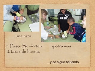 5º Paso: Se vierten 2 tazas de harina. ...y se sigue batiendo. una taza y otra más 