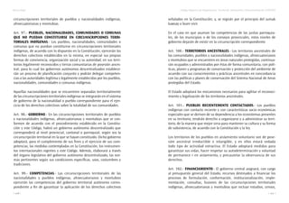 Marco legal
106
Código Orgánico de Organización Territorial, Autonomía y Descentralización (COOTAD)
107
circunscripciones territoriales de pueblos y nacionalidades indígenas,
afroecuatorianas y montubias.
Art. 97.- Pueblos, nacionalidades, comunidades o comunas
que no puedan constituirse en circunscripciones terri-
toriales indígenas.- Los pueblos, nacionalidades, comunidades o
comunas que no puedan constituirse en circunscripciones territoriales
indígenas, de acuerdo con lo dispuesto en la Constitución, ejercerán los
derechos colectivos establecidos en la misma, en especial sus propias
formas de convivencia, organización social y su autoridad, en sus terri-
torios legalmente reconocidos y tierras comunitarias de posesión ances-
tral; para lo cual los gobiernos autónomos descentralizados establece-
rán un proceso de planificación conjunto y podrán delegar competen-
cias a las autoridades legítima y legalmente establecidas por los pueblos,
nacionalidades, comunidades o comunas indígenas.
Aquellas nacionalidades que se encuentren separadas territorialmente
de las circunscripciones territoriales indígenas se integrarán en el sistema
de gobierno de la nacionalidad o pueblo correspondiente para el ejer-
cicio de los derechos colectivos sobre la totalidad de sus comunidades.
Art. 98.- Gobierno.- En las circunscripciones territoriales de pueblos
y nacionalidades indígenas, afroecuatorianas y montubias que se con-
formen de acuerdo con el procedimiento establecido en la Constitu-
ción y este Código, habrá un gobierno autónomo descentralizado que
corresponderá al nivel provincial, cantonal o parroquial, según sea la
circunscripción territorial en la que se hayan constituido. Dicho gobierno
adoptará, para el cumplimiento de sus fines y el ejercicio de sus com-
petencias, las medidas contempladas en la Constitución, los instrumen-
tos internacionales vigentes y este Código. Además, elaborará a través
del órgano legislativo del gobierno autónomo descentralizado, las nor-
mas pertinentes según sus condiciones específicas, usos, costumbres y
tradiciones.
Art. 99.- Competencias.- Las circunscripciones territoriales de las
nacionalidades y pueblos indígenas, afroecuatorianos y montubios
ejercerán las competencias del gobierno territorial autónomo corres-
pondiente a fin de garantizar la aplicación de los derechos colectivos
señalados en la Constitución; y, se regirán por el principio del sumak
kawsay o buen vivir.
En el caso en que asuman las competencias de las juntas parroquia-
les, de los municipios o de los consejos provinciales, estos niveles de
gobierno dejarán de existir en la circunscripción correspondiente.
Art. 100.- Territorios ancestrales.- Los territorios ancestrales de
las comunidades, pueblos y nacionalidades indígenas, afroecuatorianos
y montubios que se encuentren en áreas naturales protegidas, continua-
rán ocupados y administrados por éstas de forma comunitaria, con polí-
ticas, planes y programas de conservación y protección del ambiente de
acuerdo con sus conocimientos y prácticas ancestrales en concordancia
con las políticas y planes de conservación del Sistema Nacional de Areas
protegidas del Estado.
El Estado adoptará los mecanismos necesarios para agilitar el reconoci-
miento y legalización de los territorios ancestrales.
Art. 101.- Pueblos recientemente contactados.- Los pueblos
indígenas con contacto reciente y con características socio económicas
especiales que se deriven de su dependencia a los ecosistemas presentes
en su territorio, tendrán derecho a organizarse y a administrar su terri-
torio, de la manera que mejor sirva para mantener su cultura y su forma
de subsistencia, de acuerdo con la Constitución y la ley.
Los territorios de los pueblos en aislamiento voluntario son de pose-
sión ancestral irreductible e intangible, y en ellos estará vedada
todo tipo de actividad extractiva. El Estado adoptará medidas para
garantizar sus vidas, hacer respetar su autodeterminación y voluntad
de permanece r en aislamiento, y precautelar la observancia de sus
derechos.
Art. 102.- Financiamiento.- El gobierno central asignará, con cargo
al presupuesto general del Estado, recursos destinados a financiar los
procesos de formulación, conformación, institucionalización, imple-
mentación, consultas, fusiones de las circunscripciones territoriales
indígenas, afroecuatorianas y montubias que incluye estudios, censos,
 