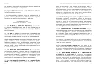Marco legal
170
Código Orgánico de Organización Territorial, Autonomía y Descentralización (COOTAD)
171
que satisface, la especificación de sus objetivos y metas, la indicación de
los recursos necesarios para su cumplimiento.
Los programas deberán formularse en función de los planes de desarro-
llo y de ordenamiento territorial.
A fin de hacer posible su evaluación técnica las dependencias de los
gobiernos autónomos descentralizados deberán presentar programas
alternativos con objetivos de corto, mediano y largo plazo.
Parágrafo Segundo
Estimación de Ingresos y Gastos
Art. 235.- Plazo de la estimación provisional.- Corresponderá
a la dirección financiera o a quien haga sus veces, efectuar antes del
30 de julio, una estimación provisional de los ingresos para el próximo
ejercicio financiero.
Art. 236.- Base.- La base para la estimación de los ingresos será la suma
resultante del promedio de los incrementos de recaudación de los últi-
mos tres años más la recaudación efectiva del año inmediato anterior.
La base así obtenida podrá ser aumentada o disminuida según las pers-
pectivas económicas y fiscales que se prevean para el ejercicio vigente y
para el año en que va a regir el presupuesto o de acuerdo a las nuevas
disposiciones legales que modifiquen al rendimiento de la respectiva
fuente de ingreso, o bien de conformidad a las mejoras introducidas en
la administración tributaria.
Art. 237.- Plazo para el cálculo definitivo.- En base a la estima-
ción provisional de ingresos, el ejecutivo local, con la asesoría del jefe de
la dirección financiera y las dependencias respectivas, establecerá el cál-
culo definitivo de los ingresos y señalará a cada dependencia o servicio
hasta el 15 de agosto, los límites del gasto a los cuales deberán ceñirse
en la formulación de sus respectivos proyectos de presupuesto.
Art. 238.- Participación ciudadana en la priorización del
gasto.- Las prioridades de gasto se establecerán desde las unidades
básicas de participación y serán recogidas por la asamblea local o el
organismo que en cada gobierno autónomo descentralizado se esta-
blezca como máxima instancia de participación. El cálculo definitivo de
ingresos será presentado en el mismo plazo del inciso anterior, por el
ejecutivo, en la asamblea local como insumo para la definición partici-
pativa de las prioridades de inversión del año siguiente.
La asamblea local o el organismo que en cada gobierno autónomo des-
centralizado se establezca como máxima instancia de participación,
considerando el límite presupuestario, definirá prioridades anuales de
inversión en función de los lineamientos del plan de desarrollo y de
ordenamiento territorial, que serán procesadas por el ejecutivo local e
incorporadas en los proyectos de presupuesto de las dependencias y ser-
vicios de los gobiernos autónomos descentralizados.
Art. 239.- Responsabilidad de la unidad financiera.- Los pro-
gramas, subprogramas y proyectos de presupuesto de las dependencias
y servicios de los gobiernos autónomos descentralizados deberán ser
presentados a la unidad financiera o a quien haga sus veces, hasta el
30 de septiembre, debidamente justificados, con las observaciones que
creyeren del caso.
Estos proyectos se prepararán de acuerdo con las instrucciones y formu-
larios que envíe el funcionario del gobierno autónomo descentralizado
a cargo del manejo financiero.
Art. 240.- Anteproyecto de presupuesto.- Sobre la base del cál-
culo de ingresos y de las previsiones de gastos, la persona responsable de
las finanzas o su equivalente preparará el anteproyecto de presupuesto y
lo presentará a consideración del Ejecutivo local hasta el 20 de octubre.
Art. 241.- Participación ciudadana en la aprobación del
anteproyecto de presupuesto.- El anteproyecto de presupuesto
será conocido por la asamblea local o el organismo que en cada gobierno
autónomo descentralizado se establezca como máxima instancia de
participación, antes de su presentación al órgano legislativo correspon-
diente, y emitirá mediante resolución su conformidad con las priorida-
des de inversión definidas en dicho instrumento. La resolución de dicho
 