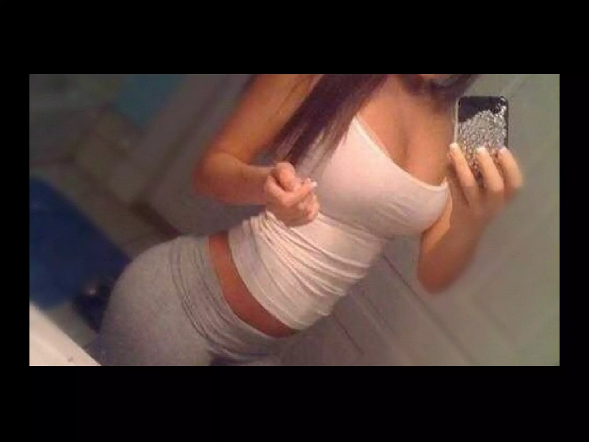 Sherry Turkle (1997) 
‘Los personajes virtuales son objetos con 
los que podemos pensar’ 
Exemple: 
Second 
Life 
Paula Sibilla (2008) 
‘Show del yo’/ ‘Extimidad’ 
Autobiografia: 
autor-­‐narrador-­‐personatge 
(autolegimitació) 
 