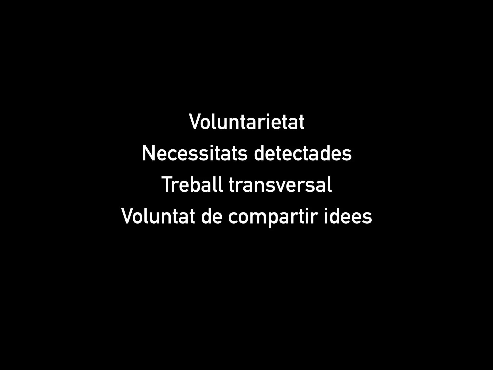 4 idees 
1. Per a la majoria d’adolescents i joves, es tracta 
d’espais en els que genera relacions, integrant-ho als 
seus processos de conformació d’identitat (#intragrup) 
2. Els avantatges superen els inconvenients 
(#responsabilitat #autonomia #reducció_de_danys) 
3. La dimensió relacional d’internet esdevé un espai més 
on amplificar problemes ja coneguts, amb noves 
variables #exponencialitat #rapidesa 
#dimensió_del_missatge 
4. Algunes respostes de la comunitat educativa 
tendeixen a prioritzar la qüestió tecnològica per 
davant de la qüestió relacional. 
 