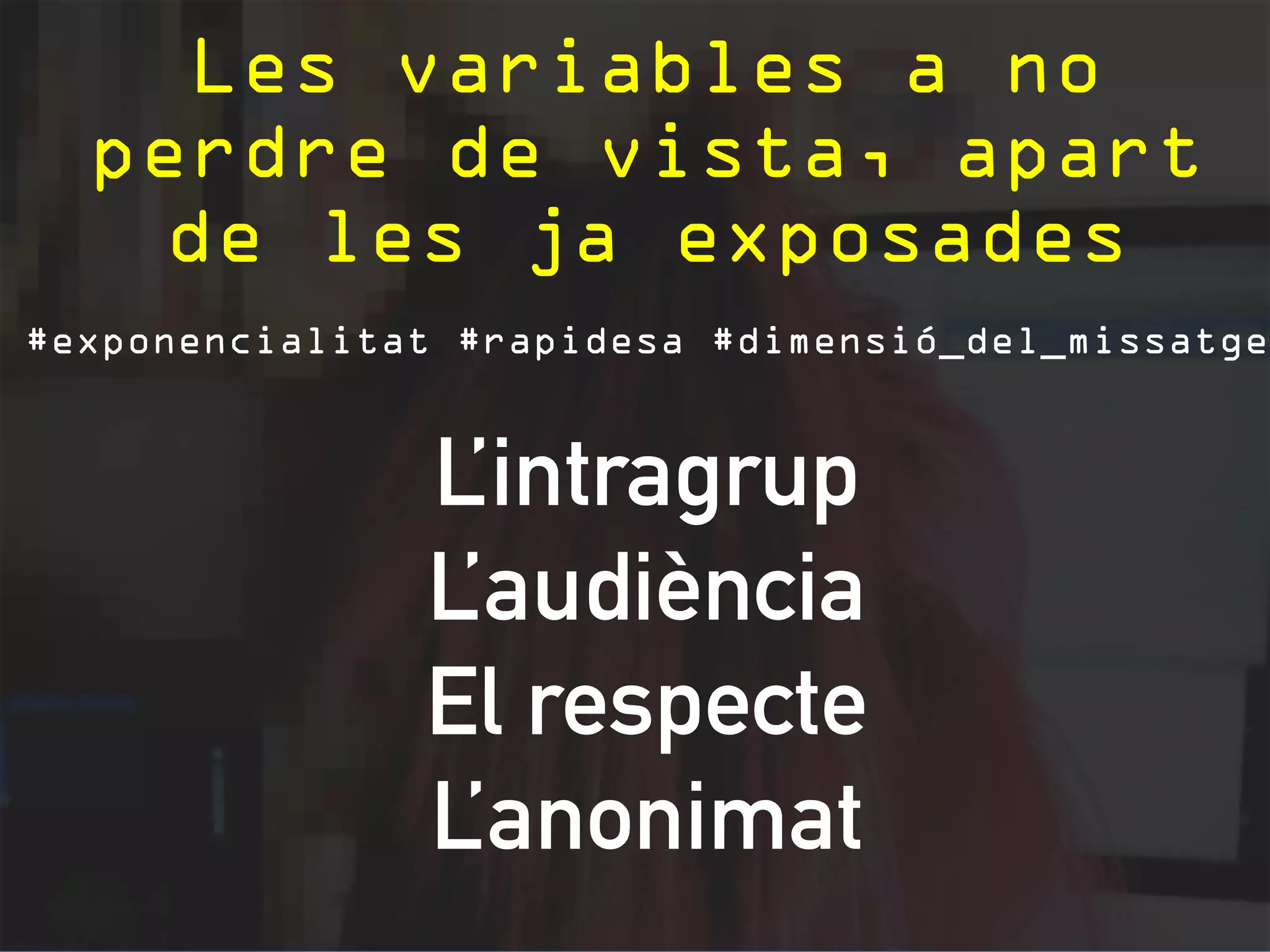 Sexting 
El sexting consisteix en la difusió o publicació de 
fotografies, vídeos i d'altres congintus de tipus 
sexual, produïdes per la mateixa persona remitent, 
cap a un altra persona, mitjançant el mòbil o un altre 
dispositiu tecnològic. Bartrina (2011) afirma que el 
contingut de caràcter sexual, generat de manera 
voluntària pel seu autor, passa a mans d’un altre o 
altres persones i, a partir d’aquí, es pot entrar en un 
procés de reenviament massiu multiplicant-se la 
seva difusió. 
 