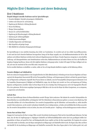 12
(Erst-) Reaktionen
Beispiele biologisch sinnvoller Reaktionen nach der Spirovitaltherapie:
w Vermehrte Müdigkeit, Schwindel und gesteigertes Schlafbedürfnis
w Leichtere und verbesserte Ein- und Ausatmung
w Regulierung des Blutdrucks in Richtung Normbereich
w Bessere Durchblutung
w Weniger Schmerzempfinden
w Besseres Ein- und Durchschlafverhalten
w Regulierung des Blutzuckerspiegels in Richtung Normbereich
w Optimierung der Sehleistungsfähigkeit
w Erhöhte Konzentrationsfähigkeit
w Schnellere Regeneration nach Belastungen
w Mehr körperliche und geistige Energie
w Mehr Mobilität bei vorhandenen Bewegungs­einschränkungen
Die Spirovitaltherapie ist eine natürliche Anwendung ohne Zufuhr von Fremdsubstanz. Sie verzichtet auch auf eine erhöhte Sauerstoffkonzentration.
Es wird somit kein durch chemische Reaktionen hervorgerufener Zwang auf den Körper ausgeübt, wie es bei Medikamenteneinnahme der Fall ist. Alle
spürbaren und sichtbaren Reaktionen entstehen durch verbesserte Regulationsprozesse des Körpers. Da jeder ­Organismus einzigartig ist, unterschiedliche
Ernährungs- und ­Lebensgewohnheiten sowie Umweltsituationen vorherrschen, Medikamentenkonsum und andere Faktoren wie Stress oder Konflikte die
komplexen Vorgänge beeinflussen, können nicht alle möglichen Reaktionen vorhergesagt werden. In jedem Fall reagiert Ihr Körper intelligent und sinn-
voll, auch wenn das manchmal auf den ersten Blick anders interpretiert wird.
Um die sinnvollen Reaktionen verständlicher zu machen, wollen wir hier auf einige Beispiele detaillierter eingehen und die Bedeutung erklären.
Vermehrte Müdigkeit und Schlafbedürfnis
Durch eine verbesserte Energieproduktion in den Energiekraftwerken der Zellen (Mitochondrien) in Verbindung mit einer besseren Regulation und Steuer­
ung durch die übergeordnete Steuerzentrale VNS wird der Parasympathikus (Erholungs- und Entspannungsnerv) aktiviert und damit der gesamte Organis­
mus auf Regeneration und Reparatur eingestellt. Diese Prozesse können nur ablaufen, wenn der Parasympathikus (Entspannungsnerv) dominanter ist als
der Sympathikus (Anspannungsnerv). Müdigkeit und Schlafbedürfnis zeigen, dass der Körper jetzt vermehrt von Stress und Anspannung auf Erholung,
Reparatur und Regeneration umschaltet. Geben Sie Ihrem Körper die Zeit, die er benötigt. Diese Erholungsprozesse sind in der Vergangenheit offensicht-
lich zu kurz gekommen. Wie bei einem ausgiebigen Spaziergang im Wald oder an der See nutzt der Körper das höhere Energieniveau, um zu entspannen,
zu regenerieren und aufzutanken.
Laufende Nase  
Nach einer Spirovitaltherapie können die Nasenschleimhäute vermehrt flüssiges Sekret produzieren. Was bedeutet die vermehrte Sekretproduktion der
Nasenschleimhaut aus naturheilkundlicher und biologischer Sicht? Die Schleimhäute im Nasen­rachenraum gehören zu unserem ersten Abwehrring. Viele
Immunzellen befinden sich in der Nasenschleimhaut. Eine vermehrte Energieproduktion regt die Schleimhaut- und Immunzellen an, welche daraufhin
vermehrt Sekret produzieren, um die vermehrt vorhandenen Schadstoffe, die wir ständig einatmen, zu binden und anschließend über die Nase auszuschei-
den. Die vermehrte Sekretproduktion ist also ein Zeichen, dass etwas sehr Sinnvolles passiert – Entgiftungs- und Ausscheidungsprozesse werden verbessert.
Unreine Haut und kleine Pickel
Entgegen der Erwartung kann die Haut in einigen Fällen vermehrt Unreinheiten beziehungsweise Pickel nach der Spirovitaltherapie bekommen. Das liegt
daran, dass die Haut ein Entgiftungsorgan ist. Abgelagerte Schadstoffe und Stoffwechselabfallprodukte werden durch eine grundlegend ­erhöhte Ener-
gieproduktion im Körper und speziell der Haut- und Bindegewebszellen besser entgiftet und über die Haut ausgeschieden. Die Symptome der unreinen
Haut werden wieder ­verschwinden, wenn der Körper weitestgehend von Ablagerungen und Schadstoffen befreit wurde. Die Organe Leber, Niere und Darm
sind ebenfalls für die Ausscheidung von Ablagerungen und Schadstoffen verantwortlich. Wenn diese Organe jedoch in ihrer Funktion gestört sind, sucht
Mögliche (Erst-) Reaktionen und deren Bedeutung
 